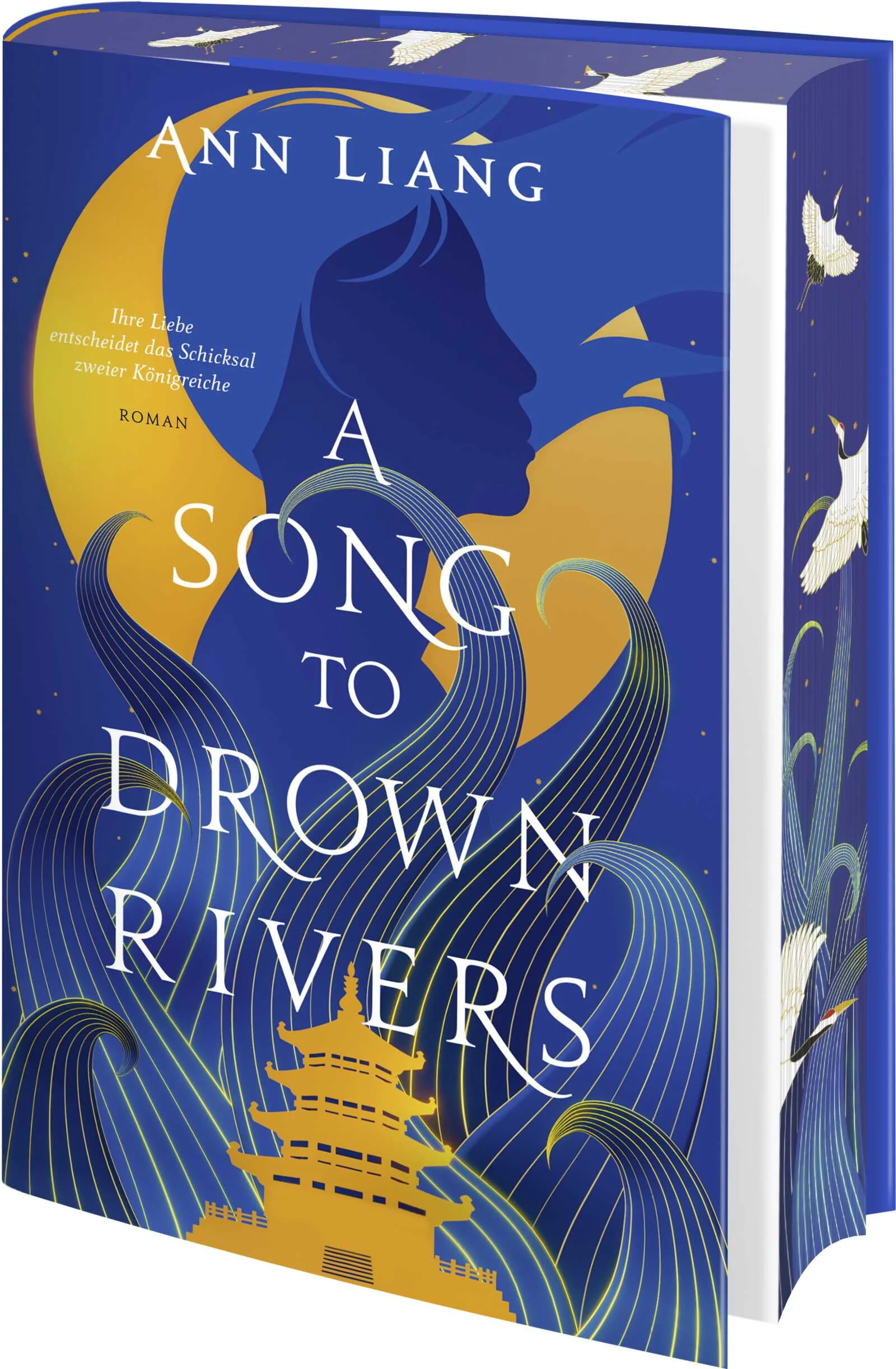 +++ Limitierte Auflage mit wunderschönem Farbschnitt und exklusiver Charakterkarte +++Ihre Schönheit hat die Macht, ein Königreich zu stürzen – doch ihr Herz kann sie nicht beschützen»A Song to Drown Rivers« ist ein epischer und dramatischer historischer Liebesroman um eine große Liebe, die zwei Königreiche zerstören könnte.China um das Jahr 500. Für die Menschen in Xishis Dorf ist die bezaubernde Schönheit der jungen Frau ein Segen, der ihrer Familie Wohlstand bringen wird. Doch Fanli, der Berater des Königs, sieht sehr viel mehr in ihr: Er bietet Xishi an, sie zur Spionin auszubilden. Denn der Herrscher des verfeindeten Nachbarkönigreichs Wu ist bekannt dafür, eine Schwäche für schöne Frauen zu haben. Xishi kann die Klinge werden, die ihn mit einem Stich ins Herz zu Fall bringt.Xishi, die bei einem Angriff von Wu-Soldaten ihre Schwester verloren hat, ist ebenso fasziniert von Fanli wie von den Möglichkeiten, die er ihr bietet. Sie lernt von ihm alles, was sie für ihre Mission braucht – vor allem zu lügen und ihre wahren Gefühle zu verbergen. Nur einander können Fanli und Xishi nicht täuschen.Als sie schließlich an den Hof von Wu gelangt, steigt die anmutige Xishi schnell in der Gunst des feindlichen Herrschers auf. Doch mit jedem Tag wächst die Gefahr, enttarnt zu werden. Und das würde nicht nur ihren eigenen Tod bedeuten, sondern auch den des Mannes, den sie liebt …Episch, dramatisch und wunderschön – eine große, zeitlose Liebesgeschichte vor dem Hintergrund einer chinesischen LegendeFür ihren Liebesroman hat sich die chinesische Autorin Ann Liang von der Legende von Xi Shi inspirieren lassen, einer der Vier Schönheiten des antiken Chinas. Sie erzählt meisterhaft eine feministische Neuinterpretation um die legendäre Spionin Xishi, deren Liebe ein ganzes Königreich bedroht.»Umwerfend und herzzerreißend.« Chloe Gong, SPIEGEL-Bestsellerautorin von Welch grausame Gnade