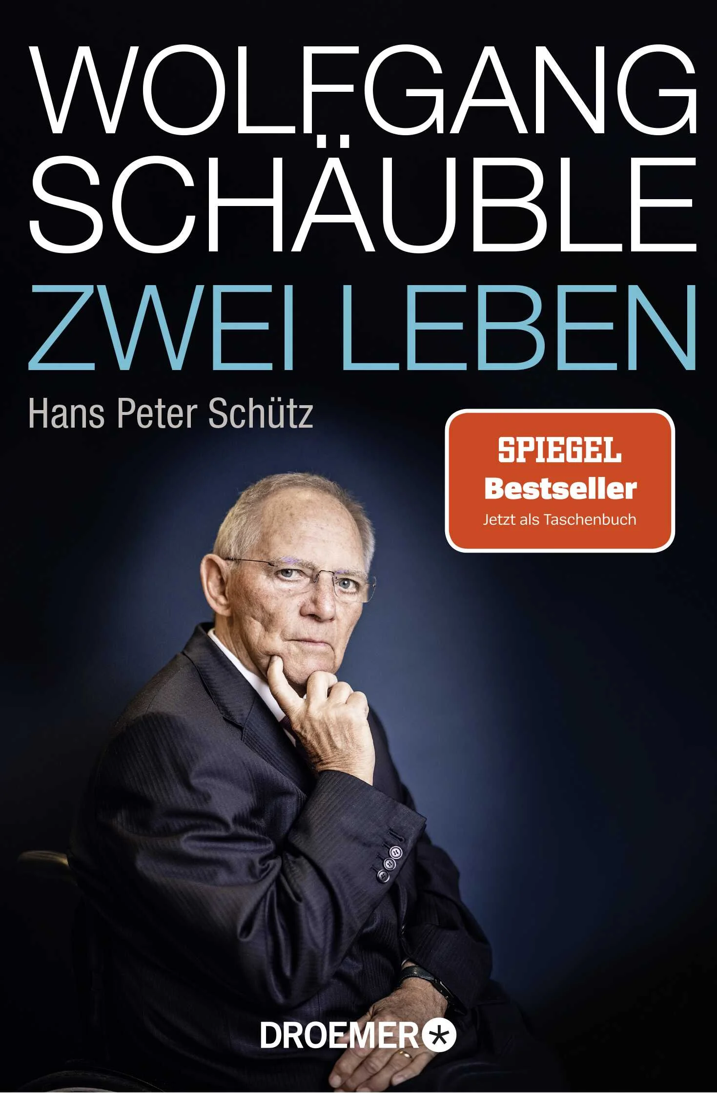 Wolfgang Schäuble prägte seit einem halben Jahrhundert die deutsche Politik – die Biografie einer Ausnahmegestalt der Zeitgeschichte, umfassend aktualisiert und erweitert. »Nur gut, dass der Mensch vorher nicht weiß, was er aushalten kann.« – Wolfgang Schäuble »Eine sehr sensible und inhaltlich doch knallharte Biografie.« NDRSchäuble ist seit Anfang der Sechzigerjahre Bundestagsabgeordneter der CDU, wurde später Innenminister, Finanzminister und 2017 Bundestagspräsident.  Seit 2021 fungierte er als dienstältestes Mitglied des 20. Bundestags als Alterspräsident. Von der Verhandlung der deutschen Einheit über die Europapolitik bis zu den parlamentarischen Herausforderungen der letzten Jahre: Wolfgang Schäuble gestaltete die Bundesrepublik in den letzten Jahrzehnten mit wie nur wenige andere. Und die Politik hat sich tief in sein Leben eingegraben.· Wolfgang Schäuble: das Leben eines Jahrhundertpolitikers· Hans Peter Schütz kannte, begleitete und beobachtete seit Jahrzehnten Schäuble und seine Politik· Umfassend aktualisiert und erweitert»Wer, wenn nicht Hans Peter Schütz könnte das Leben dieses Mannes beschreiben, den er so viele Jahre mit Sympathie, aber auch mit der gebotenen journalistischen Distanz begleitet hat?« – Süddeutsche ZeitungSchäubles Intellekt, seine Disziplin und Loyalität sind auch beim politischen Gegner anerkannt. Hans Peter Schütz hat für seine umfassend aktualisierte und erweiterte Biografie mit Schäuble und dessen Familie gesprochen, Weggefährten und politische Gegner befragt. So schildert er nicht nur den Weg eines Jahrhundertpolitikers, sondern auch die weniger bekannte Seite des Menschen Schäuble.Doch diese große Karriere kennt auch dramatische Brüche. Wolfgang Schäuble ist gescheitert, als er Kanzler und als er Präsident werden wollte. Und das Land war Zeuge, wie die Vita Schäubles mit dem Attentat in zwei Leben gespalten wurde. Hans Peter Schütz war dabei, als ein geistig Verwirrter die Schüsse abfeuerte. Seither verbindet den Journalisten und den Politiker eine besondere Beziehung. Schütz kann für dieses Porträt auf eine Fülle bislang unbekannter Informationen über das Leben des Politikers zurückgreifen. Wolfgang Schäuble erfreut sich zwar großen Respekts, doch geöffnet hat er sich selten. Schütz schildert Schäubles Bruch mit Helmut Kohl, das schwierige Verhältnis zu Angela Merkel, aber auch die Ehe der Schäubles vor und nach dem Attentat. So lernt der Leser den Politiker und Menschen Schäuble neu und anders kennen. Und erfährt, wie schwer es ihm fiel zu akzeptieren, dass man dem Rollstuhl nicht entkommen kann.Nach langer Krankheit starb Wolfgang Schäuble am 26. Dezember 2023 im Alter von 81 Jahren in Offenburg.»Der heutige Tag ist ein trauriger Tag für Deutschland. Das Land hat einen seiner größten Politiker und einen klugen, scharfsinnigen und geradlinigen Menschen verloren. ... Wir alle sind ihm zu großem Dank verpflichtet.« Daniel Günther, Ministerpräsident Schleswig-Holsteins und CDU-Landesvorsitzender »Der Tod Schäubles ist ein Verlust für Deutschland. Das Land verliert einen energischen, streitbaren und geradlinigen Politiker.« Peter Tschentscher (SPD), Erster Bürgermeister Hamburgs auf der Plattform X»Dieser Wolfgang Schäuble ist ein Politiker, wie ich keinen anderen kenne. Es gibt niemand anderen mit dieser Erfahrung, es gibt niemand anderen mit dieser politischen Sozialisation. Das Amt ist sein Leben.« Heribert Prantl, Süddeutsche Zeitung
