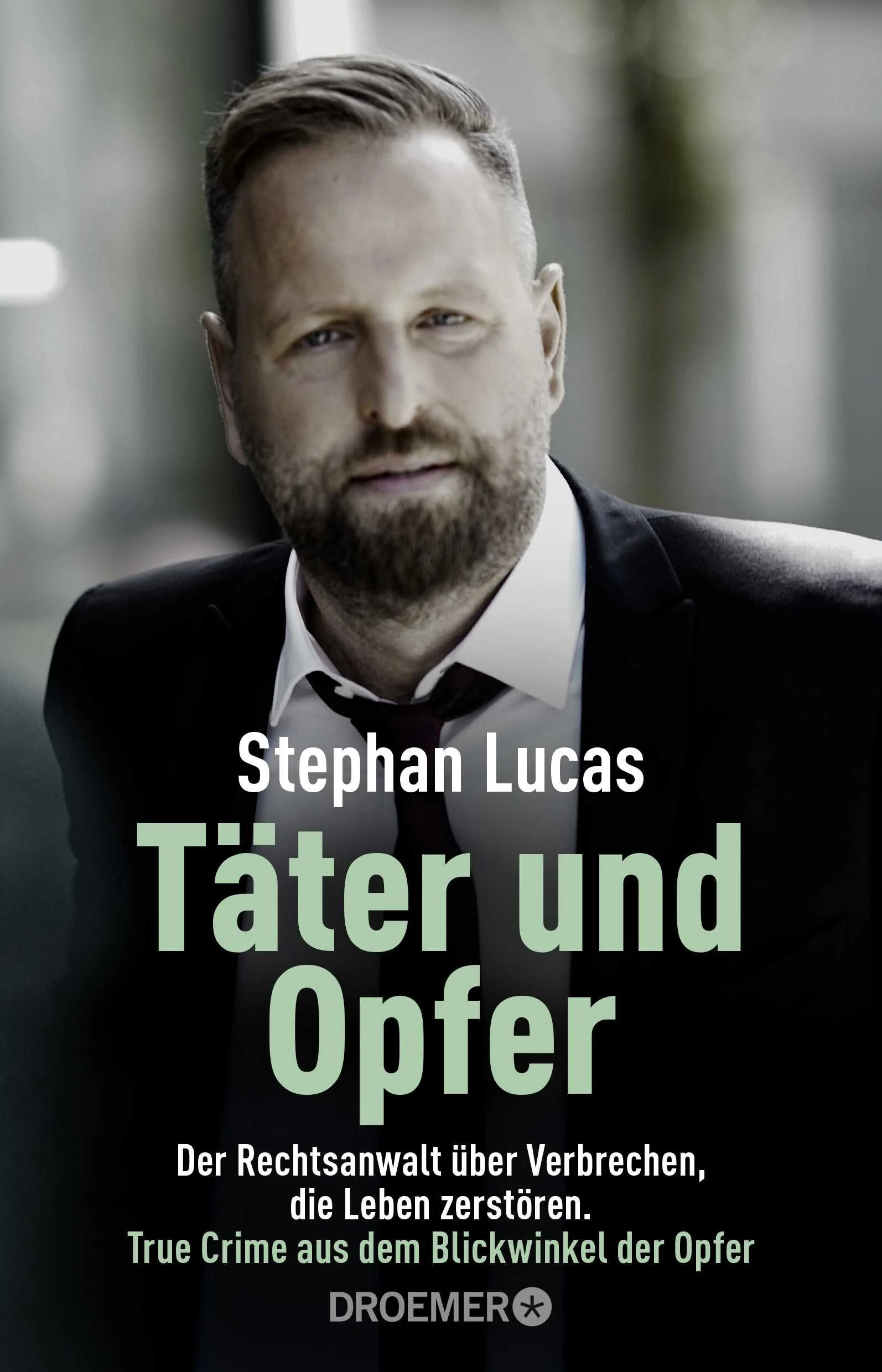 True Crime aus dem Blickwinkel der Opfer: In seinem neuen Sachbuch berichtet der Münchner Bestseller-Autor und Rechtsanwalt Stephan Lucas über wahre Verbrechen und stellt die Frage, wie man zum Opfer eines Verbrechens wird und ob man es verhindern kann. Tagtäglich berichten die Medien über wahre Verbrechen. Und manchmal fragen wir uns: Hätte das auch mir passieren können? Was muss geschehen, dass man Opfer einer Straftat wird?Stephan Lucas, einer der bekanntesten Strafverteidiger Deutschlands und bekannt aus der SAT1-Serie Im Namen der Gerechtigkeit, macht anschaulich, was die Opferforschung, ein Teilgebiet der Kriminologie, über die Beziehung zwischen Tätern und Opfern weiß - am Beispiel spannender und aufwühlender Fälle aus seinem Berufsalltag als Rechtsanwalt. Dabei wird deutlich: Man kann sich im Alltag vorsichtig und umsichtig verhalten und dennoch nicht ausschließen, dass man zum Opfer eines Verbrechens wird. Der Opfer-Code macht betroffen und nachdenklich – ein engagiertes Buch über ein hoch emotionales Thema!»Seine Fälle fesseln die Leser.« Die Welt 