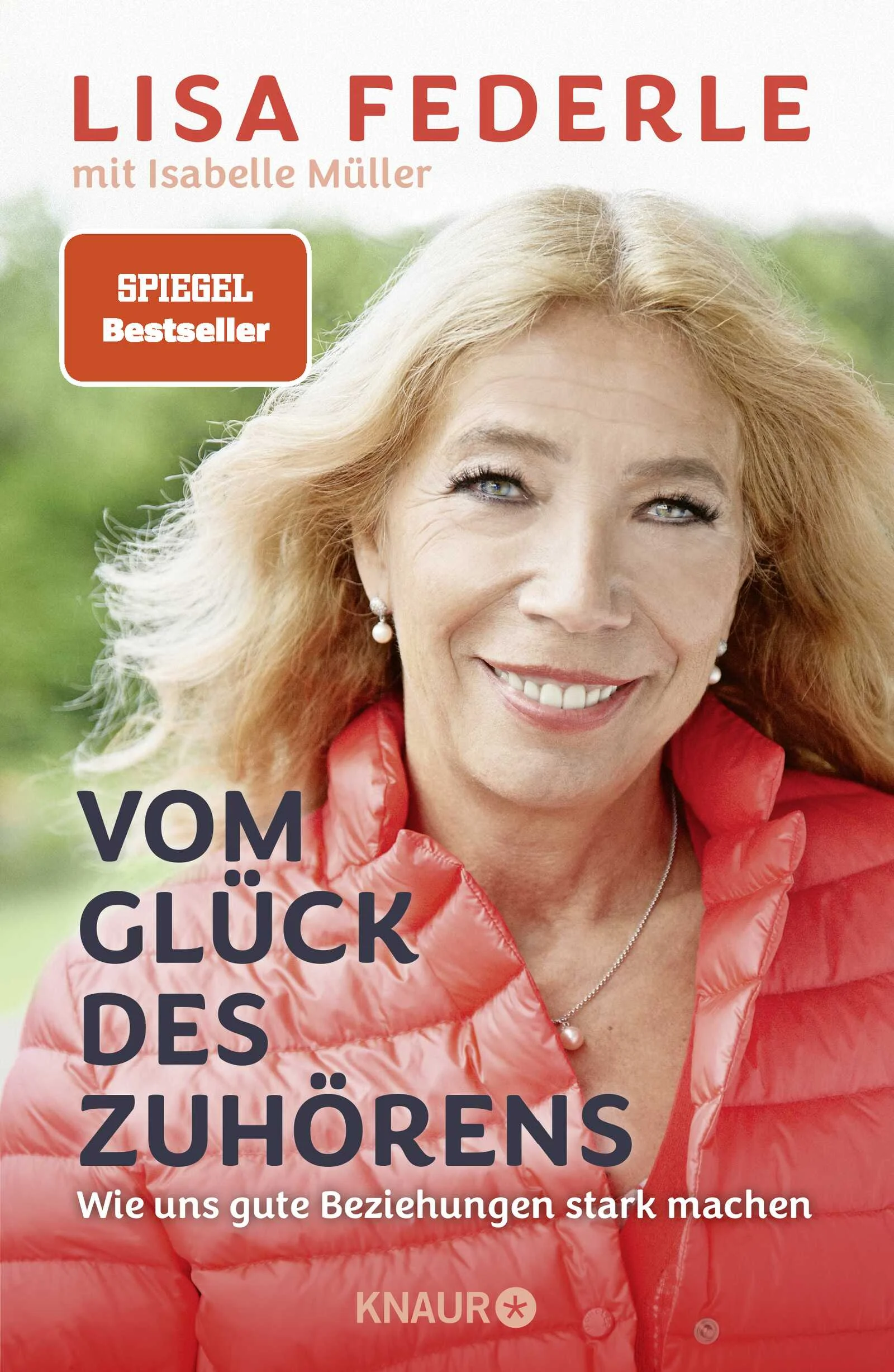 Eine, die Mut macht: Deutschlands bekannteste Notärztin über die Bedeutung des Zuhörens und die Bedeutung vertrauensvoller Beziehungen Mit ihrer zupackenden Art hat sie im Fluchtsommer 2015 und während der Pandemie das ganze Land bezaubert. Ihre Patient*innen wissen indes schon lange, was sie an Lisa Federle haben: eine Ärztin, die hinschaut, nachfragt und seit vielen Jahren ihre Schicksale und Lebensträume begleitet. In ihrem neuen Buch spricht Lisa Federle über die Probleme, mit denen sie täglich konfrontiert wird. Dazu gehören Einsamkeit, Demenz, Angst, Depression, von den psychosomatischen Folgen persönlicher Krisen ganz zu schweigen. Nicht selten aber sind auch Liebesbeziehungen Ursache für gesundheitliche Krisen - und die Scham, darüber zu sprechen, ist bei den Betroffenen groß. Denn allzu oft geht es um Dinge, die über das persönliche Schicksal hinaus auch gesellschaftliche Fragen betreffen.So erzählt Lisa Federle von einer Frau, die 30 Jahre als Schattenfrau eines verheirateten Mannes scheinbar ihre Erfüllung findet und große Zugeständnisse macht. Doch das ständige Hoffen, die Einsamkeit und die vielen Lügen finden eines Tages ein schmerzhaftes Ende. Hier wie in vielen anderen Geschichten dieses Buches wird klar, wie sehr gesellschaftliche Konventionen ein Leben belasten und die Betroffenen dennoch einen Weg zum persönlichen Glück finden können.Ein emotionales Plädoyer für mehr Zugewandtheit. Anhand ihrer eigenen turbulenten Berufs- und Lebenspraxis zeigt Lisa Federle, wie ein rücksichtsvolles Miteinander aussehen könnte.»Menschen wie sie bilden den Kitt in unserer Gesellschaft – und das nicht nur in Krisenzeiten.« Bundespräsidialamt
