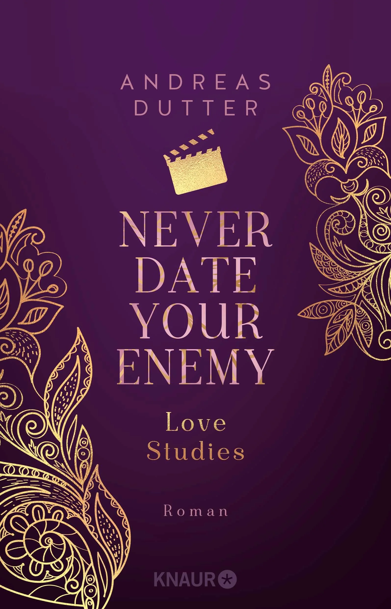 Wenn sich das Herz nicht an die Abmachungen hältIn »Never Date Your Enemy«, dem zweiten New-Adult-Liebesroman in Andreas Dutters queerem Duett »Love Studies«, möchte sich der Doktorand Cormac mit Yiannis eigentlich nur an seinem Ex-Freund rächen …*** LIMITIERTE ERSTAUFLAGE MIT ZWEI WUNDERSCHÖN GESTALTETEN OVERLAY-PAGES ***Sich zu verlieben ist nicht Teil des PlansNachdem sein Ex-Freund ihm nicht nur das Herz gebrochen, sondern auch das gemeinsame Konto geplündert hat, ist Cormac Glenn mit dem Thema Liebe durch. Stattdessen will er sich voll auf seinen Doktortitel als Meteorologe an der Uni von Glasgow konzentrieren. Denn nur so kann er die Bedingungen für das großzügige Erbe erfüllen, für das er gemeinsam mit seinem Mitbewohner Quentin ausgewählt wurde.Doch dann lernt Cormac bei seinem Nebenjob für einen kleinen TV-Sender den ehemaligen Kinderstar Yiannis kennen, der dort als Moderator arbeitet. Zwar kann er ihn erst mal nicht besonders leiden, aber sie verbindet ein ähnliches Schicksal: Auch Yiannis hat einen fiesen Ex-Freund. Und so zögern sie nicht, sich zusammenzutun, als sich ihnen die Chance auf Rache an ihren hinterhältigen Ex-Freunden bietet. Ihr Plan lenkt sie allerdings nicht nur von ihren Karrierezielen ab, er birgt auch noch ganz andere Gefahren …Ein bezaubernder queerer Revenge-Fake-Dating-Liebesroman von Own-Voice-Autor Andreas Dutter!Entdecke auch den ersten New-Adult-Roman des Love-Studies-Duetts von Andreas Dutter: In »Love Studies: Never Kiss a Villain« bekommt es Cormacs Mitbewohner Quentin mit Massimo zu tun, der Quentin aus bestimmten Gründen unbedingt für sich gewinnen will …*** Die Overlay-Pages sind nur in der Erstauflage enthalten. Lieferung nach Verfügbarkeit. ***
