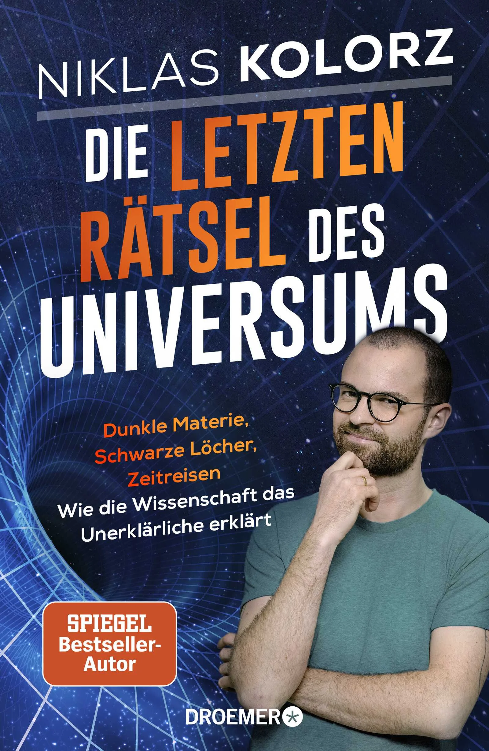 Die großen Mysterien des Weltalls und unserer Erde: faszinierende Rätsel der Wissenschaft vom Autor des Sachbuch-Bestsellers »(Fast) Alles einfach erklärt«, Niklas Kolorz Was war vor dem Urknall? Woraus besteht Dunkle Materie? Wie sieht mögliches Leben auf Exoplaneten aus? Science-Star Niklas Kolorz erforscht in seinem neuen Buch die größten ungeklärten Fragen unseres Universums. Dafür begibt er sich an Orte, an denen die traditionellen Modelle der Physik versagen und die menschliche Vorstellungskraft bis ans Äußerste gefordert ist. Doch die Wissenschaftsgeschichte zeigt: Forschende schaffen es immer wieder, das einst Unglaubliche zu erklären. Niklas Kolorz schildert die bahnbrechenden Versuche, Studien und Modelle, die dabei helfen werden, diese Rätsel zu lösen. Fesselnd, faktenreich und humorvoll lässt er die Wissenschaft am Rand des Universums lebendig werden.In Teil 1 dreht sich alles um den KOSMOS: Wo fängt das Universum an und wo endet es? Was steckt hinter der ominösen Dunklen Energie? Und gibt es Portale, die einen Weg ins Multiversum eröffnen?Teil 2 begibt sich auf die Spur des LEBENS: Wie entsteht Bewusstsein? Könnten wir in einer Simulation leben? Welche Erkenntnisse hat die Astrobiologie über Leben im All?Um die ZUKUNFT geht es in Teil 3: Finden wir irgendwann eine Weltformel? Und können wir sogar in der Zeit reisen?Wieder widmet sich Niklas Kolorz nicht nur den Fakten, sondern auch den Geschichten dahinter. Er verfolgt, wie sich Wissenschaftler*innen der Erklärung des Unerklärlichen widmen, was sie antreibt und wie sie dabei ein ums andere Mal unser Bild vom Universum auf den Kopf stellen.»Was würde passieren, wenn ich in ein Raumschiff steige und mit Überlichtgeschwindigkeit in eine Richtung fliege? Raus aus unserem Sonnensystem, vorbei am schwarzen Loch im Zentrum unserer Milchstraße, raus aus dem Galaxienhaufen der lokalen Gruppe, weit in den Kosmos hinein. Wie weit müsste ich fliegen, bis ich dahin gelange, wo das Universum aufhört und das … ja was eigentlich beginnt?«