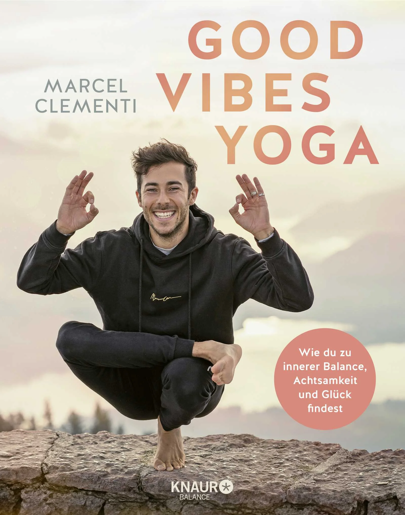 Finde mit Marcel Clementi zu deiner Good-Vibes-Routine!Der international erfolgreiche Yoga-Lehrer Marcel Clementi ist durch seine Youtube-Videos und seinen Good Vibes-Podcast bekannt geworden. Er zeigt in seinem Ratgeber, wie Yoga dir hilft, im Moment zu leben, deine Gedanken zu ordnen und dein Glück selbst die Hand zu nehmen. Mit seinem Good-Vibes-Programm hilft Marcel dir dabei, mithilfe von leicht umsetzbaren Übungen Stress abzubauen, stärker auf dein Bauchgefühl zu vertrauen und die für dich richtigen Steps auf deinem Lebensweg auszumachen.Mit Yoga Schritt für Schritt zu mehr Kraft, Mut und Zuversicht findenDie Kombination aus Asana-Übungen und Mindful-Techniken ist der Schlüssel zu innerer Balance und Zufriedenheit – das zeigt Marcel Clementi mit seinem Yoga-Buch. Aus diesem Grund bekommst du nicht nur wirksame Übungsabfolgen aus dem Hatha-, Yin- und Vinyasayoga gezeigt, sondern auch eine Vielzahl an Übungen für Achtsamkeit und Glück. Dieser wunderschön gestaltete Yoga-Ratgeber hilft dir, eine eigene Good-Vibes-Routine für mehr Gesundheit, Freude und Erfolg zu kreieren.In diesem Buch findest duüber 150 Asana-Fotos mit Schritt-für-Schritt-Anleitungen,Infos zu den Top 10 der größten Yoga-Mythen,Einblicke in Marcels spannende Biografie,wertvolle Coaching-Impulse und inspirierende Quotes,QR-Codes mit Meditationen, die Marcel selbst eingesprochen hat.