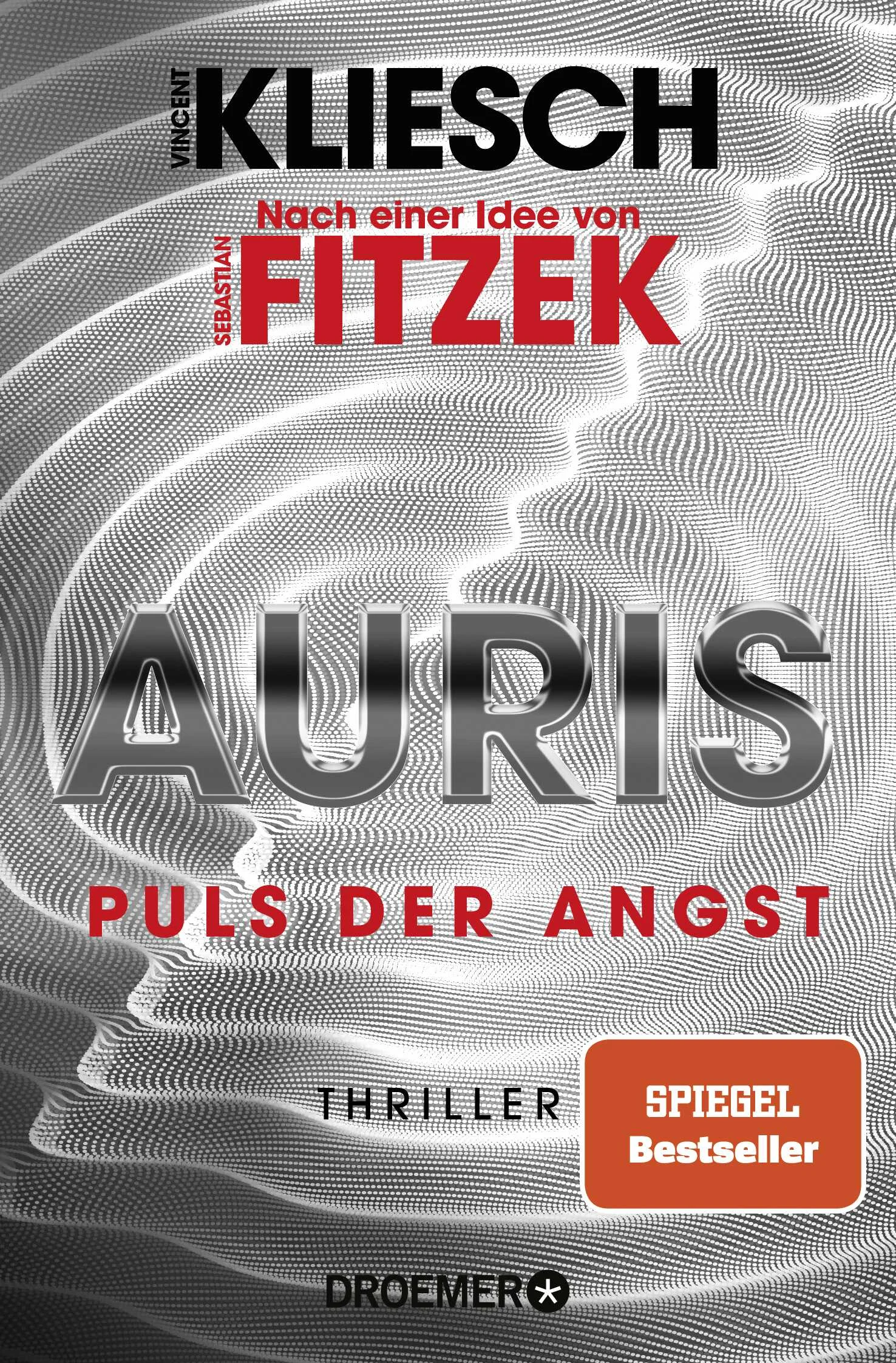 Ein Fest für alle AURIS-Fans: der Abschluss der genialen Thriller-ReiheIm 6. Band der Thriller-Reihe des Bestseller-Duos Sebastian Fitzek & Vincent Kliesch wird das Leben von Podcasterin Jula komplett auf den Kopf gestellt.True-Crime-Podcasterin Jula Ansorge kann es nicht fassen: Ihre eigene Mutter hat sie belogen, die Demenz war nur vorgespielt! Und das war noch die kleinste Lüge. Denn Matthias Hegel, der forensische Phonetiker mit dem absoluten Gehör, spielt eine gänzlich andere Rolle in Julas Vergangenheit, als sie bislang dachte.Doch bevor Jula echte Antworten erhält, werden Hegel und ihre Mutter vergiftet. Die Terroristen machen deutlich: Es existiert noch genau eine Dosis des Gegengifts – doch wer sie bekommen will, muss zu den Terroristen überlaufen. Könnte Jula wirklich zur Mörderin werden? Und selbst wenn sie dazu fähig ist – wen soll sie mit dem Gegengift retten, wen im Stich lassen? Um die größte Katastrophe in Julas Leben zu verhindern, ist Matthias Hegel bereit, über jede Grenze zu gehen und das Unvorstellbare zu tun …Atemlose Pageturner, die süchtig machenDie Thriller um das ungleiche Ermittler-Duo Jula und Hegel – den Mann, der das Verbrechen hört – erobern regelmäßig die SPIEGEL-Bestsellerliste. Wenn dir vor lauter Spannung die Nerven flattern und du bis zum Morgengrauen weiterlesen musst, dann hast du einen AURIS-Thriller in der Hand!Die Thriller-Bestseller von Vincent Kliesch und Sebastian Fitzek sind in folgender Reihenfolge erschienen:AurisDie Frequenz des TodesTodesrauschenDer Klang des BösenTödlicher SchallPuls der Angst