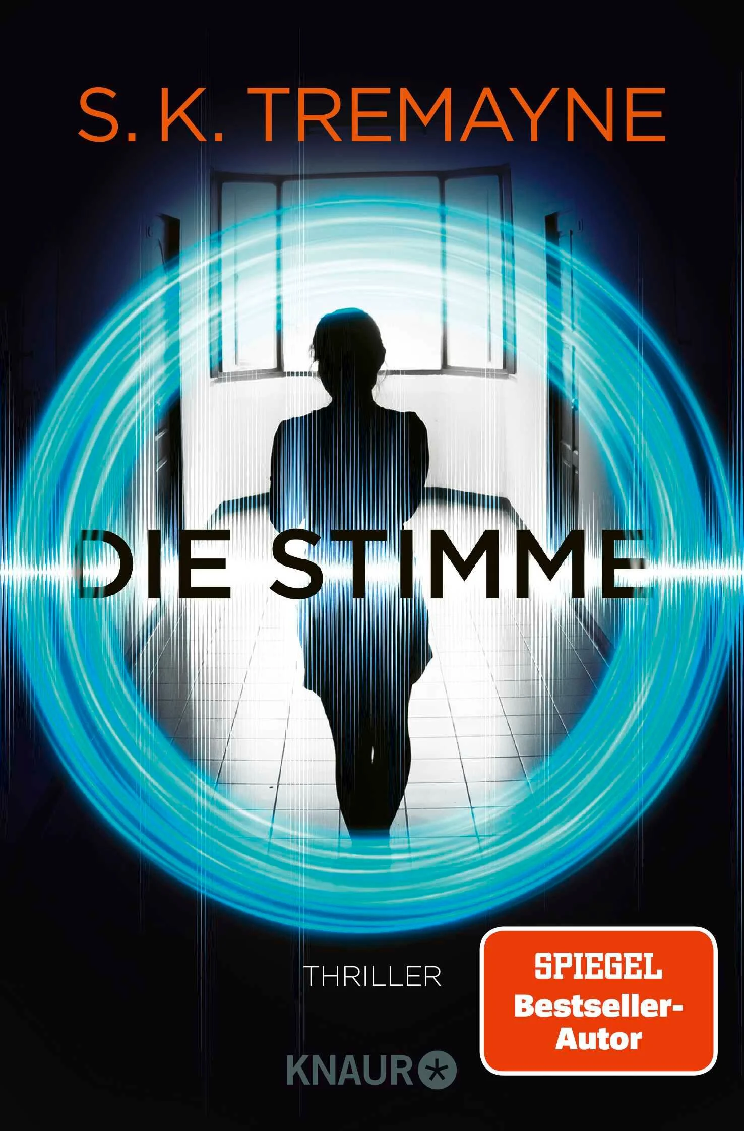 Wenn das »Smart Home« zum Horror-Haus wird:Jetzt im Taschenbuch, genau zur rechten Zeit: S.K. Tremaynes Psychothriller über die Gefahren der künstlichen Intelligenz»Ich weiß, was du getan hast.« Jo ist schockiert, als die digitale Home Assistentin Electra sie ohne Aufforderung anspricht. Unmöglich kann eine harmlose Software vom Furchtbarsten wissen, das Jo jemals passiert ist! Doch Electra weiß nicht nur Dinge – sie tut auch Dinge, zu denen sie nicht in der Lage sein sollte: Freunde und Eltern erhalten Textnachrichten mit wüsten Beschimpfungen, Jos Bankkonto wird leergeräumt, die Kreditkarte überzogen … Zum ersten Mal seit Jahren muss Jo wieder an ihren Vater denken, der unter heftigen schizophrenen Schüben litt und sich schließlich das Leben nahm. Kann es sein, dass sie sich die Stimme nur eingebildet hat? Doch Electra ist noch lange nicht fertig mit Jo …Bestseller-Autor S. K. Tremayne ist ein Meister im Erzeugen subtilen Grusels. Mit dem Psychothriller »Die Stimme« holt er das Grauen ins digitale Zuhause.Entdecken Sie auch die anderen Thriller-Bestseller von S. K. Tremayne:Eisige SchwesternStiefkindMädchen aus dem MoorSchwarzes Wasser