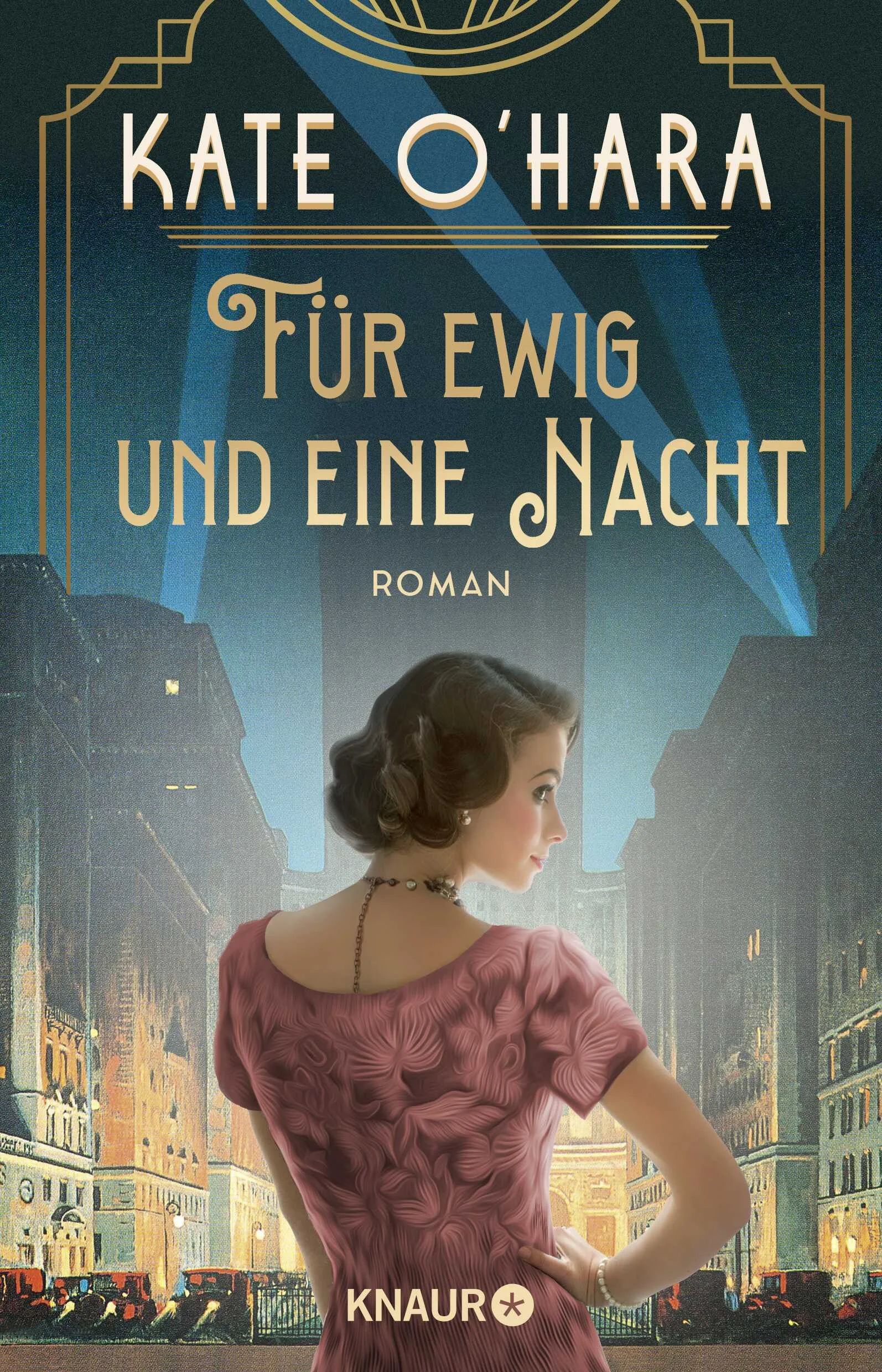Eine Liebe gegen alle Widerstände & Amerikas schillerndstes ZeitalterKate O'Haras opulenter historischer Roman »Für ewig und eine Nacht« erzählt von einer unverbrüchlichen Liebe, gebeutelt von den Stürmen der 20er-, 30er-, und 40-er Jahre in den USA.Philadelphia, 1926: Während Jazz-Musik aus mondänen Nachtclubs perlt, kontrollieren Mafia-Clans die Straßen. Dank der Prohibition verspricht der Alkohol-Schmuggel unermesslichen Reichtum.Als der junge Henry Ellwood der Kellnerin Alison McLean begegnet, die von einer Karriere als Sängerin träumt, schlägt sie wie ein Meteor in sein Leben ein. Die beiden schwören sich ewige Liebe – doch das Schicksal selbst scheint gegen ihre Verbindung zu sein: Henry trifft eine fatale Entscheidung, die ihn zwingt, für die Mafia zu arbeiten. Währenddessen wird Alison auf Betreiben ihres Vaters auf eine abgelegene Farm verschleppt, die sie nicht verlassen darf, will sie Henrys Leben nicht riskieren …Dramatisch, glamourös und hochspannend erzählt Kate O'Hara von einer Liebe, die selbst dem Schicksal trotzt, und lässt dabei die Triumphe und Tragödien einer bewegten Epoche lebendig werden.Entdecken Sie auch Kate O’Haras historische Familiensaga »Die Caldwell-Saga«:Stadt der Träume (San Franzisco um 1900)Tal der Illusionen (Kalifornien, um 1910)Straße des Ruhms (Hollywood, 20er-Jahre)  