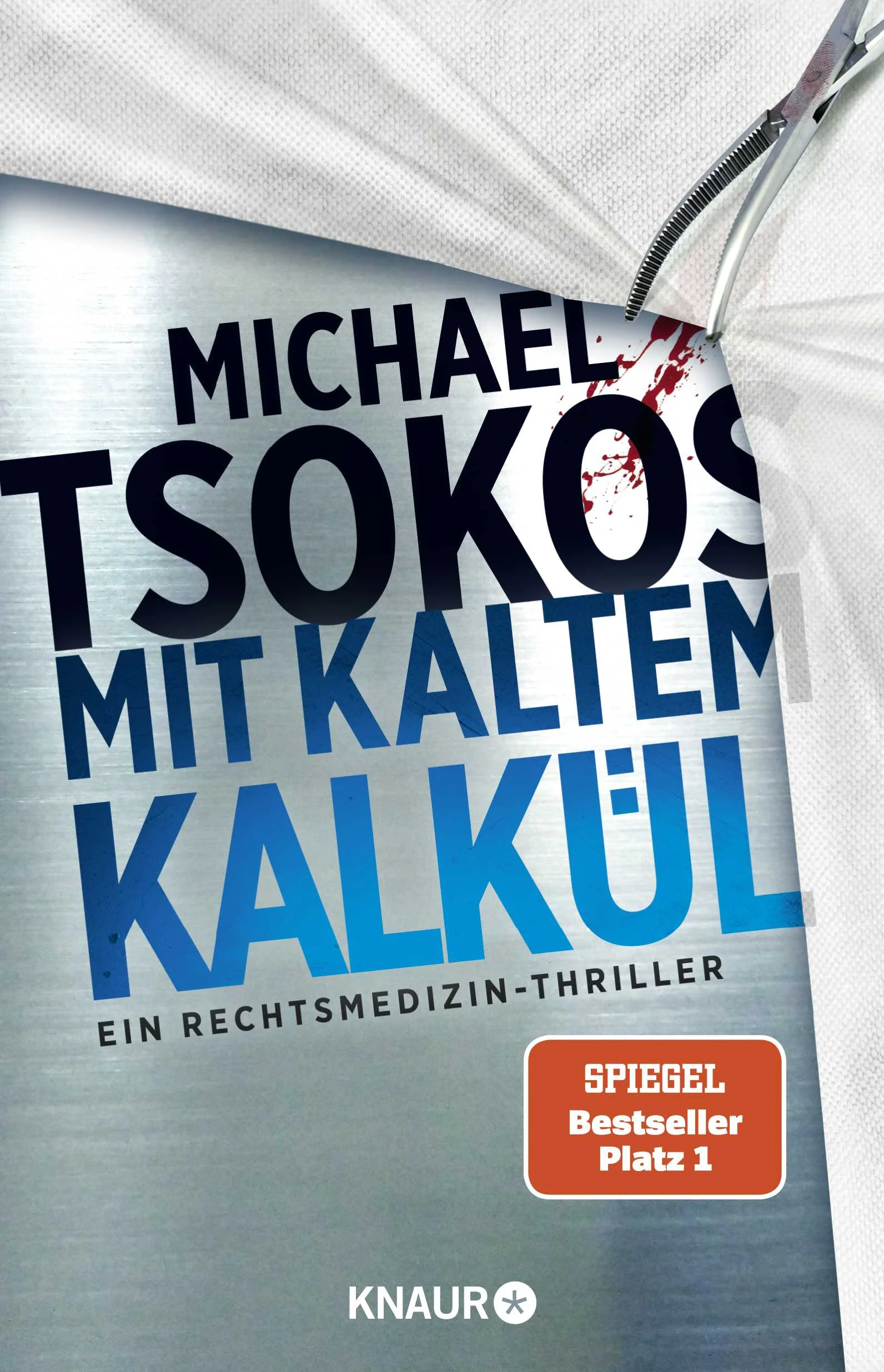 Ein Wettlauf gegen die Zeit und um das Leben eines vermissten Kindes: Sabine Yao löst ihren zweiten Fall - Gänsehaut-True-Crime mit der sympathischen RechtsmedizinerinDie Spezialeinheit „Extremdelikte“ um Dr. Sabine Yao untersucht auch diesmal wieder ungewöhnliche Todesfälle: Zwei in schwarze Samtkleider gehüllte und bizarr entstellte Tote, die im Wald an einem Gestell hängen, geben ebenso Rätsel auf wie ein Tatort in einer Bauwagensiedlung, wo ein Toter zwischen Kinderspielzeug, fetischartigen Utensilien und Perücken liegt.Noch weiß keiner der Ermittler, dass der jordanische Ex-Geheimdienstler Khalaf unter Hochdruck nach dem verschwundenen achtjährigen Yasser sucht. Ihm vertrauen die Bewohner der Neuköllner High-Deck-Siedlung mehr als der Polizei. Khalaf findet heraus, dass Yasser nicht das erste verschwundene Kind aus der Siedlung ist - und dass hinter diesem Fall etwas Grauenvolles steckt.Als eine Kinderleiche gefunden wird, beginnt Sabine Yao zu erkennen, dass fernab der sichtbaren Berliner Strukturen eine urbane Schattengesellschaft existiert, die einen Blick hinter die Kulissen kaum verzeiht. Ermittlerin Monica Monti jedoch, Leiterin der vierten Mordkommission des Berliner LKA, schert es weder, was die Vernunft vorgibt, noch, was alle anderen denken. Sie folgt ihrem Instinkt …Die Fortsetzung des großen SPIEGEL-Bestsellers »Mit kalter Präzision«: Auch im True-Crime-Thriller »Mit kaltem Kalkül« greift Deutschlands bekanntester Rechtsmediziner Michael Tsokos auf zahlreiche authentische Fälle zurück. Er lässt Leserinnen und Leser mit tiefen Einblicken in die Forensik die Arbeit am Seziertisch hautnah miterleben. »Tsokos weiß, wovon er schreibt. Detailfreudig und kenntnisreich überträgt der Rechtsmediziner echte Kriminalfälle in morbiden Lesestoff.« Stern