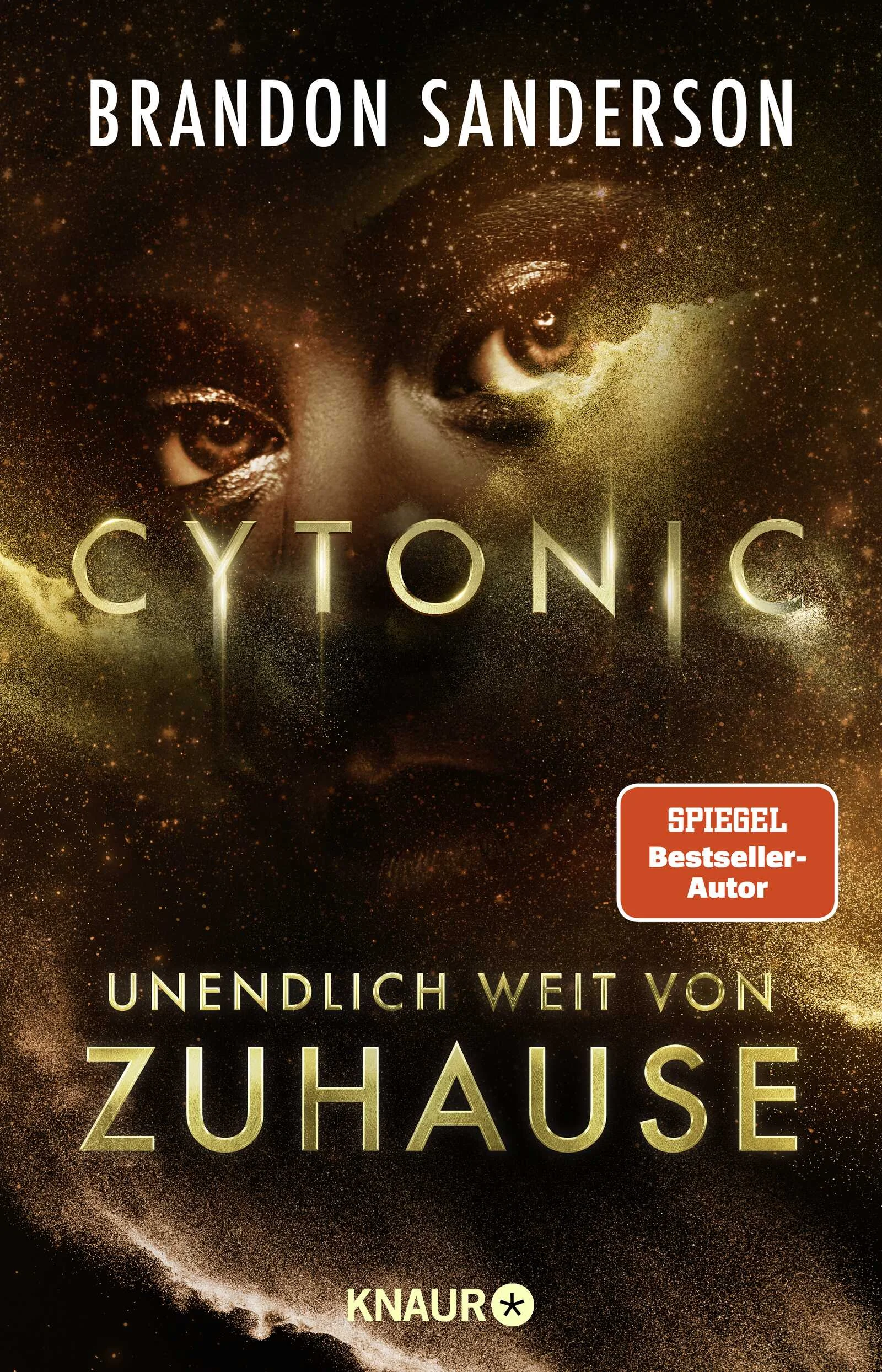 Uralte Alien-Kreaturen, ein galaktischer Krieg und eine furchtlose junge Heldin:»Cytonic – Lichtjahre von Zuhause« ist der 3. Teil von Brandon Sandersons epischem Science-Fiction Abenteuer um die junge Pilotin Spensa.Spensa hat sich nicht nur zu einer der besten Sternenjägerinnen ihres Planeten entwickelt – der jungen Pilotin ist es auch gelungen, ihr Volk vor der Ausrottung durch die rätselhaften Krell zu bewahren.Doch inzwischen verfügt die galaktische Allianz, die alles menschliche Leben kontrollieren will, über eine ultimative Waffe: die Delvers, uralte außerirdische Kreaturen, die ganze Planeten-Systeme in einem Augenblick auslöschen können. Spensa, die bereits einem Delver begegnet ist, weiß, dass keine noch so große Raumschiff-Flotte diese Monster besiegen kann. Sie hat allerdings auch etwas seltsam Vertrautes in der Kreatur gespürt – etwas, das die Galaxie retten könnte, falls Spensa endlich herausfindet, was sie wirklich ist.Dafür müsste sie jedoch alles, was sie kennt, hinter sich lassen und das Nirgendwo betreten, einen Ort, von dem nur wenige je zurückgekehrt sind …Die abenteuerliche Science-Fiction-Reihe »Claim the Stars« von Bestseller-Autor Brandon Sanderson ist in folgender Reihenfolge erschienen:Skyward – Der Ruf der SterneStarsight – Bis zum Ende der GalaxieCytonic – Unendlich weit von Zuhause