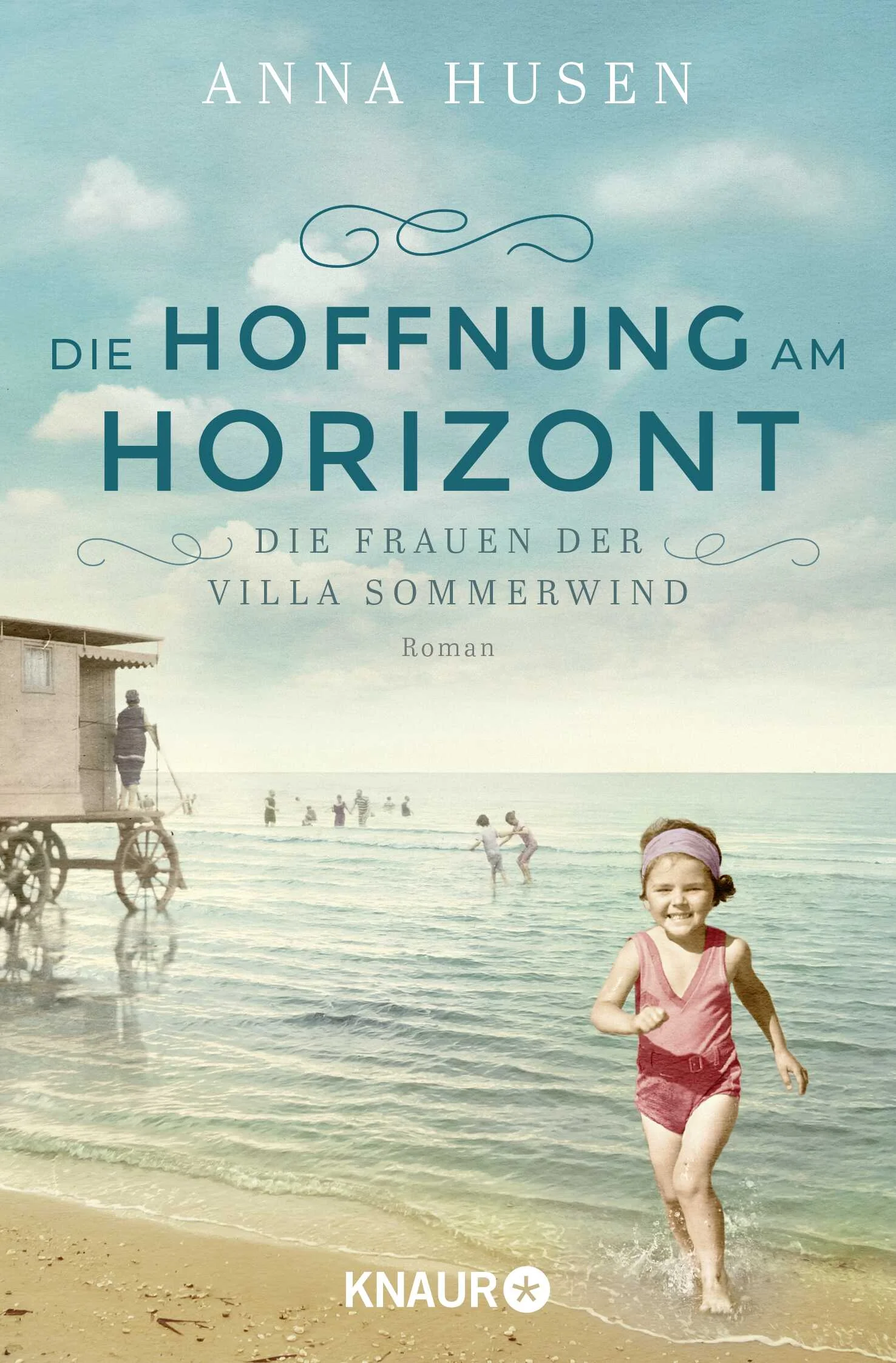 Die Familiensaga am Timmendorfer Strand geht weiter: Nun müssen Henriettes Zwillinge in den unsicheren Zeiten der Vorkriegsjahre ihren Weg finden und die Gefahren des Kriegs überstehen.Timmendorfer Strand, 1924: Henriettes Zwillingstöchter, Julia und Christine – zwei Schwestern, die unterschiedlicher nicht sein könnten – wachsen trotz der Schatten des Ersten Weltkriegs behütet in der Villa Sommerwind ihrer Familie auf. Während Julia als junge Frau alles daran setzt, ihren Traum zu erfüllen, Köchin der Villa Sommerwind zu werden, verliebt sich Christine in Maximilian, einen Freiheitskämpfer für politisch Verfolgte. Als dieser in Gefahr gerät, flieht Christine mit ihm und lässt ihre Tochter in der Obhut ihrer Schwester zurück. Julia, die jetzt mit ihrer Nichte und Mutter zu Beginn des Zweiten Weltkriegs auf sich allein gestellt ist, muss über sich hinauswachsen, um nicht nur sich, sondern ihre ganze Familie zu beschützen …Anna Husen lässt die Geschichte des bezaubernden Ostsee-Kurorts Timmendorfer Strand auch in ihrem zweiten Familienroman lebendig werden.Ein Roman voller mitreißender Schicksale, starker Frauen und der Bedeutung von Familie. 