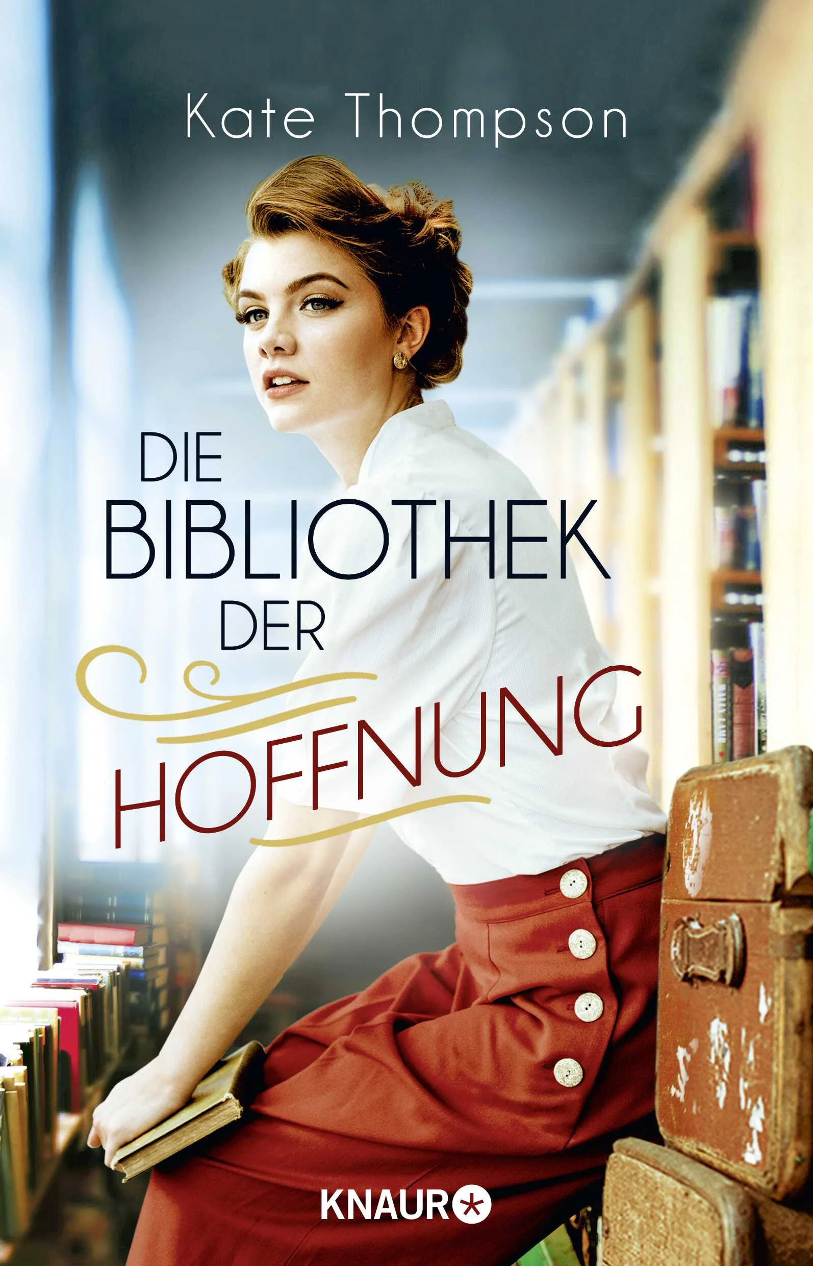 Nach einer wahren Geschichte: eine Hommage an Bücher, Bibliotheken und die Kraft der HoffnungDer historische Roman »Die Bibliothek der Hoffnung« erzählt die Geschichte der U-Bahn-Station Bethnal Green in London, die während des 2. Weltkriegs für 5.000 Menschen zu einer Art Zuhause wurde.London, 1944: In der stillgelegten U-Bahn-Station Bethnal Green suchen die Londoner Schutz vor den Fliegerbomben. Hier haben sie sich eine Art neues Leben aufgebaut, es gibt sogar ein Theater, einen Kindergarten – und eine kleine Bibliothek.Die hilfsbereite Clara Button und die rebellische Ruby Munroe haben unzählige Bücher vor den Bomben gerettet, jetzt schenken sie vor allem Frauen und Kindern Ablenkung, Wissen und Hoffnung. Doch je länger der Krieg dauert, desto härter wird die Entschlossenheit der Frauen, stark zu bleiben, auf die Probe gestellt – denn es könnte die Leben derer kosten, die ihnen am nächsten stehen.Anrührend und hochspannend erzählt die britische Autorin Kate Thompson eine wahre Geschichte: Eine kleine Bibliothek unter den Straßen von London schenkt den Menschen die Kraft, auch in dunklen Zeiten ein Licht zu sehen.Der liebevoll recherchierte historische Roman aus der Zeit des 2. Weltkriegs wird alle Leser*innen von Antonio Iturbes »Die Bibliothekarin von Auschwitz« oder Lea Kampes »Der Engel von Warschau« begeistern.