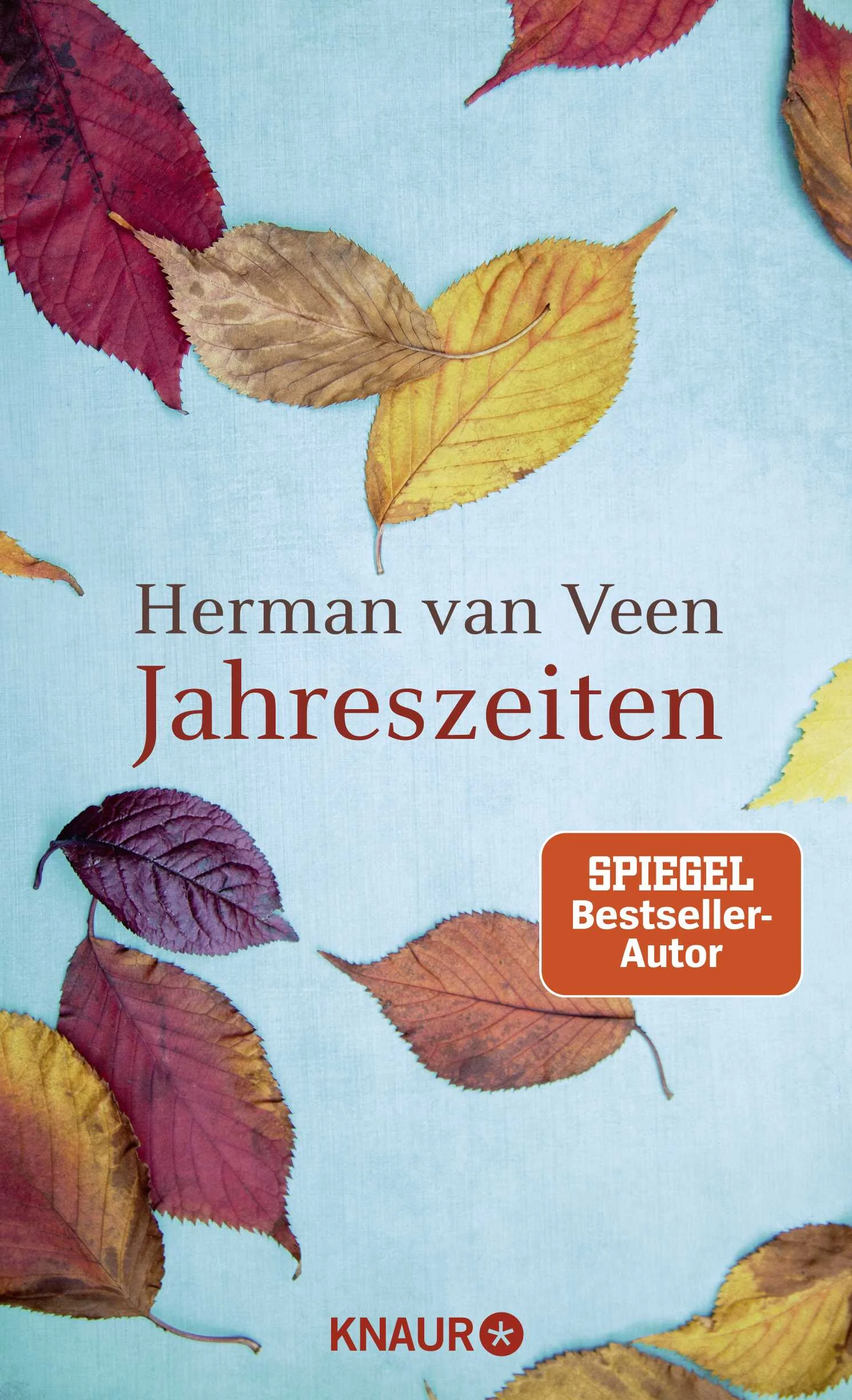 Der beliebte Musiker und Bestsellerautor Herman van Veen über aktuelle und vergangene Ereignisse, die ihn und die Welt geprägt habenIm Wechseln der Jahreszeiten - dem Neubeginn des Frühlings, der Lebhaftigkeit des Sommers, dem Rückzug des Herbstes und der Ruhe des Winters - findet Herman van Veen eine Parallele zu den verschiedenen Phasen unseres Lebens. In seinem neuen Buch wirft er einen Blick auf sein vergangenes und zukünftiges Dasein. Und auf die Ereignisse seiner Zeit, die ihn prägen und bewegen. Er erkennt: Auch, wenn die Zeit unvorhersehbar zu vergehen scheint, ist doch nichts für immer vorbei. Denn auf jedes Ende folgt der Zauber eines Neuanfangs und in den wiederkehrenden Jahreszeiten seines eigenen Lebens wiederholen sich die Ereignisse, die am Ende im Gedächtnis bleiben und das Herz erwärmen. In »Jahreszeiten« präsentiert Bestsellerautor Herman van Veen eine abwechslungsreiche Mischung aus kurzen Texten, tiefgreifenden Essays und lebendigen Erinnerungen. Ein biografisches Buch voller persönlicher und unterhaltsamer Geschichten, erzählt in wunderbaren und poetischen Bildern.
