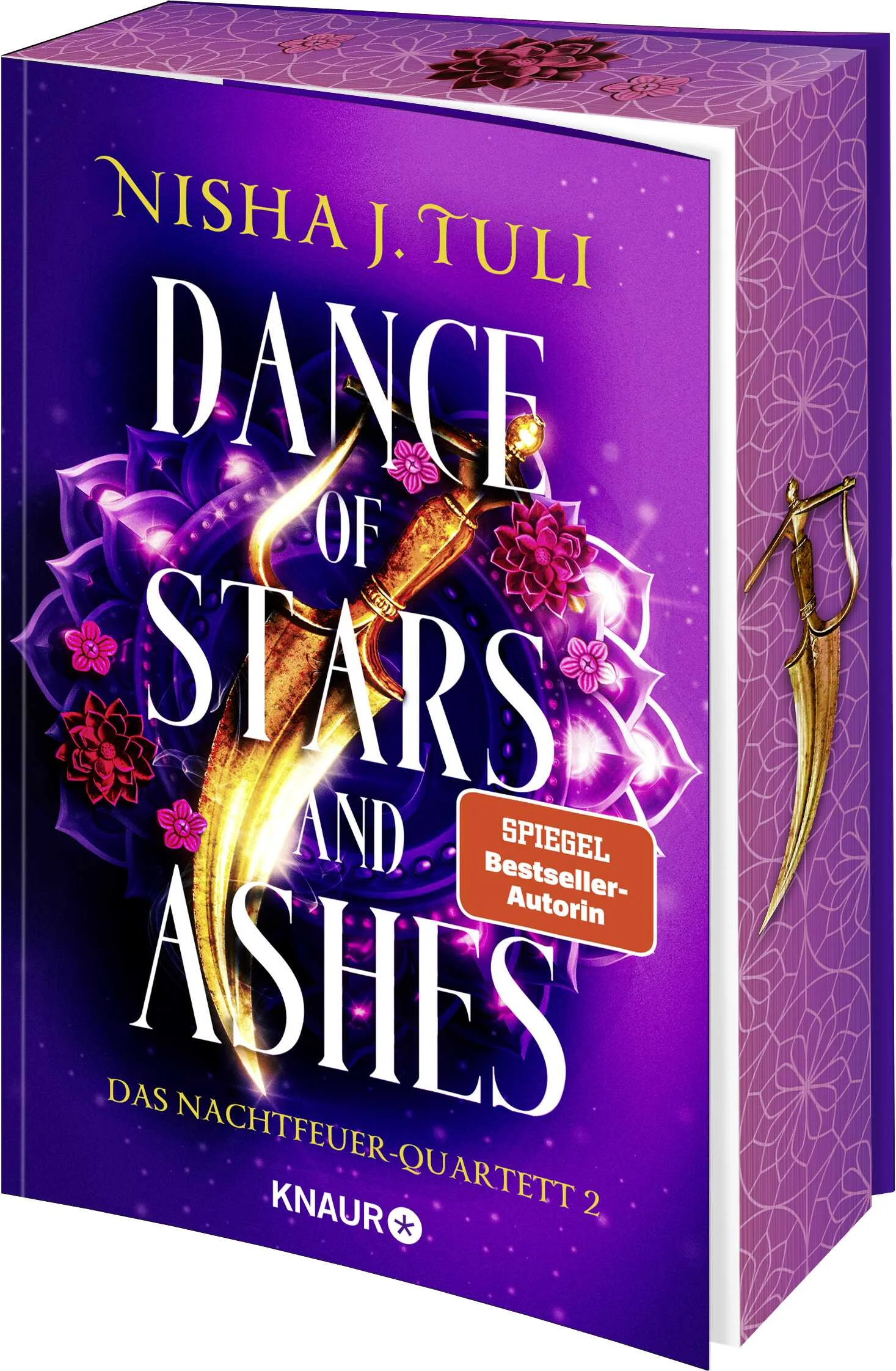 +++ Limitierte Erstauflage mit Farbschnitt. Nur solange der Vorrat reicht +++Eine Liebe, die heller brennt als Sternenlicht. Eine Gabe, die ihre Welt vernichten kann. Soll Zarya das Feuer in ihrem Inneren entfachen?»Dance of Stars and Ashes« ist der 2. Fantasy-Roman der actionreichen vierbändigen Romantasy »Das Nachtfeuer-Quartett« von New Adult-Bestseller-Autorin Nisha J. Tuli.Vor den Mauern der schimmernden Juwelenstadt Dharati versammelt sich ein furchterregendes Heer von Dämonen. Zarya ist zu allem bereit, um an der Seite ihrer Freunde ihre Heimat zu verteidigen. Doch dafür muss sie den Ursprung ihrer Magie finden. Der geheimnisvolle Rabin hat ihr zwar geholfen, die uralte dunkle Macht freizusetzen, die in ihr schlummert. Aber er ist ein Kriegerprinz, zum Herrschen geboren und ebenso schön wie tödlich. Außerdem ist er einfach unausstehlich. Zarya will nichts mit ihm zu tun haben, trotzdem führt jeder Schritt ihrer Suche und jeder ihrer Träume sie zurück zu Rabin. Ist es wirklich mehr als reines Verlangen, das sie verbindet? Kann ihr Herz zu öffnen Zarya die Macht geben, die Dämonen zurückzudrängen – oder wird die Dunkelheit sie verschlingen?New Adult Fantasy Romance voller beliebter Tropes und dem Book-Boyfriend deiner geheimsten TräumeVollgepackt mit Spannung, Action und herzzerreißenden Wendungen entwickelt sich die Slow Burn Romanze zu einer spicy Enemies to Lovers Liebesgeschichte. Nisha J. Tulis indisch inspirierte Fantasy-Welt ist betörend und atemraubend zugleich – ein Fest für Leser*innen von »The Serpent and the Wings of Night«, »Fourth Wing« und natürlich »Trial of the Sun Queen«.Tauche ein in die romantisch-fantastischen Welten von Nisha J. Tuli:Die Artefakte von Ouranos»Trial of the Sun Queen«»Rule of the Aurora King«»Fate of the Sun King«»Tale of the Heart Queen«Das Nachtfeuer-Quartett»Heart of Night and Fire«»Dance of Stars and Ashes«»Storm of Ink and Blood«»Queen of Shadows and Ruin«