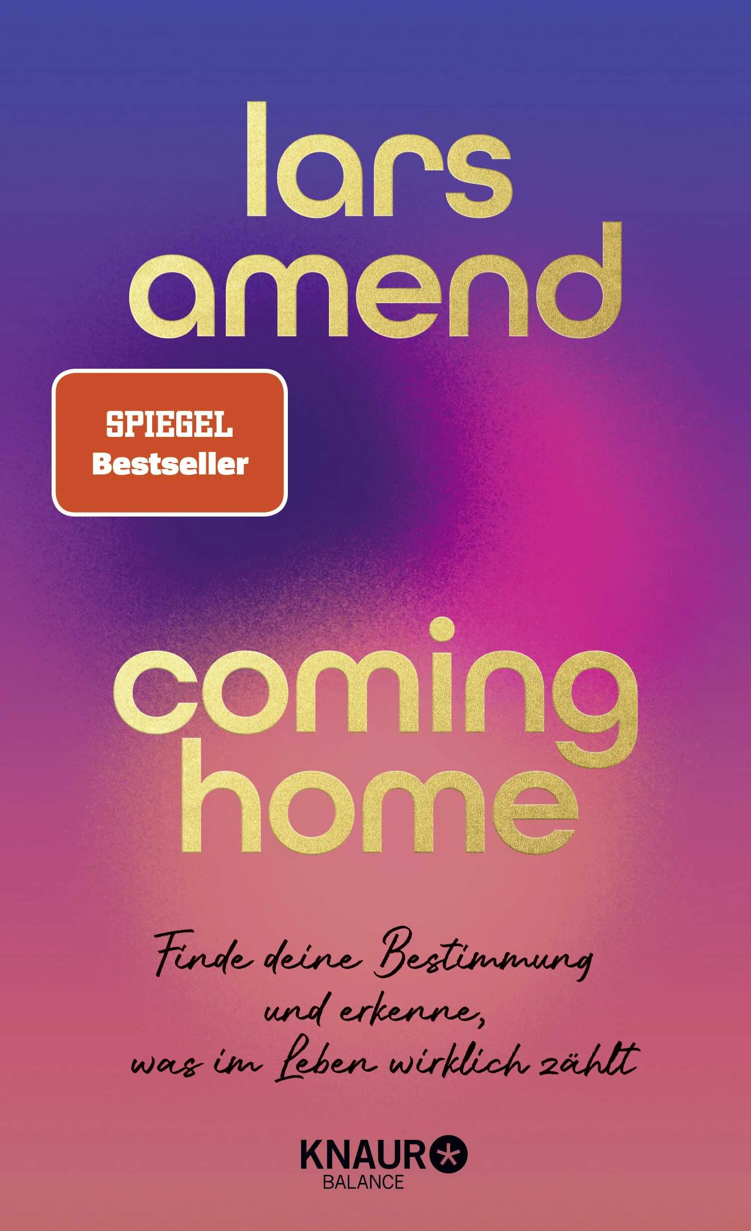 Abschied und Neuanfang – wie wir aus Krisen Kraft schöpfen könnenNachdem Bestsellerautor Lars Amend in seinen Zwanzigern das Leben eines Rockstars führte, voller Ruhm und mit den ganz Großen der Musikszene, fand er Ruhe und Erfüllung im Familienleben. Doch diese neue Geborgenheit wird jäh erschüttert, als Lars vor einer seiner härtesten Prüfungen steht: der Krankheit und dem Tod seiner Mutter. Durch diese persönlichste aller Erfahrungen reflektiert er, was im Leben tatsächlich Bedeutung hat und teilt seine Einsichten in einem Buch, das nicht nur berührt, sondern auch inspiriert.Der größte Erfolg im Leben ist, bei sich selbst anzukommenLars‘ Erkenntnis: Das Leben – mit all seinen Licht- und Schattenseiten– bietet immer die Gelegenheit, in allem einen Sinn zu sehen und in uns selbst ein Zuhause zu finden. Coming Home ist das bisher persönlichste Buch des Autors und zugleich eine Einladung, das Leben trotz seiner Unwägbarkeiten anzunehmen und die eigene Bestimmung zu finden. Lars zeigt, dass es völlig in Ordnung ist, zu straucheln, zu zweifeln und zu hoffen. Denn es sind gerade diese Momente, die uns letztendlich zu uns selbst führen und uns erkennen lassen, wo unser wahres Zuhause liegt.