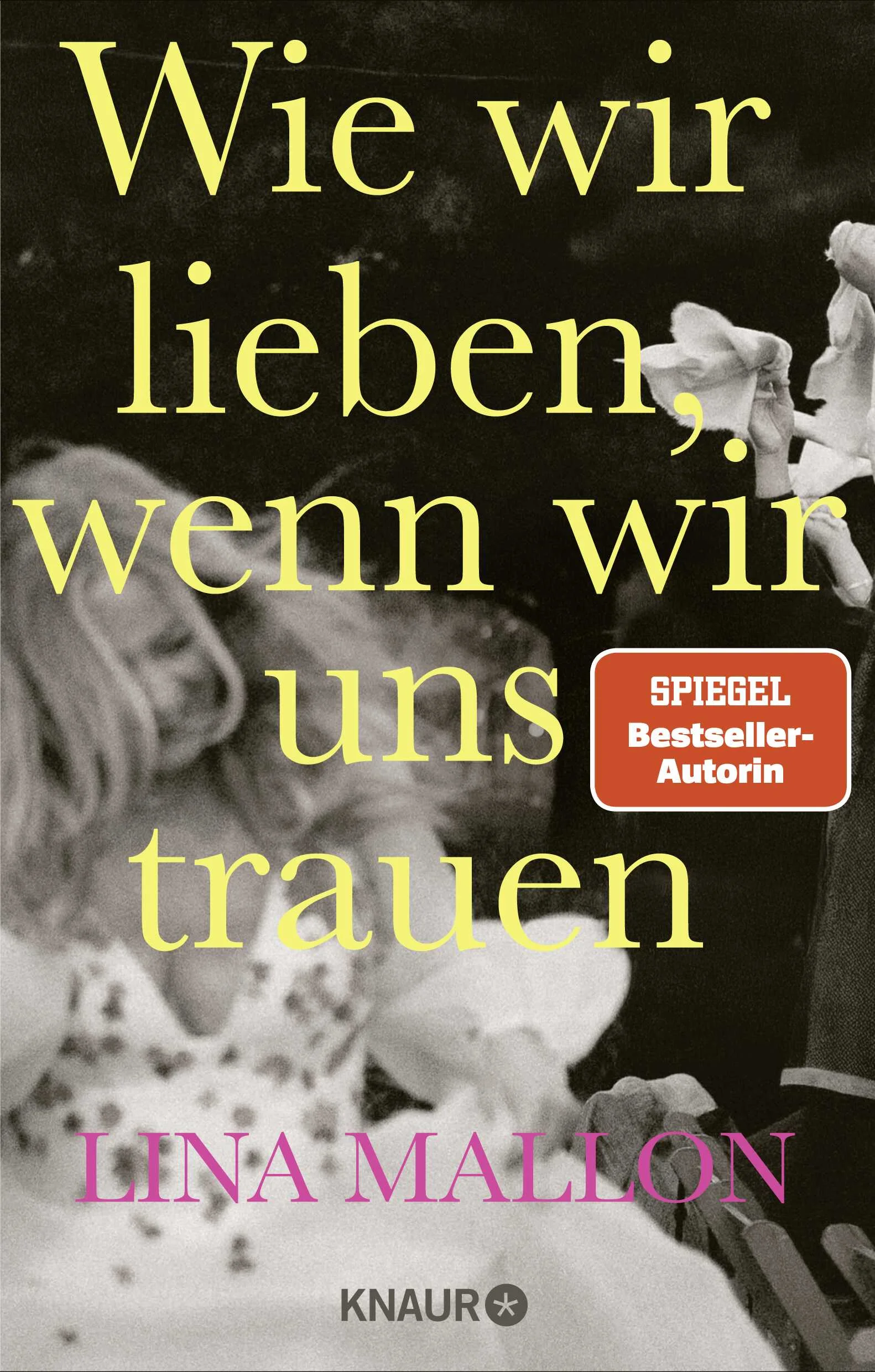 Wie viel ändert sich wirklich, wenn wir heiraten? Und warum heiraten wir überhaupt?Lina Mallon ist den tiefen Fragen des Lebens noch nie aus dem Weg gegangen: Wo will ich hin? Wer will ich sein? Und vor allem: Wer will ich sein, wenn ich liebe? Sie hat sich ihre Unabhängigkeit lange erkämpft und möchte sich diese auch in einer Beziehung erhalten.Die Ehe war für Lina nie eines ihrer Ziele und Heiraten spielte keine große Rolle. Als ihr Freund dann um ihre Hand anhält, stellt sie das vor viele Fragen. Was bedeutet es überhaupt, verheiratet zu sein? Wie kann sie zwischen ihrem Drang nach Freiheit und einem Commitment zu einem “für immer” eine Balance finden?In ihrem neuen Buch Wie wir lieben, wenn wir uns trauen stellt sie sich schonungslos ehrlich den Fragen, deren Antworten wir nicht googlen können. Mit viel Humor und einer großen Portion Selbstreflexion nimmt sie uns mit in ihr neues Abenteuer.Ehrlich, ungeschönt und voller Leichtigkeit erzählt Lina von Erwartungen und Zweifeln, von Hochzeitstrends, vom ersten Ehestreit – und davon, welche unerwartete Rolle plötzlich Tradwifes und Mankeeping spielen. Sie blickt zurück auf ihre Dating-Days, auf Red Flags, Situationships und andere Geister der Vergangenheit.Für Lina steht fest: Sie wird sich weiter neu erfinden und in Unbekanntes stürzen. Denn vielleicht geht es gar nicht ums Ankommen, sondern um den Aufbruch – zu dieser wilden Reise, die wir Ehe nennen.