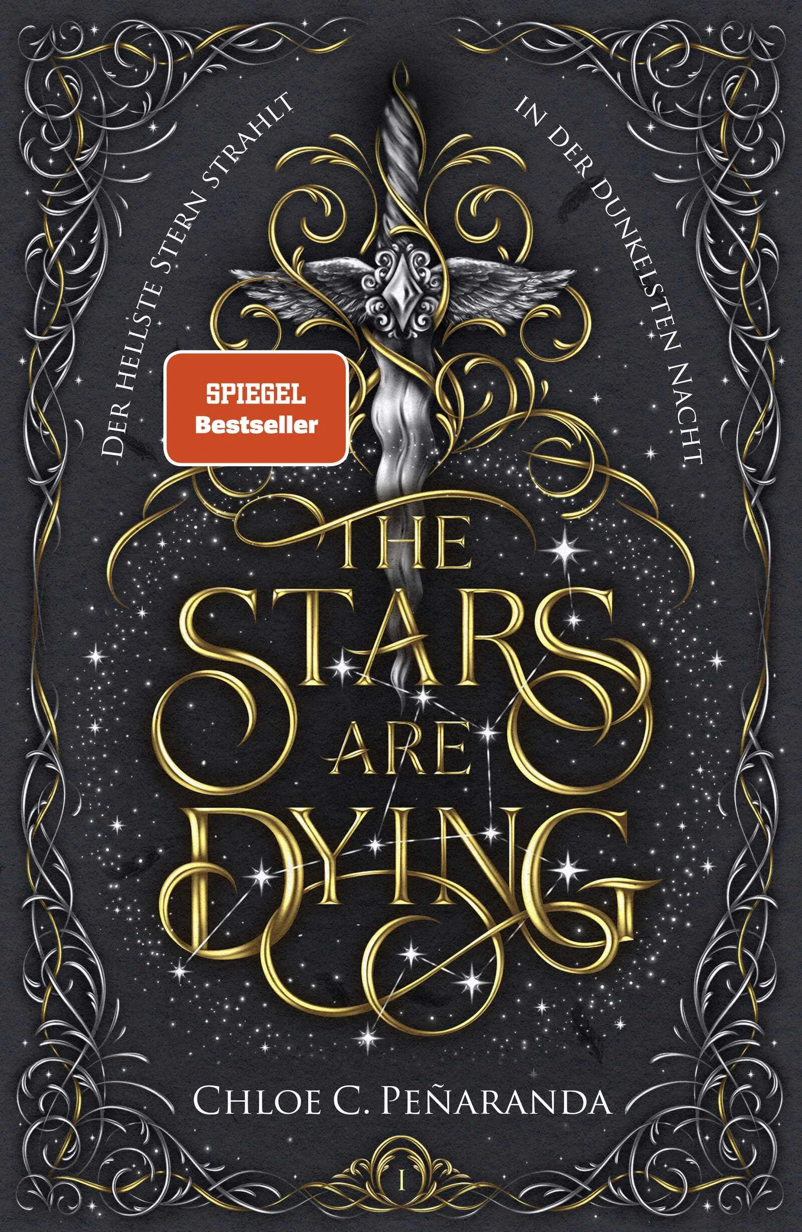 Der hellste Stern braucht die dunkelste Nacht»The Stars are Dying« ist der Auftakt der spicy New Adult Fantasy-Trilogie »Nytefall«: düstere Romantasy um Vampire und Star-Crossed Lovers in einer Welt voller Magie, Geheimnisse und Verrat.Ich habe mehr als dreihundert Jahre darauf gewartet, dass du zurückkommst.In Astraeas Welt durchstreifen Vampire die Nacht auf der Jagd nach Blut und Seelen, und ein grausamer Herrscher hält die fünf Reiche der Menschen in seinem eisernen Griff.Astraeas eigene Vergangenheit aber ist in Dunkelheit gehüllt, nur bruchstückhafte Erinnerungen an fünf Jahre sind ihr geblieben. Bis sie eines Tages Nyte begegnet, dem geheimnisvollen, mächtigen Vampir, der sie in ihren Träumen verfolgt und dessen Schatten ihr tagsüber nie von der Seite weichen. Astraea weiß, dass sie ihm nicht trauen kann – und wird doch immer stärker von seinem düsteren Charme angezogen. Bis Nyte ihr ein unwiderstehliches Angebot macht. Auf der Suche nach Antworten gerät sie in eine Reihe tödlicher Prüfungen, das Libertatem, in denen die Menschen für ihre Sicherheit vor den Wesen der Nacht kämpfen. Zerrissen zwischen ihrem Pakt mit Nyte und ihren eigenen Geheimnissen, muss Astraea schließlich eine unmögliche Entscheidung treffen: Was ist es wert, ihr Leben aufs Spiel zu setzen?»Ein poetisches und fantastisches Abenteuer voller Figuren, die unsere Herzen im Sturm erobern.« Elizabeth Helen, Autorin von »Bonded by Thorns«Die BookTok-Sensation mit deinen Lieblingstropes der New Adult Fantasy: Romantasy-Highlight für alle Fans von Nisha J. Tuli, Rebecca Yarros, Sarah J. Maas oder Jennifer L. Armentrout.Bestseller-Autorin Chloe C. Peñaranda verwebt all deine Lieblingstropes zu einem herzzerreißenden Fantasy-Epos:Villain gets the GirlStar-Crossed LoversForbidden LoveWho Did This To YouSlow BurnDeadly TrialsLost MemoriesMorally Grey CharactersDie Nytefall-Trilogie erscheint in folgender Reihenfolge:The Stars are DyingThe Night is DefyingThe Dark is Descending