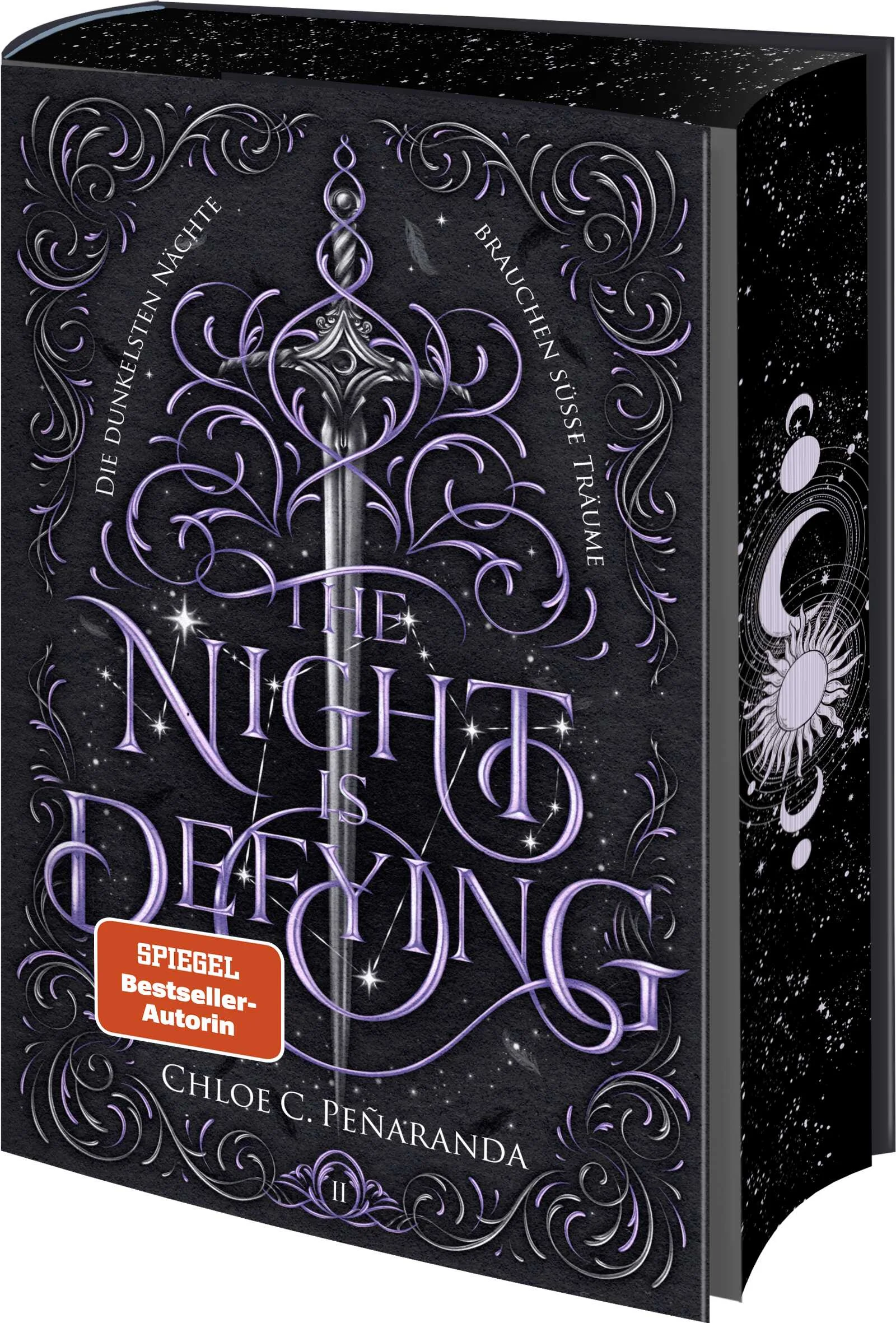 +++ Erstauflage als wunderschön gestaltete Schmuckausgabe mit Farbschnitt, aufwendig bedrucktem Einband und Illustrationen der Figuren – nur, solange der Vorrat reicht +++»The Night is Defying« ist der 2. Band der spicy New-Adult Fantasy-Trilogie »Nytefall«: düstere Romantasy um Vampire und Star-Crossed Lovers in einer Welt voller Magie, Geheimnisse und Verrat.Kein Monster ist herzlos und kein Engel ohne Sünde.Nach dem Ende des Libertatem ist Astraea festentschlossen, ihre Freiheit zu bewahren – auch wenn sie dafür ihre wahre Liebe verraten muss. Doch ihre neuentdeckten Kräfte drohen, die bestehende Ordnung der Welt ins Wanken zu bringen. Denn wer sich nicht erinnert, läuft Gefahr, die Vergangenheit zu wiederholen. Währenddessen hat Nyte alle Hände damit zu tun, die blutdürstigen Vampire in Schach zu halten, und seinen hinterlistigen Bruder daran zu hindern, die Macht an sich zu reißen. Freunde werden zu Feinden, Brüder zu Rivalen, und was lange in den Sternen stand, entfacht nun ein neues Feuer in den Herzen zweier Liebenden, die nie füreinander bestimmt waren.Astraea gehen zu lassen, würde die Welt vor der Dunkelheit retten, aber Nyte ist kein Held. Und für seine Liebe würde er die Welt in Brand stecken.»Eine verbotene Liebe, für die es sich zu sterben lohnt, in einer komplexen Welt voller überraschender Wendungen.« Genova Dimova, Autorin von »Tage einer Hexe«»Ein poetisches und fantastisches Abenteuer voller Figuren, die unsere Herzen im Sturm erobern.« Elizabeth Helen, Autorin von »Bonded by Thorns«»Peñarandas fesselnde Erzählkunst zieht Leser*innen bis zur letzten Seite in ihren Bann.« Rina Vasquez, Autorin von »City of Flames«Die BookTok-Sensation mit deinen Lieblingstropes der New-Adult-Fantasy: Romantasy-Highlight für alle Fans von Nisha J. Tuli, Rebecca Yarros, Sarah J. Maas oder Jennifer L. Armentrout.Bestseller-Autorin Chloe C. Peñaranda verwebt all deine Lieblingstropes zu einem herzzerreißenden Fantasy-Epos:Villain gets the GirlStar-Crossed LoversForbidden LoveWho Did This To YouSlow BurnDeadly TrialsLost MemoriesMorally Grey CharaktereDie Nytefall-Trilogie erscheint in folgender Reihenfolge:The Stars are DyingThe Night is DefyingThe Dark is Descending