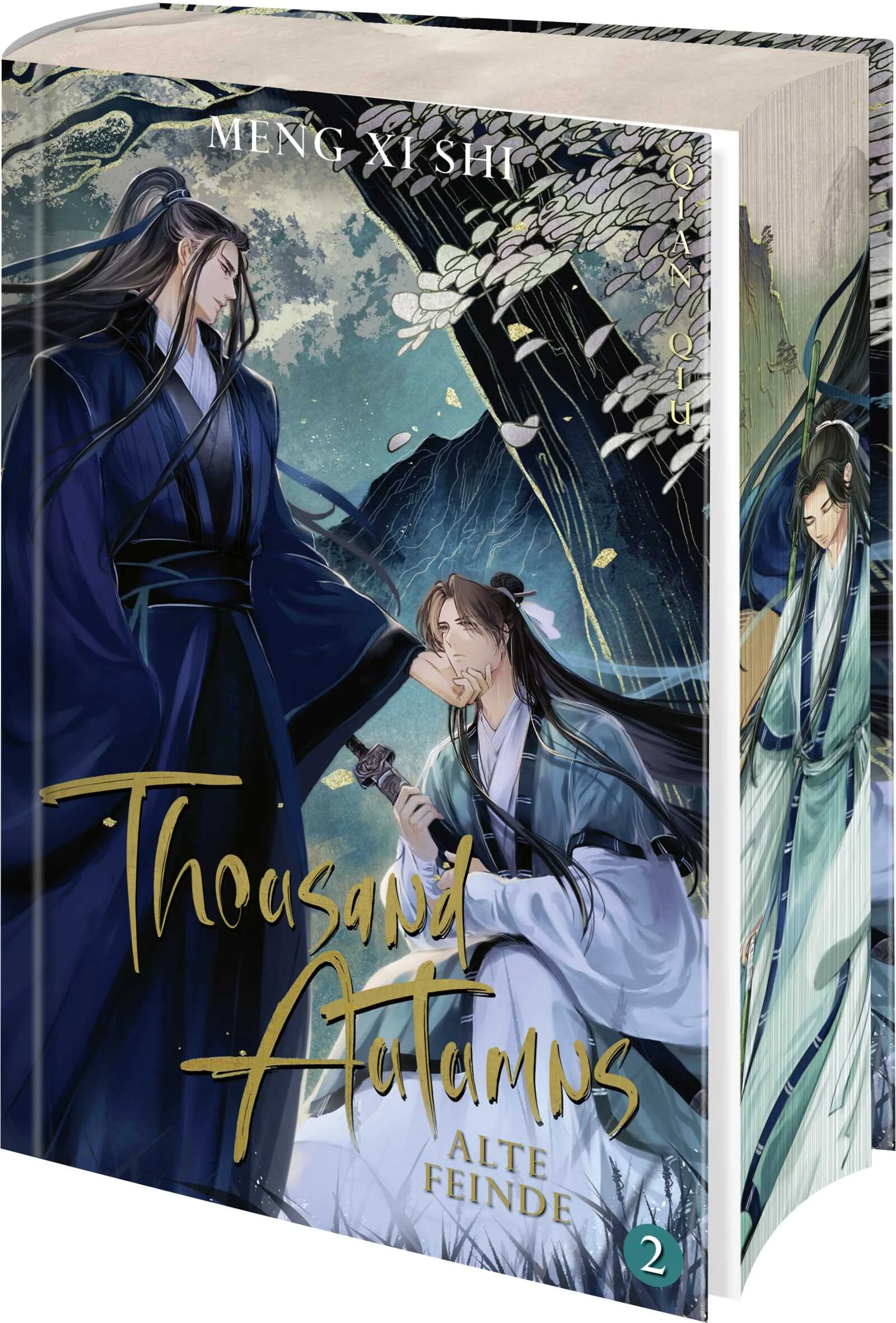 +++ Streng limitierte Erstauflage mit Farbschnitt und exklusiver Charakterkarte +++Band 2 des chinesischen Light Novel-Bestseller und TikTok-Erfolg: Erstmals auf Deutsch in einer hochwertigen Ausstattung mit beigelegter Charakterkarte und wunderschönen Innenillustrationen!Shen Qiao, einst verehrter Anführer der mächtigen daoistischen Xuandu-Schule, findet sich nach einer demütigenden Niederlage in den Fängen des skrupellosen wie berüchtigten Yan Wushi wieder. Yan Wushi setzt alles daran den sanftmütigen Shen Qiao auf den dämonischen Pfad zu locken. Doch dabei hat er nicht mit seinen aufkeimenden Gefühlen für den jungen Mann gerechnet. Gemeinsam versuchen sie alles, um Shen Qiaos Fähigkeiten, die er bei seiner Niederlage eingebüßt hat, wiederzuerlangen. Aber können sie einander wirklich trauen?In einem Spiel, in dem Freund und Feind kaum zu unterscheiden sind und jeder Schritt die Zukunft des Reiches beeinflussen kann, müssen beide entscheiden, welchen Preis sie für Macht, Ehre und ihre unerwartete Zuneigung zu zahlen bereit sind.Die BookTok-Sensation »Thousand Autumns« von Meng Xi Shi ist der perfekte Einstieg in das Genre der chinesischen Boys Love / Danmei. In dieser epischen Fantasy-Light Novel, die mit hochwertigen Illustrationen und Charakterzeichnungen zum Leben erwacht, trifft der gerissene Anführer und mächtige Großmeister des dämonischen Pfades Yan Wushi auf den bescheidenen Anführer Shen Qiao, der an das Gute im Menschen glaubt. Noch ahnt der dämonische Meister nicht, dass er auf die erste unnachgiebige Kraft seines Lebens gestoßen ist, und dass auch sein verdorbenes Herz nicht vor der sanften Seite seines neuen Schülers gewahrt bleibt.Ein absolutes Must-Have für alle Fans von Mo Xiang Tong Xius Light Novel The Grandmaster of Demonic Cultivation und Heaven Officials Blessing sowie alle Leser*innen, deren Herzen bei Boys Love- und Wuxia-Geschichten höher schlagen!Diese Tropes erwarten dich:Enemies to LoversMorally Grey CharactersGrumpy x SunshineSlow Burn RomanceBoys Love / Gay RomanceEvery Villain needs a HeroGegensätze ziehen sich anpolitische IntrigenActionreich, emotional und voller unerwarteter Wendungen: Die Danmei-Wuxia-Sensation jetzt in 5 Bänden erstmals auf Deutsch erhältlich.