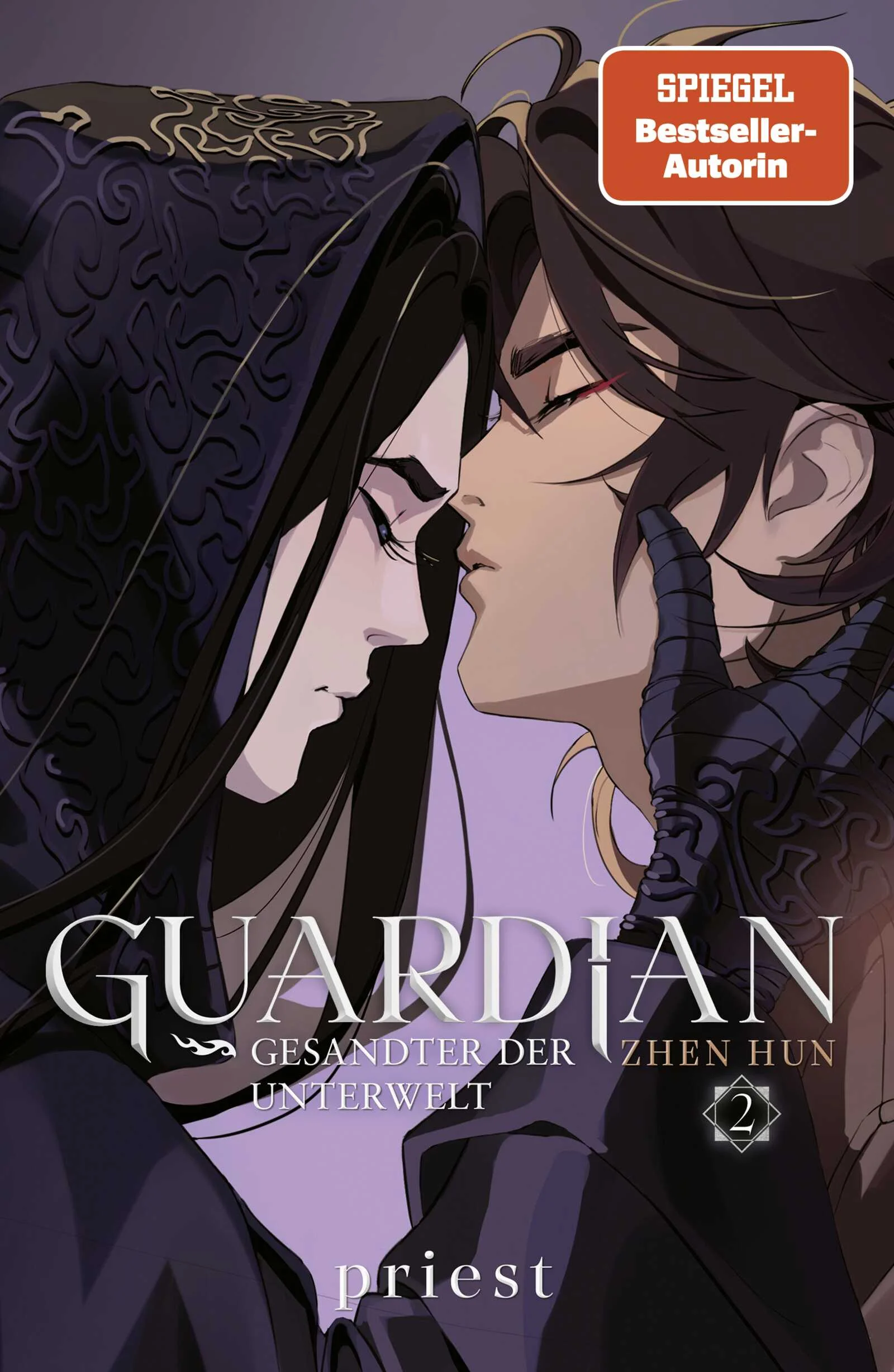 »Und wenn du stirbst, dann in meinen Armen und durch meine Hand.«Erstmals auf Deutsch, von priest, einer der erfolgreichsten Autorinnen Chinas: Band 2 der Danmei-Light-Novel-Sensation Guardian – hochwertig ausgestattet mit wunderschönen Innenillustrationen!Die letzten Tage des Mond-Neujahr brechen über die Drachenstadt herein und der Schnee verwandelt alles in eine stille Winterlandschaft. Doch der Schein trügt. Menschen strömen in Massen in das Krankenhaus der Stadt, geplagt von unerklärlichen Schmerzen, die die behandelnden Ärzte vor ein Rätsel stellen. Ein Fall für den jungen Ermittler Zhao Yunlan und sein Team aus der Abteilung für Sonderermittlungen, das sich mit allem Übernatürlichem befasst.Als sich der mysteriöse Fall entfaltet, stoßen Shen Wei und Zhao Yunlan auf eine atemberaubende Entdeckung: Eines der vier Heiligtümer ist in die Welt der Sterblichen zurückgekehrt. In den falschen Händen kann das Artefakt das Gleichgewicht zwischen den Welten zerstören. Ein Wettlauf gegen die Zeit beginnt!Doch jeder Schritt führt den jungen Ermittler Zhao Yunlan unweigerlich zu seinem neuen Begleiter, den mysteriösen Professor Shen Wei. Schon bald stellt Zhao Yunlan fest, dass er dem Rätsel um Shen Wei unausweichlich näherrückt – und damit tiefer als jemals zuvor in die Geheimnisse der Unterwelt abtaucht.Band 2 der Contemporary Urban-Fantasy-Trilogie um eine übernatürliche Mordserie und eine unsterbliche LiebeEin absolutes Must-Have für alle Fans von Mo Xiang Tong Xius The Grandmaster of Demonic Cultivation und Heaven Officials Blessing sowie alle Leser*innen, deren Herzen bei Boys Love-Geschichten höher schlagen!Diese Tropes erwarten dich:Forbidden LoveSecond ChancesGrumpy x SunshineSlow Burn RomanceBoys Love / Gay RomanceDark AcademiaMysteriöse MordeDunkle GeheimnisseActionreich, emotional und voller unerwarteter Wendungen. Die Danmei-Trilogie erscheint in folgender Reihenfolge:Guardian 1. SeelenwächterGuardian 2. Gesandter der UnterweltGuardian 3. Das große SiegelEbenfalls von SPIEGEL-Bestseller-Autorin Priest erschienen: Die moderne Urban-Fantasy-Reihe, in der ein junger Mann mit übernatürlichen Fähigkeiten versucht, das Chaos eines Jahrtausende alten Dämons im Griff zu behalten – und seine Gefühle für ihn.Drowning Sorrows in Raging Fire 1. Feuervogel