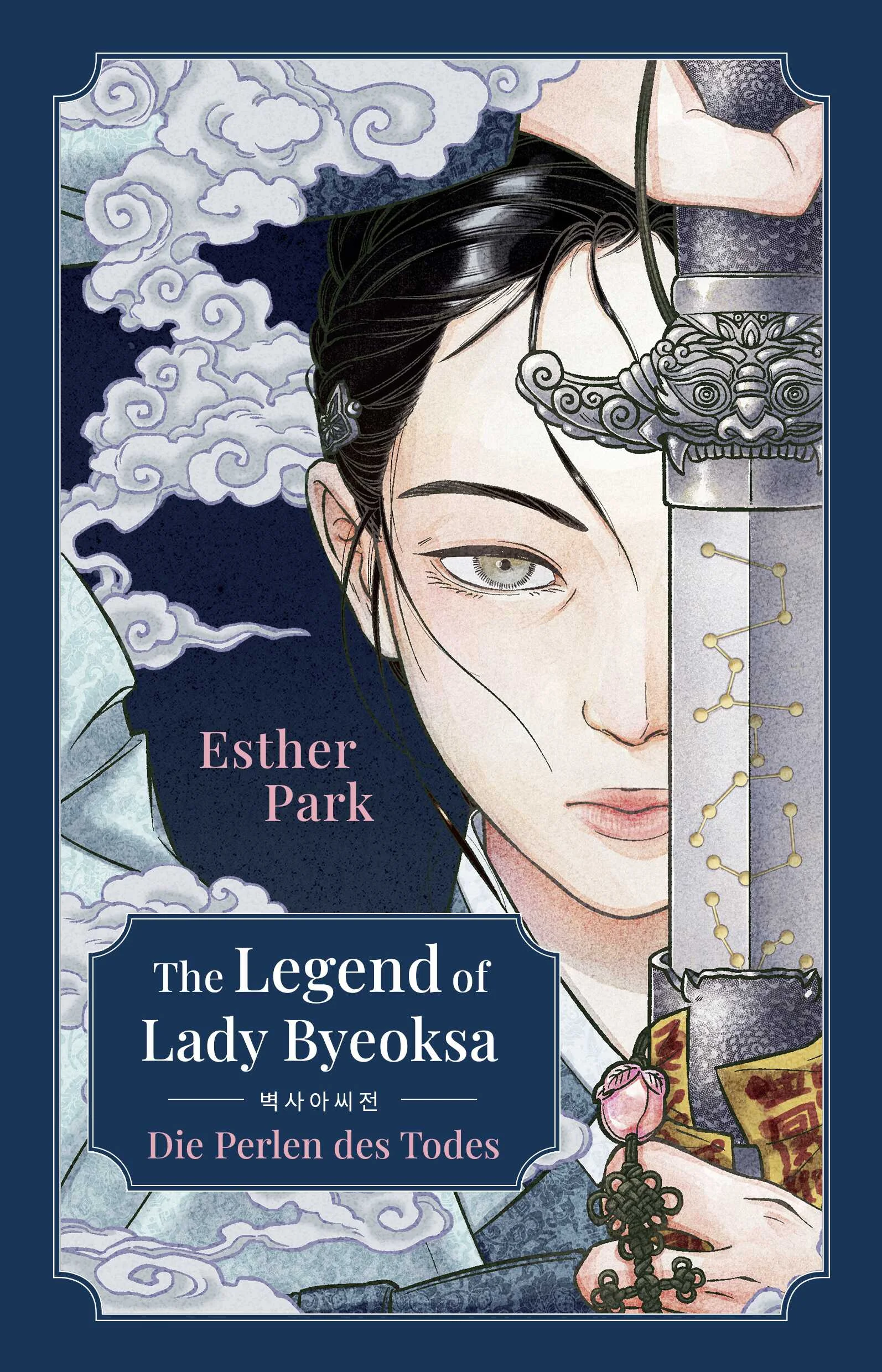 Koreanische Mythologie meets fantastische Frauenpower: das Fantasy-Highlight endlich auch auf Deutsch!Lady Bin Seomoon hat ein Geheimnis: Sie ist eine Byeoksa – eine Seelenjägerin – und dazu verdammt, dem Treiben von Geistern in der Menschenwelt ein Ende zu bereiten. In der Hoffnung, bald ein normales Leben führen zu können, versucht Bin 108 Geister auszutreiben und dadurch ihr Schicksal zu ändern.Als Mann verkleidet, schleicht sie sich auf eine rauschende Party und trifft dort auf Eunho, einen loyalen Diener des Königs. Eunho, der die Intrigen des Premierministers untersuchen soll. Eunho, der Bins lange verschollener Verlobter ist – und sich nicht an ihre gemeinsame Vergangenheit erinnern kann …Eine epische Geisterjagd, eine herzzerreißende Romanze und eine temperamentvolle Heldin, die Säbel und Schicksal selbst in die Hand nimmt! Für alle Fans von KPop Demon Hunters!Diese Tropes erwarten dich:Lost MemoriesSecond ChancesArranged MarriageCrossdressingSeelenjagdGeheimnisseDas Must-Have für alle Fans von Sue Lynn Tans 