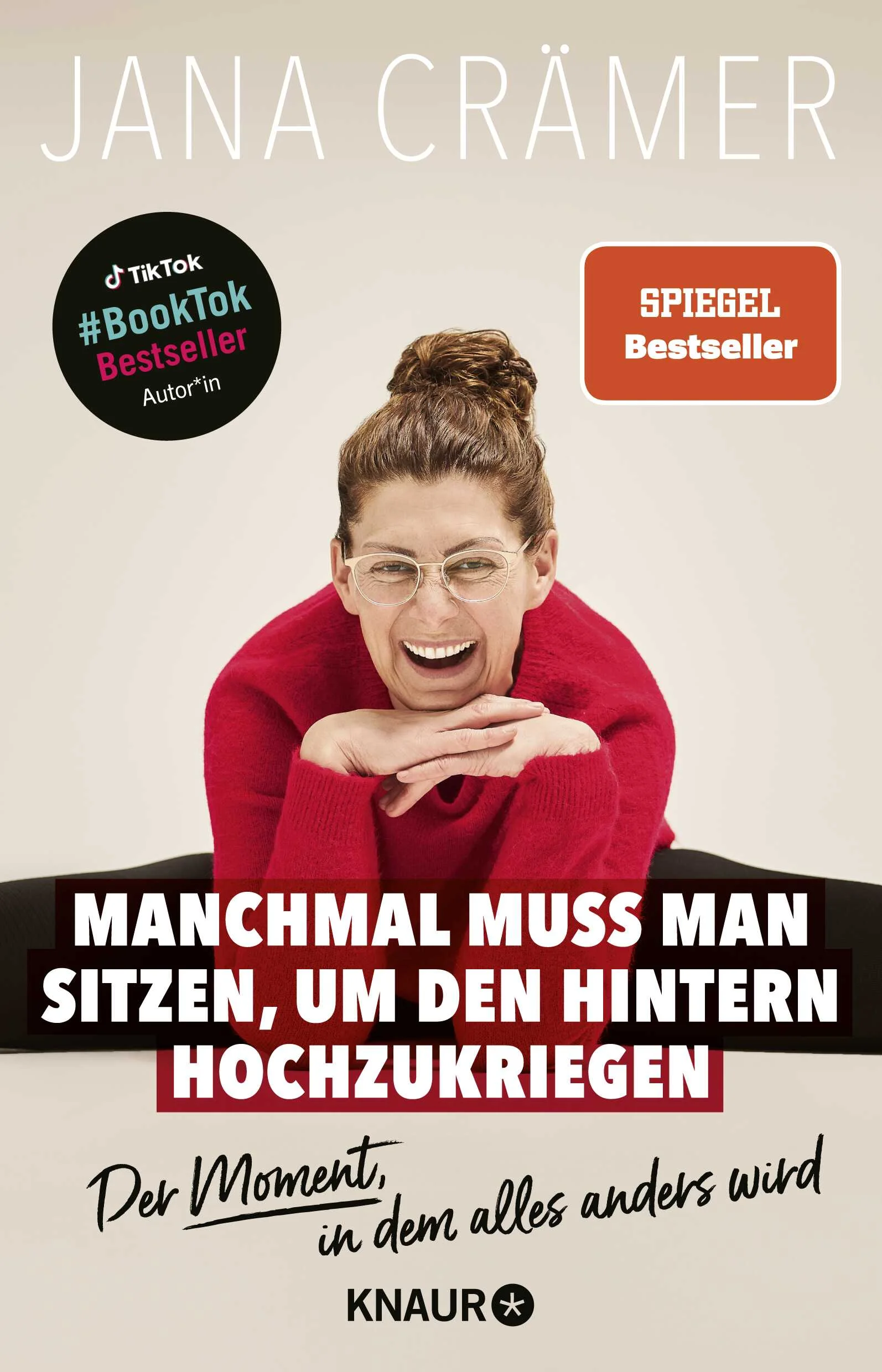 Bestseller-Autorin und Social Media Star Jana Crämer über die alles verändernden Momente im LebenNach einer jahrzehntelangen Binge-Eating-Störung, nagenden Selbstzweifeln, 100 Kilo weniger auf der Waage und der Diagnose einer unheilbaren Krankheit stellt Jana Crämer eines fest: Es geht im Leben nicht darum, sich noch mehr anzustrengen – sondern darum, den richtigen Moment für Veränderung zu erkennen und zu nutzen.In diesem Buch nimmt uns Jana mit auf eine sehr persönliche Reise und zeigt eindrucksvoll, warum Veränderung nicht mit Kampf und Verzicht beginnt, sondern mit kleinen und klugen Entscheidungen im richtigen Moment. Mit ihrem unverwechselbaren Humor, tiefer emotionaler Offenheit und schonungsloser Ehrlichkeit erzählt sie von ihren größten Krisen und Veränderungen im Leben. Dass Jana mit ihren Erfolgen kein Einzelfall ist, zeigen die bewegenden Gespräche mit engen Freunden wie Sebastian Fitzek und Dirk Eilert und Mitgliedern ihrer Community, die sie in diesem Buch teilt – als Inspiration für alle, die selbst vor großen Veränderungen stehen.Jana Crämer zeigt uns, wie wir den entscheidenden Jetzt-Moment für uns nutzen – den Moment, in dem Veränderung auf einmal mühelos wird. Warum es nicht immer darum geht, weniger zu essen, sondern manchmal sogar mehr. Und weshalb nicht Willenskraft, sondern Flexibilität der Schlüssel ist, um die eigenen Ziele zu erreichen.