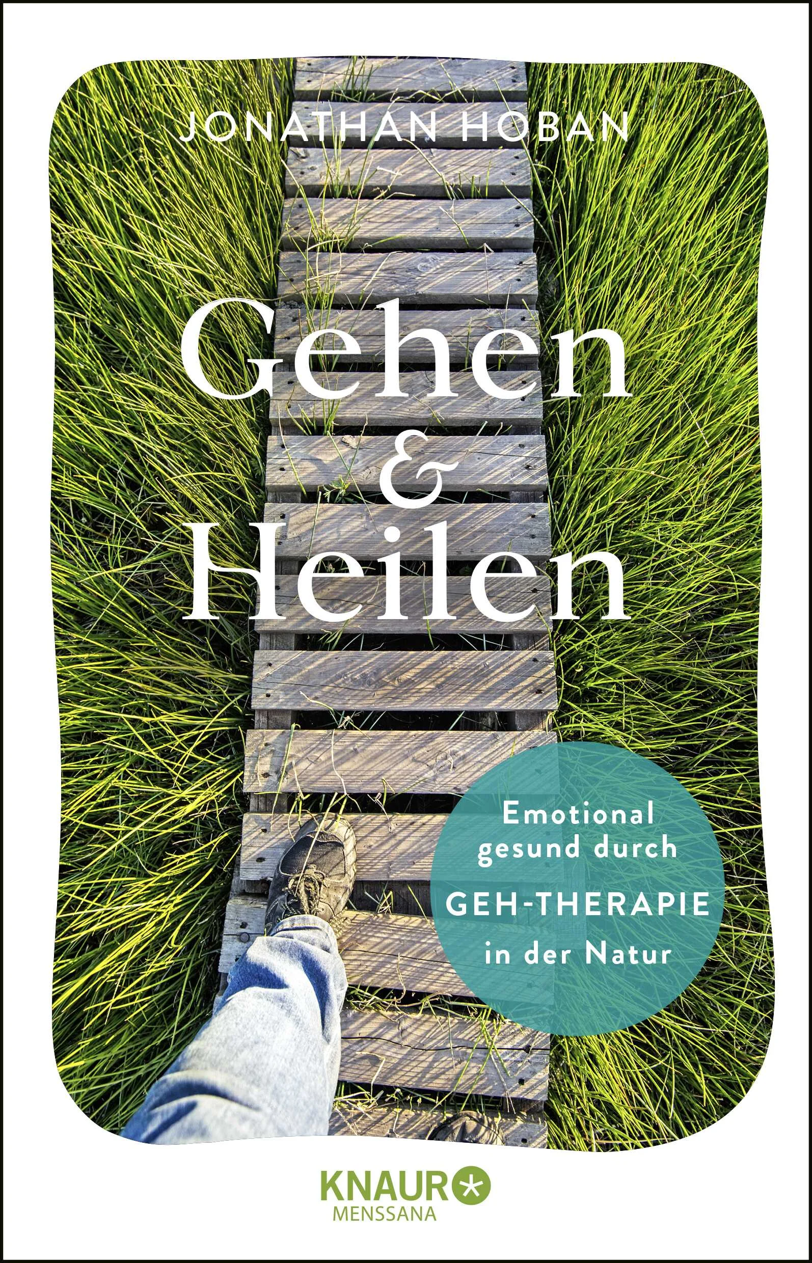 Der erste psychologische Ratgeber zur Geh-Therapie – Gehen in der Natur als Mittel der Heilung bei Krisen, Stress und Burnout.Geh-Therapeut Jonathan Hoban initiiert eine neue Therapieform zur Selbstanwendung für alle: die Geh-Therapie. Das Gehirn arbeitet erwiesenermaßen besser, wenn man geht oder läuft. Bewusstes, zügiges Gehen in der Natur fördert die Intuition und die Bereitschaft, ehrlich sich selbst zuzuhören. Stress und Krisen mit belastenden Emotionen können so gezielt abgebaut werden. Sehr hilfreich sind die ehrlichen Berichte des Autors über die eigene Heilung mit der Geh-Therapie und die vielen Fallbeispiele aus seiner Praxis. Es wird deutlich, dass hier eiche echte Chance besteht, seine Achtsamkeit, sein Gewahrsein für die eigene innere Mitte zu verstärken und von da aus negative Gefühle und Gedanken zu integrieren bzw. aufzulösen.Der praktische Ratgeber bietet Übungen wie das Benennen von Gefühlen, gezielte Reflexion oder das bewusste Schweifenlassen der Gedanken. Mithilfe dieser und anderer Methoden kann während des achtsamen Gehens ein kreativer Raum entstehen, in dem tiefe Heilung möglich wird. Die Devise lautet: Geh raus und schöpfe wieder Kraft und Selbstvertrauen!