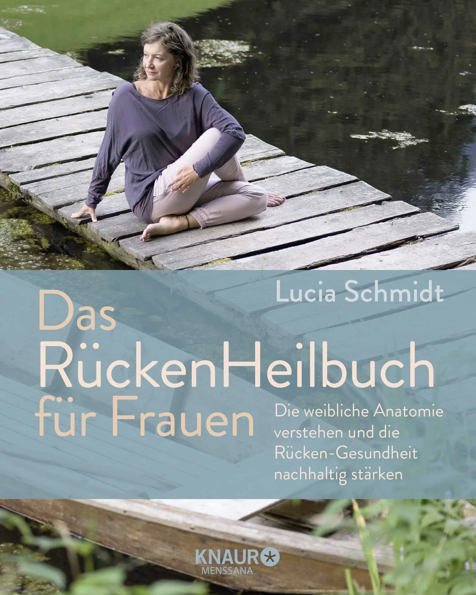 Das RückenHeilbuch für Frauen - Ganzheitliche Übungen und Therapien für einen schmerzfreien RückenIn diesem fundierten Gesundheitsratgeber teilt die erfahrene Yoga-Lehrerin Lucia Nirmala Schmidt ihre wirksamsten Übungen für einen gesunden Rücken speziell für Frauen. Rückenbeschwerden haben bei Frauen oft ganz andere Ursachen als bei Männern, wie hormonelle Veränderungen, Organsenkungen, chronische Verstopfung oder Myome. Die Autorin legt zunächst die anatomischen Zusammenhänge dar und beleuchtet oft übersehene mögliche Gründe für Rückenschmerzen.Im praktischen Teil des Buches zeigt sie erprobte Übungen aus dem Yoga und der ganzheitlichen Therapie, um die Körperstruktur sanft neu auszurichten. So können Frauen Gelöstheit, Kraft und Leichtigkeit im Rücken erfahren. Mit einfachen Übungen zur Selbstbehandlung aktivieren Sie Ihre Selbstheilungskräfte und lindern Rückenschmerzen nachhaltig. Ob bei Beschwerden durch Homeoffice, Verspannungen oder unerklärlichen Schmerzen - Das RückenHeilbuch für Frauen bietet ganzheitliche Hilfe für einen schmerzfreien Rücken.