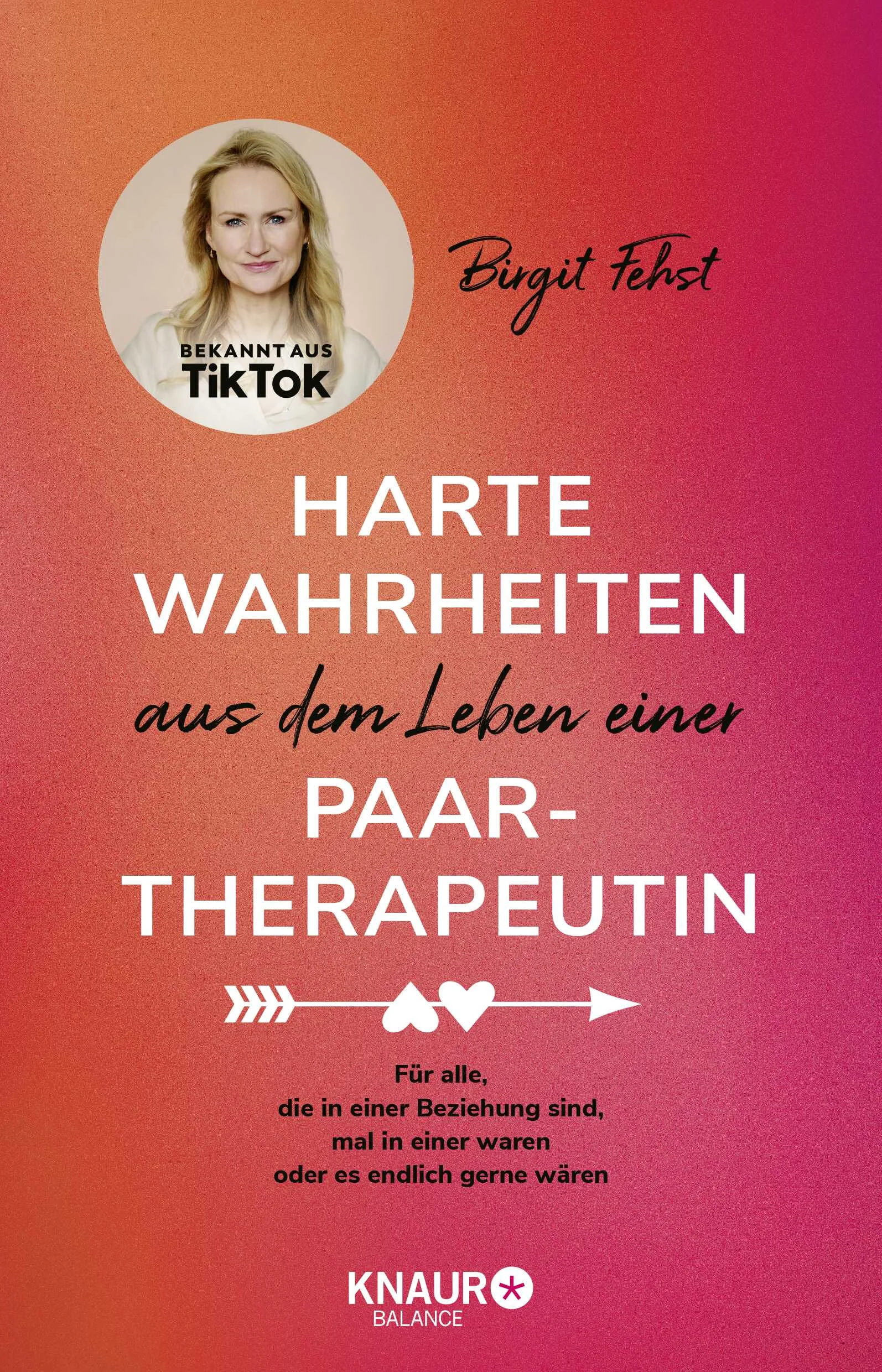 So gelingen glückliche Beziehungen: das Buch zum erfolgreichen TikTok-FormatKurze und knackige Sätze rund um typische Paarprobleme oder Dating-Themen – das bieten die beliebten Videos von Birgit Fehst auf TikTok. In ihrem Beziehungsratgeber gibt dir die Therapeutin jetzt ausführliche Antworten zu den Harten Wahrheiten aus dem Leben einer Paartherapeutin.Erprobte Beziehungstipps aus der Praxis einer ExpertinBirgit Fehst widmet sich seit vielen Jahren dem Liebesleben ihrer Klienten und Klientinnen. In ihrer Praxis hat sie unzählige Beziehungen gesehen und begleitet. Sie erklärt in ihrem ersten Buch auf Basis der Bindungstheorie und vielen Fallbeispielen aus ihrer Praxis, was hinter Paarproblemen steckt und wie du sie löst. Hier bekommst du spannende Informationen über:die 4 Bindungstypen inklusive eines ausführlichen Selbsttests,die Irrungen und Wirrungen des Dating-Dschungels,die Geheimnisse einer glücklichen Beziehung (Spoiler: ohne Streiten klappts nicht),einen gesunden Umgang mit Trennungen.Finde endlich die Liebe, die du verdienstEgal, in welcher Phase du dich gerade befindest: Birgit Fehst hilft dir dabei, dich aus einer toxischen Beziehung zu befreien, in der Datingphase achtsam mit dir selbst umzugehen sowie deine Glaubens-und Verhaltensmuster zu erkennen - und an ihnen zu arbeiten. Das Ziel des Buches ist klar: Dir dabei zu helfen, die Liebe zu finden, die du verdient hast. Die lockere und direkte Sprache der Autorin sowie ihre fundierten Kenntnisse aus der Psychotherapie machen diesen Ratgeber zum idealen Begleiter für jeden, der als Single oder in seiner Beziehung wachsen möchte.