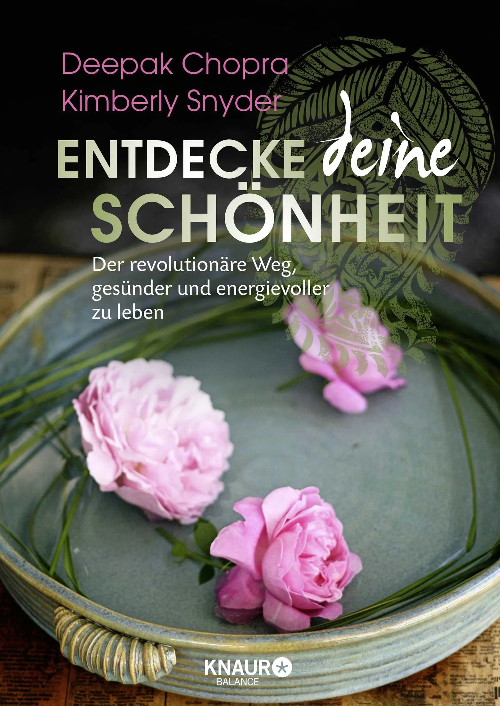 Schönheit trifft Spiritualität – das ganzheitliche Beauty-Programm der Bestsellerautoren.Der Pionier der integrativen Medizin Deepak Chopra und Ernährungs-Wissenschaftlerin Kimberly Snyder definieren Schönheit neu. In ihrem ganzheitlichen Ratgeber vereinen sie Körper und Geist und präsentieren die sechs Säulen des gesunden Lebens: Ernährung, Körperpflege, Schlaf, im Einklang mit der Natur leben, Bewegung und Spiritualität. Praktische Tipps und Anleitungen aus dem Ayurveda, dem Yoga und der Meditation ermöglichen es, sich schöner und gesünder zu fühlen. Die geistigen Übungen sorgen für innere Ruhe, Körper-Übungen straffen die Silhouette, Detox-Anleitungen und zahlreiche Schönheits-Rezepte bewirken eine tolle Haut und kräftige Haare – ein Rundum-Programm, um innerlich und äußerlich zu strahlen. „Stärke und Schönheit gehen Hand in Hand in diesem brillianten Konzept von zwei der inspirierendsten Größen des gesunden Lebens. Sie werden nicht nur einiges über Ernährung, Meditation, Yoga und Schlaf erfahren, sondern auch köstliche Rezepte entdecken.“ (Eva Longoria)