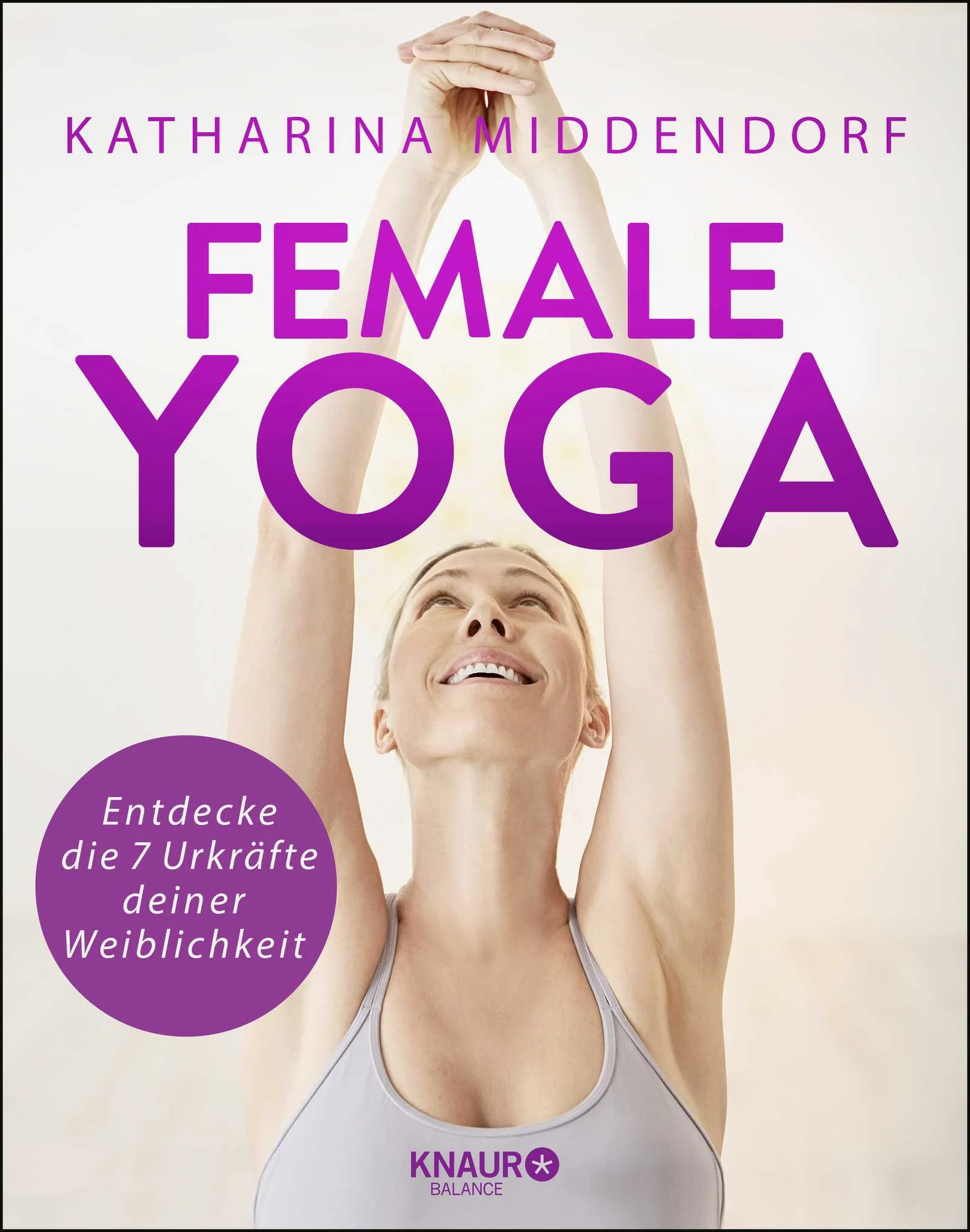 Katharina Middendorf nimmt sich der Frage an: Wie drücke ich mein Frausein im Yoga aus? In einer Tradition, die zunächst, so kann man es sagen, von Männern gemacht wurde und in einer Zeit wie der heutigen besonders bei Frauen immer beliebter wird. Die bekannte Yoga-Lehrerin beschäftigt sich seit Jahren mit der Frage, wie Frausein im Yoga möglich sein kann, ohne sich der männlichen Linie zu unterwerfen und ohne sich auf die weibliche Polarität des Sanften, des Ruhigen und des Empfangenden reduzieren zu lassen. In Female Yoga kombiniert sie die dynamische Sequenz des „Mondgrußes“ als Ausdruck weiblicher Polarität mit der bunten Palette der 7 Chakren. Die Grundübungsreihe des „Mondgrußes“ wird in 7 Kapiteln um 7 verschiedene Empfindungsräume erweitert. Auf diese Weise können die Leser*innen und Praktizierenden ihre eigene Auffassung von Frausein aufspüren und diese je nach Stimmung anpassen. Wer auf der Suche nach dem eigenen Ausdruck des Frauseins im Yoga ist, erhält hier einfühlsame Impulse verbunden mit klaren Übungs-Anleitungen. Ein schön ausgestattetes Praxisbuch mit ca. 50 Farbfotos.Die 7 zentralen Urkräfte einer Frau:1. Schutz und Geborgenheit zu erleben,2. die eigene Sinnlichkeit zu entdecken, 3. sich in der Welt Selbstbestätigung zu verschaffen, 4. Liebe auszutauschen, 5. klar zu kommunizieren und Entscheidungen zu treffen, 6. sich auf die Intuition zu verlassen,7. sich spirituell zu entfalten.Female Yoga ist „wie der Kleiderschrank einer Frau: Schaut man hinein, sieht man die Facetten, die diese Frau ausmachen und nebenbei sieht man, was sie trotz aller Zwischentöne ganz sie selbst sein lässt.“ Katharina Middendorf 