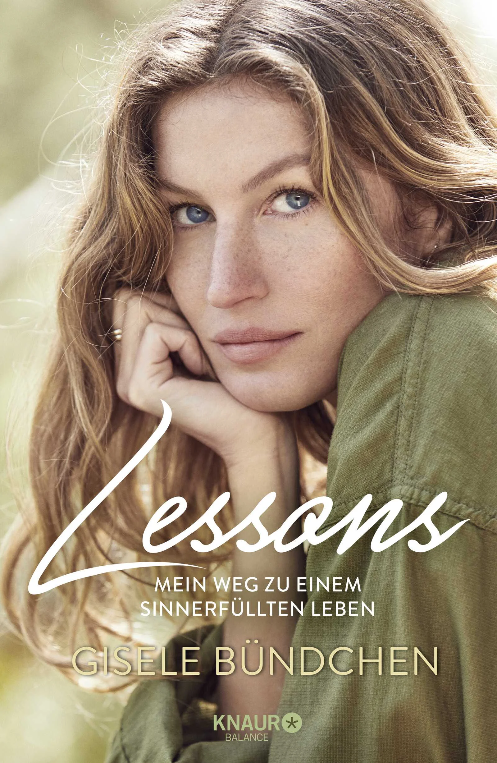 Private Einblicke in das Leben des international bekannten Super-Models– Gisele Bündchen von ihrer bisher persönlichsten, spirituellen Seite – wie sie keiner kennt.Gisele Bündchens Reise begann im Süden Brasiliens, wo sie zusammen mit fünf Schwestern aufwuchs, Volleyball spielte und streunenden Tieren das Leben rettete.Schon im Alter von 14 Jahren wurde sie in Sao Paulo entdeckt. Vier Jahre später, im Jahr 1998, startete ihre spektakuläre Karriere als Fashion Model. Seitdem ist Giseles Gesicht aus der Model-Branche nicht mehr wegzudenken – sie ist in fast 400 Werbekampagnen und auf über 120 Magazin-Covern erschienen, in mehr als 470 Fashion Shows einflussreicher internationaler Marken gelaufen und zu einer Ikone der Mode-Industrie geworden.Doch bis heute kennen nur wenige Giseles wahres Gesicht. Das einer Frau, deren Privatleben in Kontrast zu ihrem öffentlichen Image steht. In ihrem ersten Buch „Lessons“ erzählt sie, wie sie durch die Herausforderungen ihres Lebens zu einem spirituellen Menschen wurde. Dazu gehören heute nicht nur die morgendliche Meditation und Yoga-Praxis, sondern auch eine bewusste Lebensweise und ein engagiertes Handeln für eine bessere Zukunft. Ihre persönlichen Lektionen, z. B. die Schilderung ihrer Panikattacken, berühren tief im Herzen und geben zugleich den Impuls, auf sich selbst zu vertrauen. „Ich war immer nur ein Bild ohne Stimme – indem ich nun meine Stimme erhebe, kann ich andere Frauen inspirieren, gut für sich selbst zu sorgen.“Eine Reise, die von einer Kindheit barfuß in Brasilien zu einer international erfolgreichen Karriere, Mutterschaft und Ehe führte. Ein Werk von großer Offenheit und Verletzlichkeit – „Lessons“ zeigt uns den Weg in ein spirituelles und sinnerfülltes Leben.