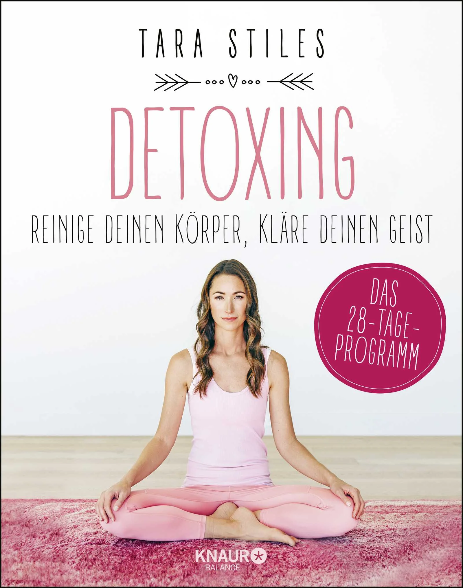 Mentales und körperliches Detox mit Yoga für 28 Tage mit Tara Stiles!Jetzt ist die Zeit für den Neustart, wenn Sie sich festgefahren fühlen. Jetzt ist die Zeit für die Vereinfachung, wenn Sie sich zu beschäftigt fühlen. Jetzt ist die Zeit für den Frieden, wenn Sie sich ängstlich fühlen. Die charismatische Yoga-Rebellin Tara Stiles nimmt Sie mit auf eine Detox-Kur. Eine Detox-Kur, mit der wir wirklich frei vom ständigen Kreislauf von Stress, Angst und Unsicherheit werden können. In ihrem brandneuen Lifestyle-Guide fokussiert sie auf die äußere und innere Reinigung, die sich viele von uns wünschen. Es ist an der Zeit, nach innen zu schauen, sich neu auszurichten und die Energie dorthin zu lenken, wo wir wirklich sein möchten.Dafür bietet Tara Stiles ein 4-wöchiges Programm, das ihr und ihren Schülern geholfen hat, sich besser zu fühlen und wieder mit sich selbst in Kontakt zu kommen. Es kombiniert uralte Techniken für mehr Entspannung, Gesundheit und Stressbewältigung und wirksame Heilpraktiken des Yoga für das moderne Leben.Woche 1: Mentales Detoxing. Sie lernen, Ihren mentalen Ballast abzuwerfen und wieder von innen zu strahlen durch die richtige Atmung, das Ausmisten oder Tai Chi-Übungen.Woche 2: Spirituelles Detoxing. Sie lernen, Ihren Geist zu beruhigen und zu entspannen. Mit Meditation geschieht Veränderung, wenn Sie Ihre Gedanken beruhigen und sich tiefer mit dem Gefühl verbinden, wer Sie sind. Woche 3: Ändere dein Essen. Sie lernen, wie Sie den Körper richtig nähren. Mit Ayurveda kommt es zu Veränderungen, wenn Sie durch die Lebensmittel, die Sie zubereiten und essen, wieder mit der Natur und den Jahreszeiten in Kontakt kommen. Woche 4: Ändere deine Bewegung. Sie lernen eine harmonische Mind-Body-Verbindung. Beim Yoga kommt es zu Veränderungen, wenn Ihr Körper durch Bewegung mit Ihrem Geist in Einklang kommt.
