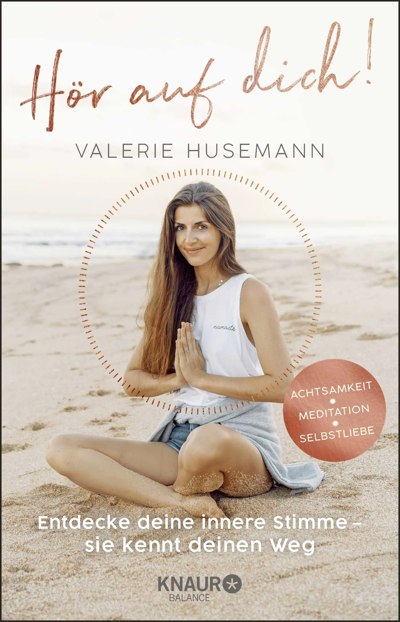 „Hör auf dein Herz und deine innere Stimme - sie kennen dein Wunder und deinen Weg. Es ist Zeit loszulassen und zu vertrauen.“Welcher Weg ist der richtige für mich? Wie kann ich selbstbewusst für mich entscheiden? Wie finde ich den Mut, mein Traum-Leben zu erschaffen und in mich zu vertrauen? In diesem Praxisbuch zeigt Valerie Husemann, wie du deine innere Kraft aktivieren kannst, um dein intuitives Leben zu gestalten. Die Manifestations- und Intuitive Business-Expertin hat schon unzählige Klient*innen dabei unterstützt, ihre innere Stimme zu finden, mehr Leichtigkeit zu spüren und sich ihre Herzens-Wünsche zu erfüllen.Auf der Reise zur inneren Stimme arbeitet die Meditations- und Achtsamkeits-Mentorin mit kraftvollen Methoden. Durch die Auflösung limitierender Glaubenssätze, die heilsame Arbeit mit dem Inneren Kind oder das Loslassen von Ängsten schaffst du Platz für deine Lebens-Ziele. Gleichzeitig erfährst du, wie du deine weibliche Kraft erweckst und Manifestationen und Visualisierungen für dich nutzen kannst. Mit liebevollen Übungen, von der Autorin eingesprochenen Meditationen, Achtsamkeits-Ritualen und Journaling-Anleitungen lernst du, auf deine innere Stimme zu hören, deiner Intuition zu folgen und das Leben zu leben, das dich erfüllt.