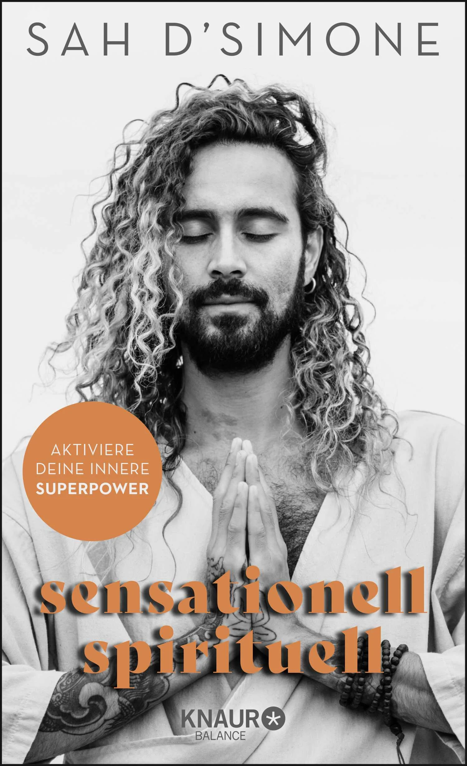 Eine außergewöhnliche Stimme für die neue spirituelle Generation – frech, unkoventionell und authentisch„Sensationell spirituell“ ist der Guide für eine Generation, die Diversität, Echtheit und Freiheit feiert – und dies auch auf ihren spirituellen Weg mitnehmen möchte. Der junge, queere und spirituelle Lehrer Sah D`Simone reiste um die Welt, lernte von Meistern des tantrischen Buddhismus und entdeckte dabei den für ihn besten spirituellen Weg – und der ist laut, frech und tiefgehend. Sahs Botschaft: Versuche nicht, dich in eine Schublade zu zwängen, wie Spiritualität aussehen „sollte“, denn du selbst zu sein, ist spirituell genug. Es gibt so viele Wege, frei und glücklich zu werden. Es ist möglich, wilde Partys zu feiern, vegane Torte zu essen, auf Motorräder zu stehen und eine bedeutungsvolle Spiritualität zu leben.In seinem Buch erklärt Sah D`Simone uns anschaulich, wie wir in acht Schritten unsere innere Superpower zum Vorschein bringen und unsere Wahrheit laut leben – und damit die Welt verändern können. Praktische Alltagsübungen, Journaling-Aufgaben, Meditationen und Atemübungen können uns dabei helfen, unser höchstes Potenzial zu entfalten und uns von Ideal-Bildern und Stigmatisierungen der Gesellschaft freizumachen. Durch die Verbindung der modernen Psychologie und buddhistischen Praktiken schafft Sah D`Simone mit seiner vor Energie sprühenden Persönlichkeit einen sensationellen Leitfaden, der unser erwachendes Herz befreit.