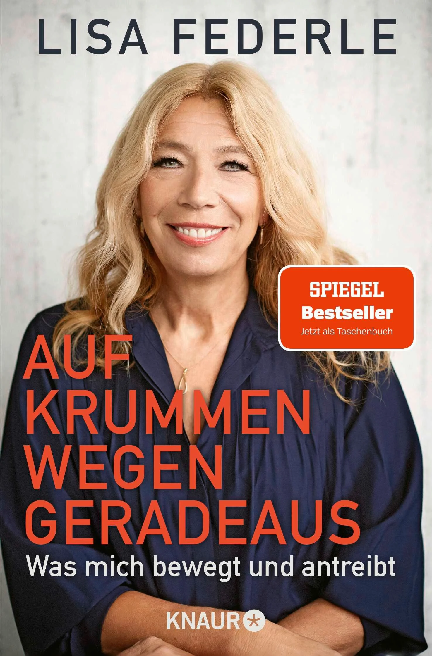 Lisa Federle, Deutschlands bekannteste Notärztin erzählt ihre Lebensgeschichte - das autobiographische Sachbuch einer starken Frau.Ihre selbstlose Art beeindruckt die Menschen immer wieder: 2015 wurde Lisa Federle bundesweit bekannt, als die Tübinger Notärztin eine rollende Arztpraxis zur Versorgung der Flüchtlinge einrichtete. Später verbesserte Lisa Federle damit die medizinische Versorgung von Obdachlosen, und seit 2020 ist sie als rollende Teststation in der Corona-Pandemie unterwegs und war ein wichtiger Baustein des sogenannten Tübinger Modells. Im Frühjahr 2021 rief sie mit Jan Josef Liefers und Michael Antwerpes die Initiative #BewegtEuch ins Leben, um benachteiligten Kindern und Jugendlichen sportliche Aktivitäten zu ermöglichen.Handeln, um zu helfen, das ist ihr Lebensmotto. Lisa Federle gilt mittlerweile vielen als tatkräftige Frau, die mitten im Leben steht, die sich immer durchkämpfen musste, die die Probleme mutig und wenn es sein muss unkonventionell angeht und dabei nie den Menschen aus dem Blick verliert. Für ihr soziales Engagement wurde die Notärztin 2020 mit dem Bundesverdienstkreuz ausgezeichnet.Nun erzählt Lisa Federle ihre Lebensgeschichte, von der Kindheit in einem sittenstrengen protestantischen Elternhaus bis zu ihrem sozialen Engagement für Flüchtlinge, Obdachlose, Unfallopfer und Kinder.Lisa Federles Lebensgeschichte ist die Geschichte einer selbstbewussten und erfolgreichen Frau, die unverdrossen ihren Weg gegangen ist und sich dabei nie verbiegen ließ.