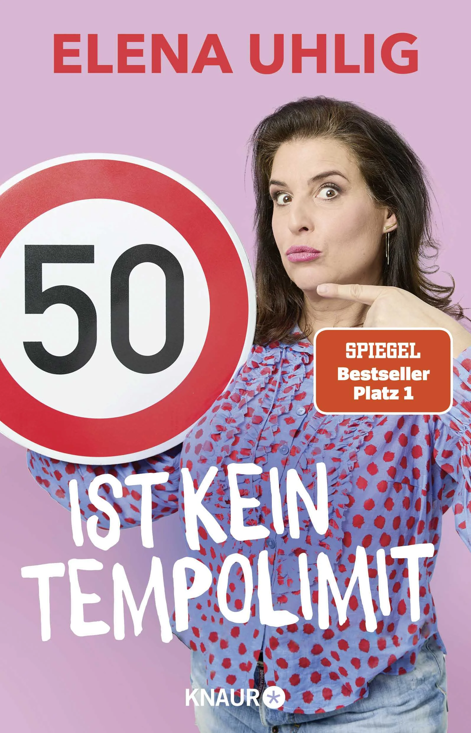 Die beliebte Schauspielerin und Instagramerin Elena Uhlig wird 50! Zeit, sich mit den wirklich wichtigen Fragen des Lebens auseinanderzusetzen. Mit Witz und Herz erzählt sie ihre Geschichte, aber auch von Wechseljahrsymptomen, liebgewonnenen Lastern – und warum wir sie lieber noch ausbauen, anstatt reduzieren sollten.Um den 50. Geburtstag wird viel Wirbel gemacht – warum eigentlich? Als der große Tag bei Elena Uhlig näher rückt, beschließt sie, einfach so zu tun, als wäre nichts. Doch dann wird sie von der Realität eingeholt, als sie eines Nachts schweißgebadet aufwacht. War es das jetzt mit Lebensfreude und Unbeschwertheit?Elena Uhlig beschließt, sich die gute Laune nicht verderben zu lassen und stellt sich den großen und weniger großen Fragen des Lebens:Warum hadern wir mit dem Älterwerden – obwohl wir es mit zunehmender Erfahrung viel leichter schaffen, uns so anzunehmen, wie wir sind?Überhaupt: Warum genießen wir das Frausein nicht viel mehr – auch und gerade in der Lebensmitte?Und: Was müssen wir uns nun endlich alles nicht mehr antun oder gefallen lassen?Die beliebte Schauspielerin und Bestsellerautorin nimmt ihre Leserinnen mit auf eine ebenso kuriose wie persönliche Tour de Force durch die zurückliegenden 50 Jahre und geht der Frage nach, wie sie zu der Person wurde, die sie heute ist. Eine ebenso unterhaltsame wie ermutigende Hommage an das Leben.Am Ende steht eins fest: Mit 50 ist es höchste Zeit, den Druck rauszunehmen, aber nicht das Tempo. Es sei denn, um die schönen Momente auszukosten und zu genießen.