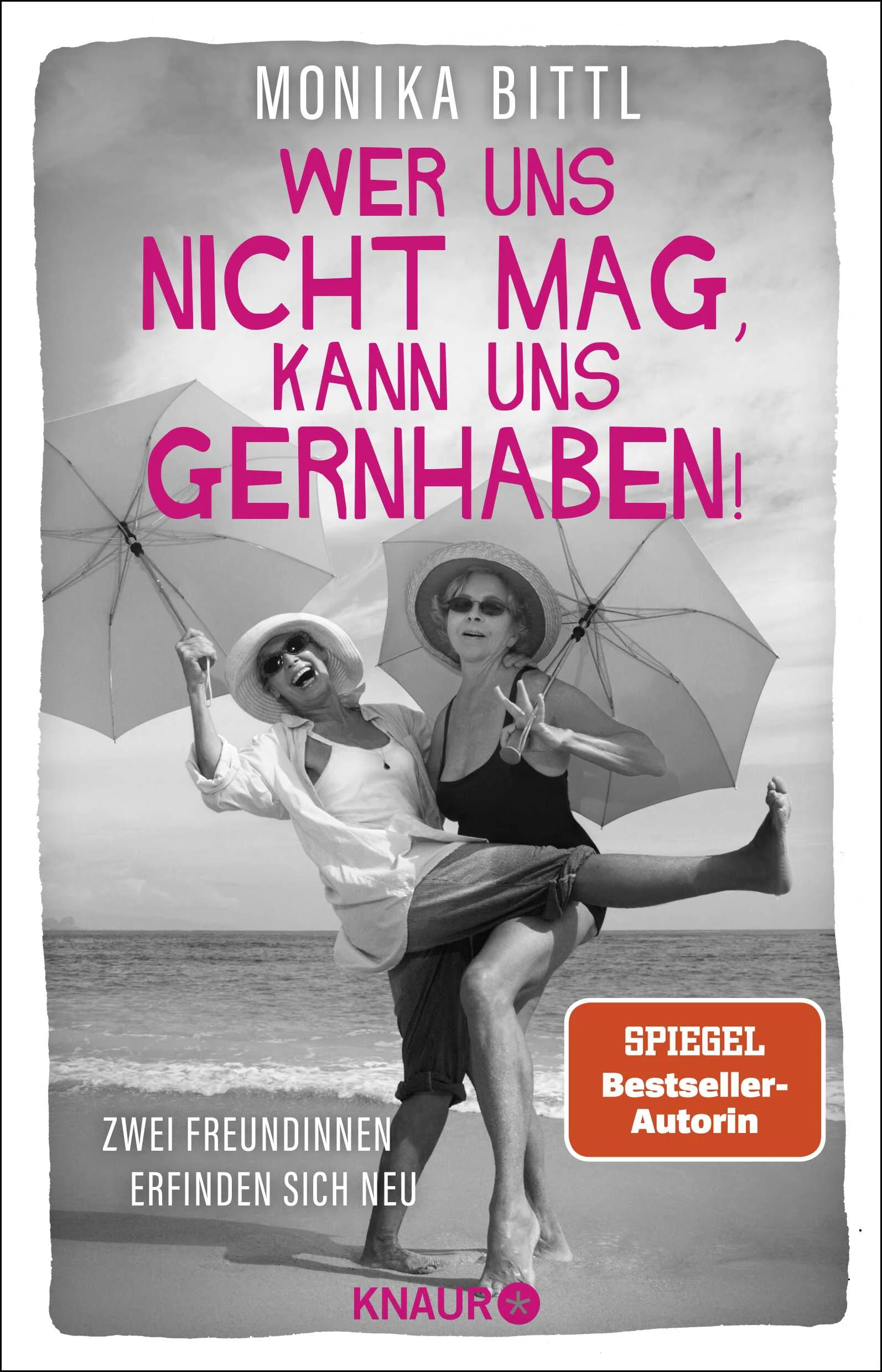 Bestseller-Autorin Monika Bittl schreibt in „Wer uns nicht mag, kann uns gernhaben!“ über eine ganz besondere Frauen-Freundschaft – und die wunderbare Chance der Neuerfindung, hat man die 50 erst mal überschritten.Die Kinder sind aus dem Haus, der Mann weilt im Ausland, das Leben wird endlich ruhiger – doch plötzlich steht Monika Bittls alte Freundin Suzi vor der Tür. Sie ist wie ein Wirbelwind und scheint das Chaos regelrecht anzuziehen. Da Suzi gerade ihre Bleibe verloren hat, kapert sie kurzerhand Monika Bittls Wohnung und mischt deren behagliches Leben gründlich auf. Denn mit ihr halten die wirklich spannenden Themen Einzug: Muss man mit über 50 zwangsläufig verspießern? Kann man sein Leben noch mal komplett umkrempeln, um nicht im geistigen Vorruhestand zu landen? Und wie um Himmels Willen kommt frau zu einem Mann, wenn sie eigentlich gar keinen will?Unterhaltsam, identifikatorisch, lebensklug: Eine wohltuende und zugleich zum Lachen verführende Lektüre für alle jenseits der Fünfzig – und ein wunderbares Geschenk für die eigenen Freundinnen.