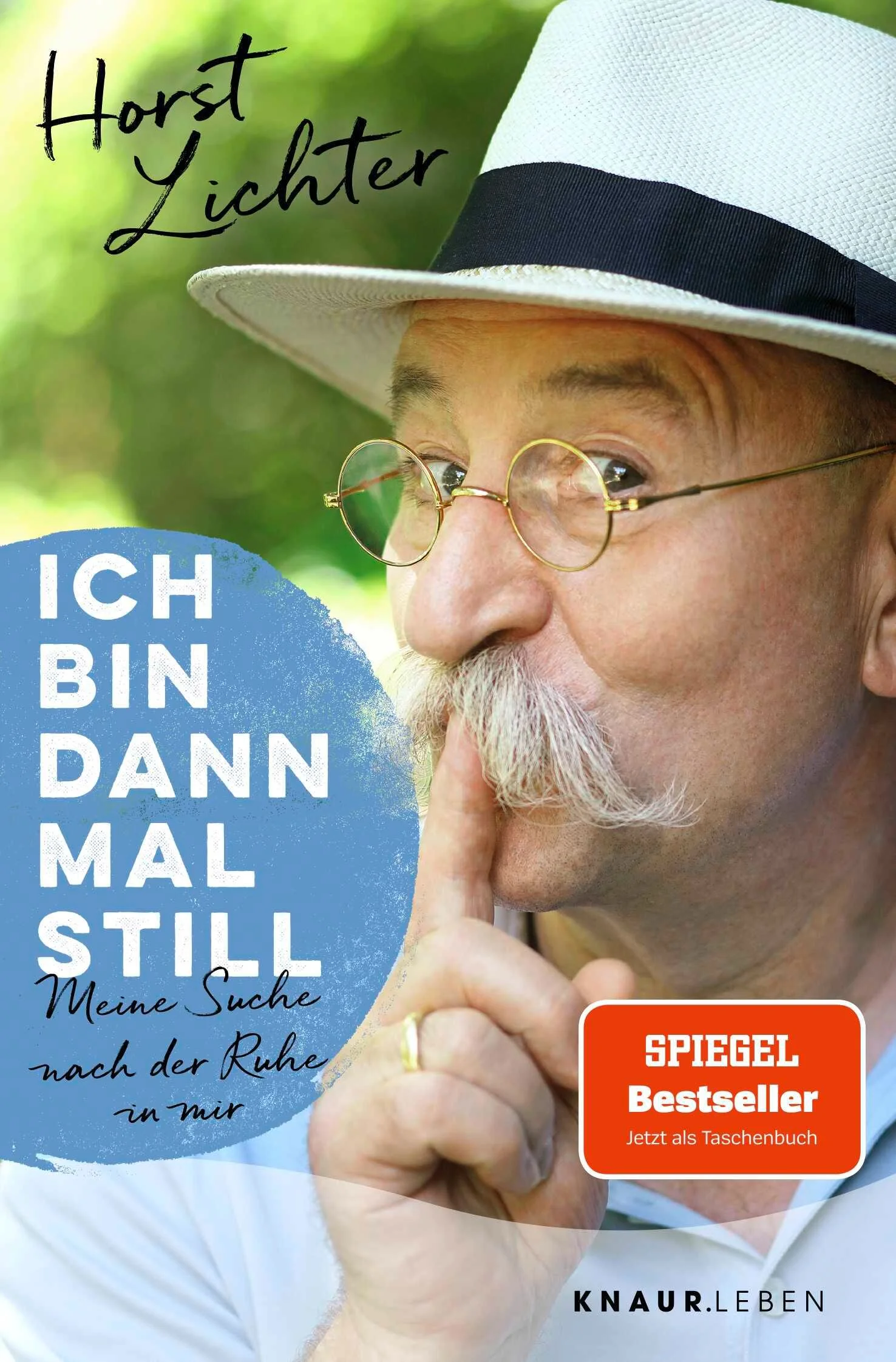Horst Lichter, wie man ihn noch nie erlebt hatHorst Lichter, Deutschlands beliebtester Moderator und TV-Koch, begibt sich auf eine Reise in die Stille und zu sich selbst: Ein Lebensratgeber voller Ruhe, Kraft und Entschleunigung, aber auch voller Humor, Augenzwinkern und Lebensfreude.Die Sehnsucht nach einem Moment des Innehaltens in einer Welt, die uns alles abverlangt, die Stress und Burn-out, Überforderung und Anstrengung mit sich bringt, kennen wir alle. Schweigen, still sein, einatmen, ausatmen, in der Meditation ganz für sich sein – dieses Abenteuer, diese Selbstfindung wagt der Mann, der nie um einen flotten Spruch verlegen ist. Was macht die plötzliche Stille mit ihm? Die Pause vom schnellen Leben?Ist Meditation der Schlüssel zum Glück? Und was hat es eigentlich mit diesem Buddhismus auf sich?Horst Lichter erzählt auf sympathische und humorvolle Weise, was ihn zum Schritt in die Stille bewogen hat, weshalb er sich die Pause vom Alltagsstress gönnt. Er berichtet von der Zeit der Ruhe und was passiert, wenn man plötzlich allein in seinem Kopf ist. Wenn die laute Welt durch die eigenen Gedanken ersetzt wird. Welche Fragen man sich selbst stellt und auch selbst beantworten muss. Und er verrät, was am Ende bleibt von dieser Erfahrung. Wie es gelingt, seine Kraft und innere Mitte zu bewahren, wenn man wieder zurück im Alltagsstress ist. Dieses Buch ist ein spannendes Experiment, berührend, inspirierend und zum Schmunzeln, aber auch echte Lebenshilfe für den Umgang mit der Überforderung und der Belastung, die wir alle täglich spüren.