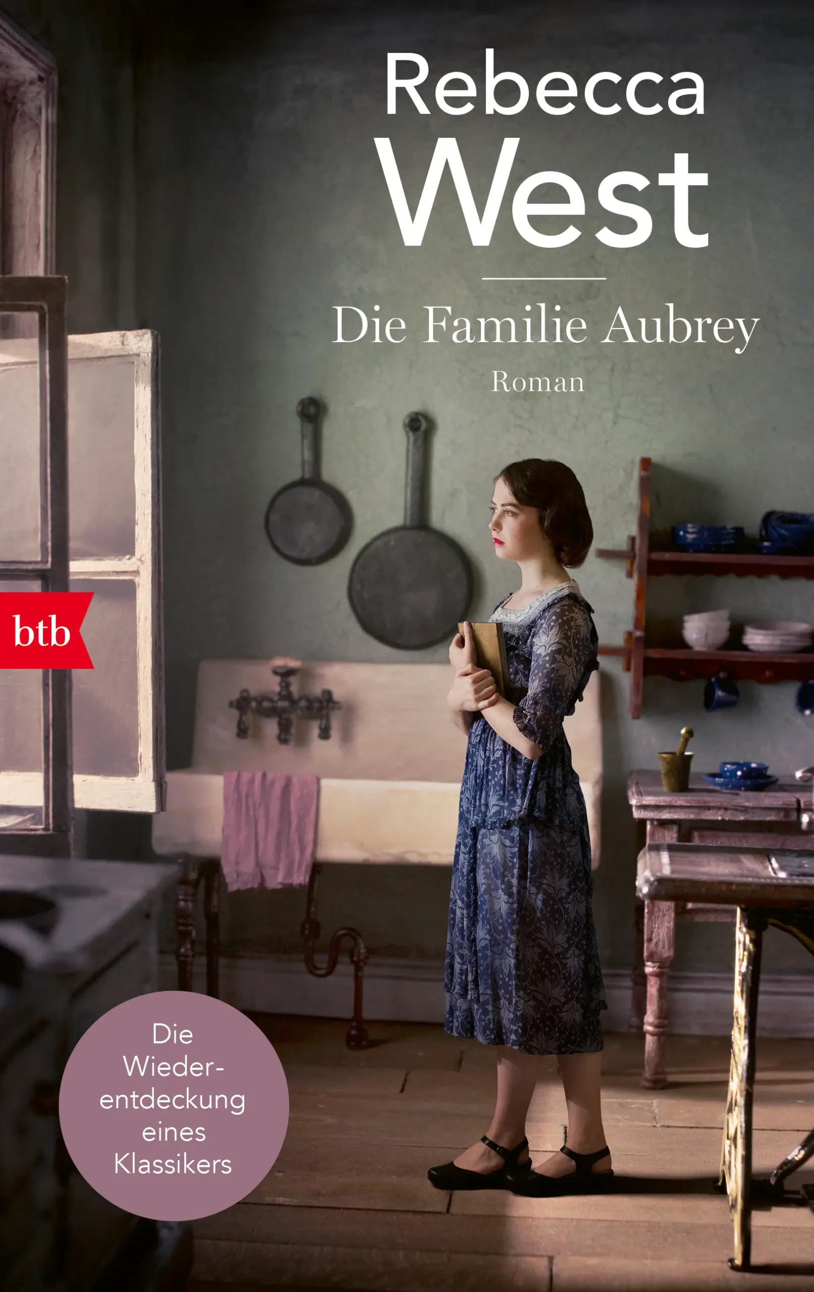 In „Die Familie Aubrey“, einem Bestseller aus dem Jahr 1957, verwandelte Rebecca West ihre eigene Kindheit in einen Klassiker der englischen Literatur.Rose Aubrey ist eines von vier Geschwistern. Mit der Weisheit eines Kindes betrachtet sie ihre Zwillingsschwester Mary, deren Charakter perfekt mit dem ihren korrespondiert. Die schöne, begriffsstutzige Schwester Cordelia, die bemitleidet wird, weil sie als Einzige der Familie nicht über musikalisches Talent verfügt. Ihren geliebten kleinen Bruder Richard Quinn. Ihren charmanten, aber höchst unzuverlässigen Vater Piers, dessen törichte Geschäfte die Familie immer wieder an den Rand des finanziellen und sozialen Ruins treiben. Es ist schließlich ihre exzentrische Mutter Clare, die sich als die wirklich Starke der Familie erweist.Rebecca West zeichnet ein liebevolles Bild einer außergewöhnlichen Bohemien-Familie zu Beginn des 20. Jahrhunderts. Die junge Protagonistin Rose lotet die schwer fassbaren Grenzen zwischen Kindheit und Erwachsensein, Freiheit und Abhängigkeit, dem Gewöhnlichen und dem Geheimnisvollen aus.
