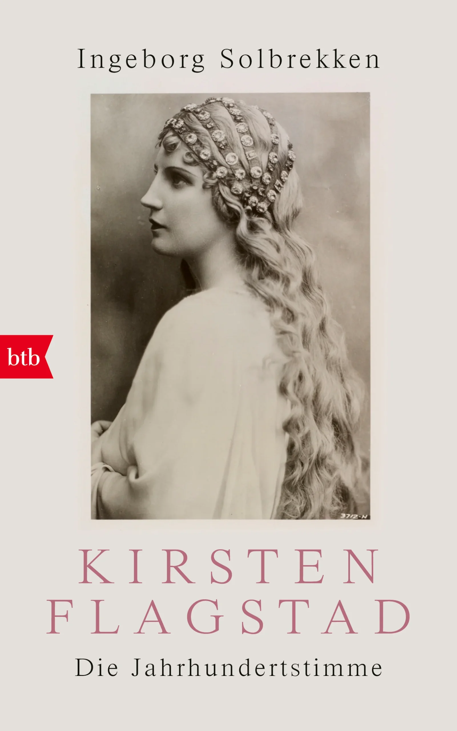 Die erste umfassende Biografie zu Kirsten Flagstad, basierend auf zahlreichen bisher unveröffentlichten Quellen und DokumentenEine Geschichte zwischen Triumph und Tragödie: Kirsten Flagstad (1895-1962), eine schüchterne und eigensinnige norwegische Sängerin, wurde über Nacht berühmt und als bedeutendste Wagner-Interpretin gefeiert. Sie belebte weltweit das Interesse an Richard Wagners Opern. Während und nach dem Zweiten Weltkrieg wurde sie zu Unrecht beschuldigt, Sympathien für die Nationalsozialisten zu hegen. Diese Gerüchte gingen auf führende Beamte im norwegischen Außenministerium zurück und waren Beginn einer politischen Schmutzkampagne. Jeder Auftritt war seitdem von Demonstrationen begleitet, ihr Vermögen wurde beschlagnahmt und die Sängerin musste unter Polizeischutz leben. Ingeborg Solbrekken hat in ihrer Flagstad-Biografie erstmals die genauen politischen Hintergründe dieser beispiellosen politischen Verschwörung recherchiert und das dramatische Leben einer faszinierenden Ausnahmekünstlerin aufgearbeitet.
