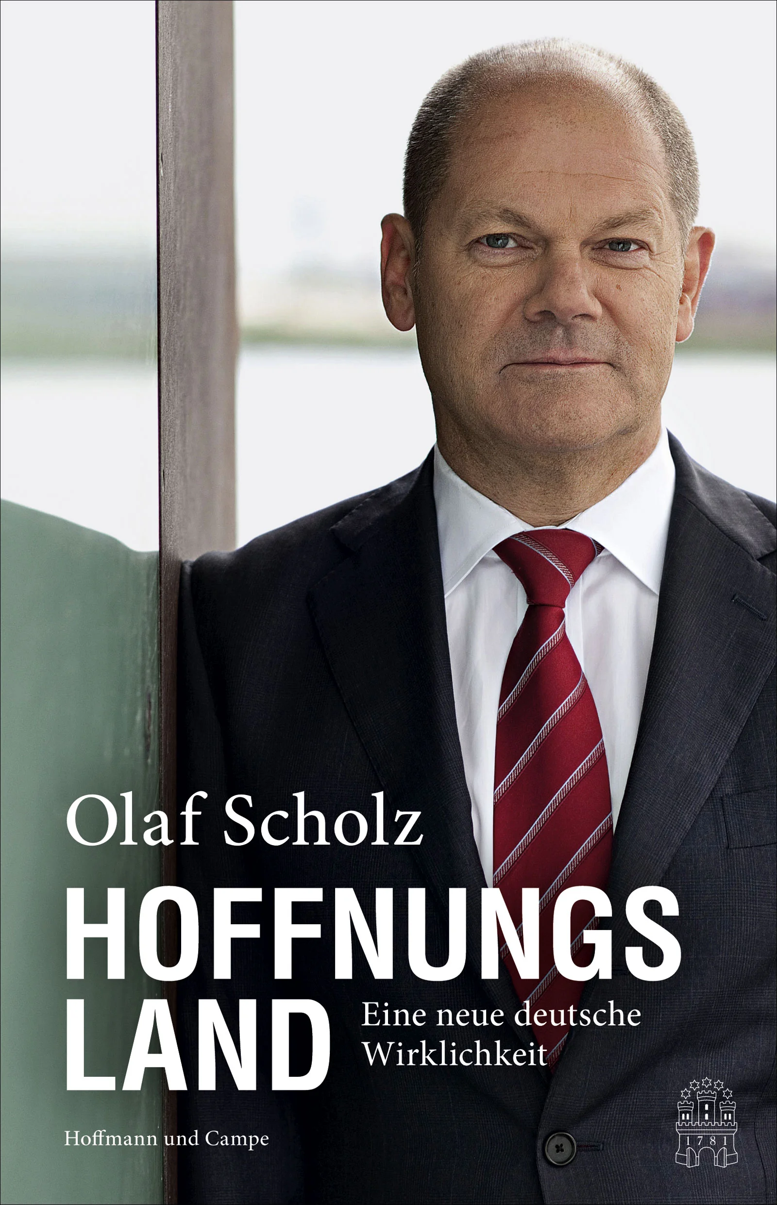 »Die neue Wirklichkeit birgt mehr Chancen als Risiken.«Wir erleben derzeit einen fundamentalen Wandel in der Wahrnehmung unseres Landes. Deutschland ist für viele Menschen in der Welt zu einem Hoffnungsland geworden. Unsere offene, liberale und säkulare Gesellschaft verheißt ein attraktives Leben in Freiheit und Sicherheit. Zuwanderung ist damit eine neue deutsche Wirklichkeit, die es zu gestalten gilt. Jetzt ist eine pragmatische Politik gefragt, die die Risiken zwar sorgsam abwägt, aber zugleich die Chancen erkennt, die in der Zuwanderung liegen. Olaf Scholz plädiert für eine Politik der selbstbewussten Zuversicht und zeigt Wege auf, wie Deutschland diese globale Herausforderung meistert – und auch noch davon profitiert.