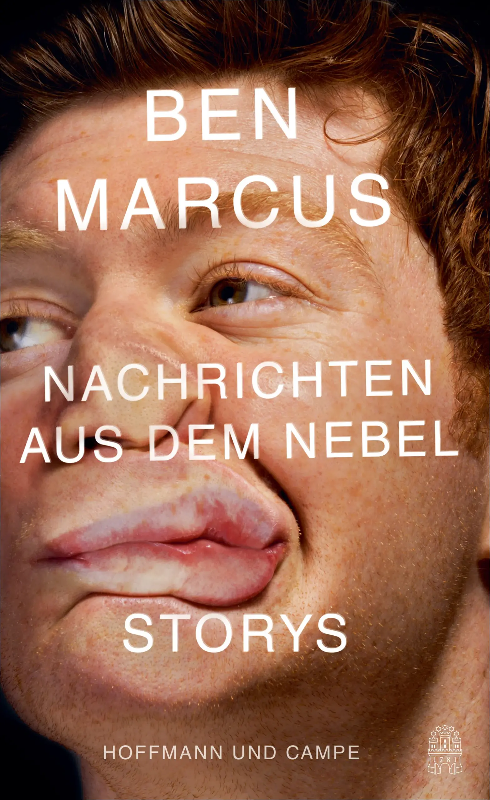Auf unheimliche Weise vertraut und zugleich schockierend fremd: Ben Marcus’ Storys fesseln mit klarer poetischer Prosa. Noch nie hat existenzielle Katastrophe so viel Spaß gemacht. Ben Marcus entwirft in dieser Sammlung zeitgemäße Visionen der Entfremdung in einer modernen Welt: Hier findet eine unglückliche Angestellte die Liebe, nachdem sie sich durch den Test des neuesten Nahrungsergänzungsmittels ihrer Firma verändert. Ein Vater sieht sich von der plötzlichen Abweisung seines Sohnes erschüttert, und so schleicht sich das Unheimliche in das Kinderzimmer ein, während die Kommunikation in der Familie versagt. Und Roy und Helen entwerfen Moodboards für Denkmäler, die an die Opfer von Terroranschlägen erinnern, während ihre Ehe an der moralischen Fragwürdigkeit ihres Lebenswerks zerbricht.   „Erschütternd, von tiefschwarzem Humor – und voller Schönheit.“The Guardian 