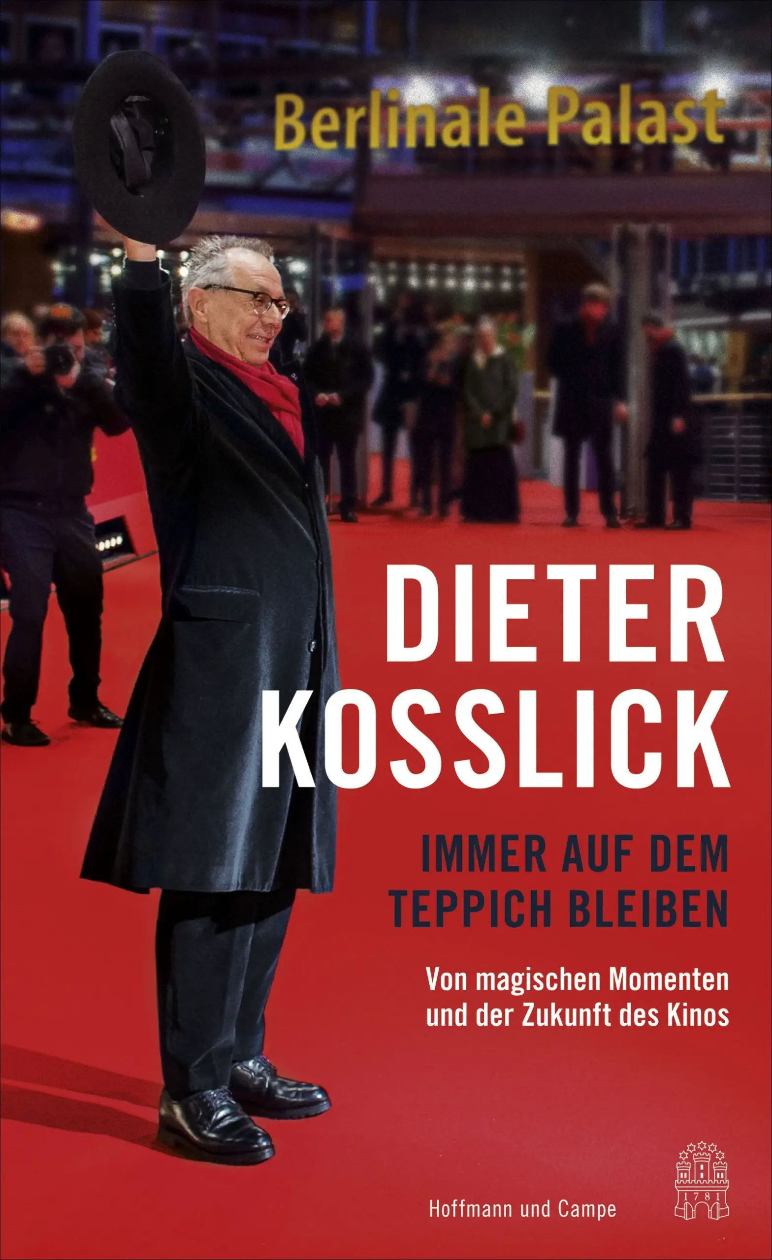 Dieter Kosslick ruft dazu auf, das Kino zu retten – und beschreibt, wie das gelingen kann. Er schildert seine Liebe zum Film, seine abenteuerlichen Erlebnisse als Chef der Berlinale und warum er überzeugt ist, dass Filme die Welt verändern können. Ob er eine Großbaustelle zum Stillstand bringen musste, damit die Rolling Stones schlafen konnten, ausgerechnet an 9/11 zum ersten Mal nach Hollywood reist, mit allen Mitteln Martin Scorsese überzeugen muss, nach Berlin zu kommen, nach Nordkorea zu Kim Jong-un, nach Kuba zu Fidel Castro oder in den Palast des größten Bollywoodstars Shah Rukh Khan reiste, oder Meryl Streep in der Not einen Blumenstrauß von der Tankstelle überreicht – Dieter Kosslick hat als Chef der Berlinale viel erlebt. Wichtiger aber als Stars und Glamour war ihm stets der Anspruch, Filme zu zeigen, die die Kraft haben, die Gesellschaft zu verändern. Seine Mottos lauteten schon kurz nach der Jahrtausendwende »accept diversity« und »towards tolerance«. Engagement für Gerechtigkeit und Menschenwürde prägten den Charakter des Festivals, auch wurde die Berlinale zum ersten CO2-zertifizierten Filmfestival der Welt, denn der Klimawandel ist auch im Filmgeschäft von bedeutender, bislang unterschätzter Bedeutung. Kann Green Shooting dazu beitragen, das Klima zu schützen und darf die öffentliche Hand überhaupt noch Filme subventionieren, deren Produktion Taudende Tonnen CO2 verbraucht?  Mit Corona ist auch das Kino in eine schwere Krise gestürzt, die mit dem Aufkommen der Streamingdienste existenziell geworden ist. Dieter Kosslick gibt in diesem persönlichen und anekdotenreichen Buch Auskunft, wie Kino in Zukunft funktionieren muss und warum gerade auch die Filmbranche dringend lernen muss, nachhaltiger zu produzieren.  Unterwegs mit Weltstars: ein höchst unterhaltsamer Blick hinter die Kulissen Green Shooting: Wie Filmproduktion in Zeiten des Klimawandelns nachhaltiger werden kann und muss Was wir dem Kino verdanken und warum wir es retten müssen »Dieter Kosslick ist eine lebende Imagekampagne für den Kinofilm.« Maria Furtwängler  