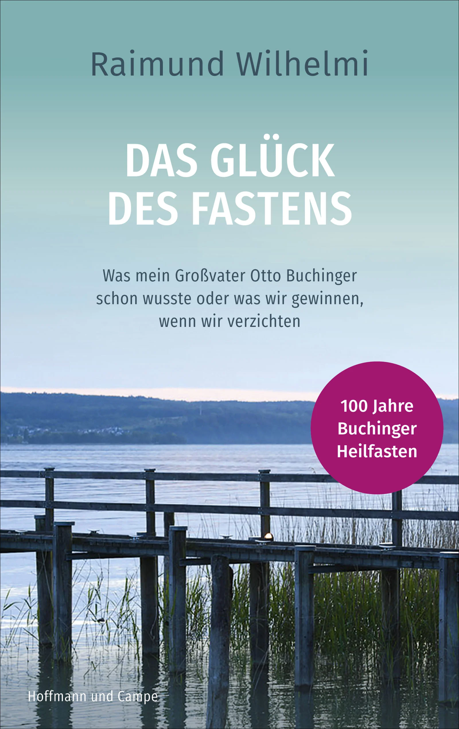 Vor 100 Jahren empfing der Arzt Otto Buchinger seinen ersten Fastenpatienten und beschritt damit einen ganz neuen Weg. Heilfasten war damals so gut wie unbekannt. Seit geraumer Zeit erfreut sich die einstige Außenseitermethode auch in der Universitätsmedizin einer wachsenden Anerkennung. Otto Buchingers Enkel Raimund Wilhelmi hat ebenfalls sein Leben dem Heilfasten gewidmet und viele Jahrzehnte Menschen bei dieser außergewöhnlichen Erfahrung als Direktor der weltweit angesehenen Buchinger Wilhelmi-Klinik aktiv begleitet. Er ist mehr denn je davon überzeugt , dass der Verzicht und das Fasten zu einer geistigen Transformation führen kann. Heilfasten ist nicht nur Gewichtabnahme und der Verzicht auf feste Nahrung, vielmehr kommt es zu einer Begegnung mit sich selbst.In diesem Buch kehrt er zu den Gedanken und Wurzeln seines legendären Großvaters zurück und dem großen Schatz an Wissen und Erfahrung, über den dieser verfügte. Auch die Frage, was Heilfasten heute, im 21. Jahrhundert, bedeutet und sein kann, beantwortet er klug, charmant und mit großer Klarheit – nicht zuletzt aus der persönlichen Fastenerfahrung über Jahrzehnte hinweg.