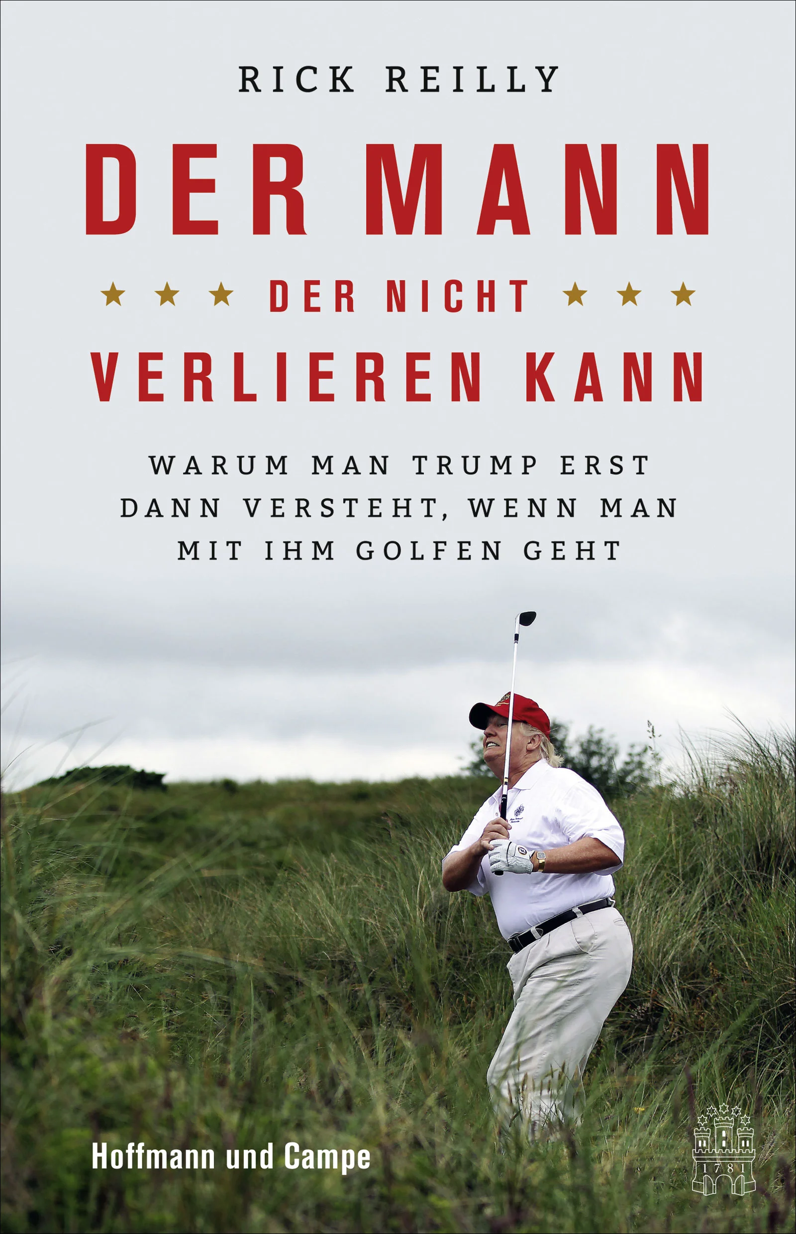 Wie konnte Trump erneut Präsident werden? Dieses Buch liefert Antworten.Wie man Golf spielt entblößt, wer man ist. Der bekannte Sport-Journalist und Golf-Enthusiast Rick Reilly hat Donald Trump viele Jahre auf dem Golfplatz erlebt, und schildert in seinem Buch urkomisch die Raffinesse und Kaltschnäuzigkeit, mit der sich Trump beim Gentleman-Sport auf alle nur erdenklichen Weisen einen Vorteil zu verschaffen weiß. Wenn es etwas gibt, was in Trumps Welt auf keinen Fall passieren darf, dann eine Niederlage – und sei es beim Spiel mit Tiger Woods. Reilly weiß zudem, was hinter dem Einreiseverbot für Araber steckte (Golf!), warum Trump und Merkel sich nicht verstehen (Golf!) und warum Trump acht Ziegen besitzt (Golf!). Ein unverzichtbares Buch, das mehr sagt als jede politische Analyse.