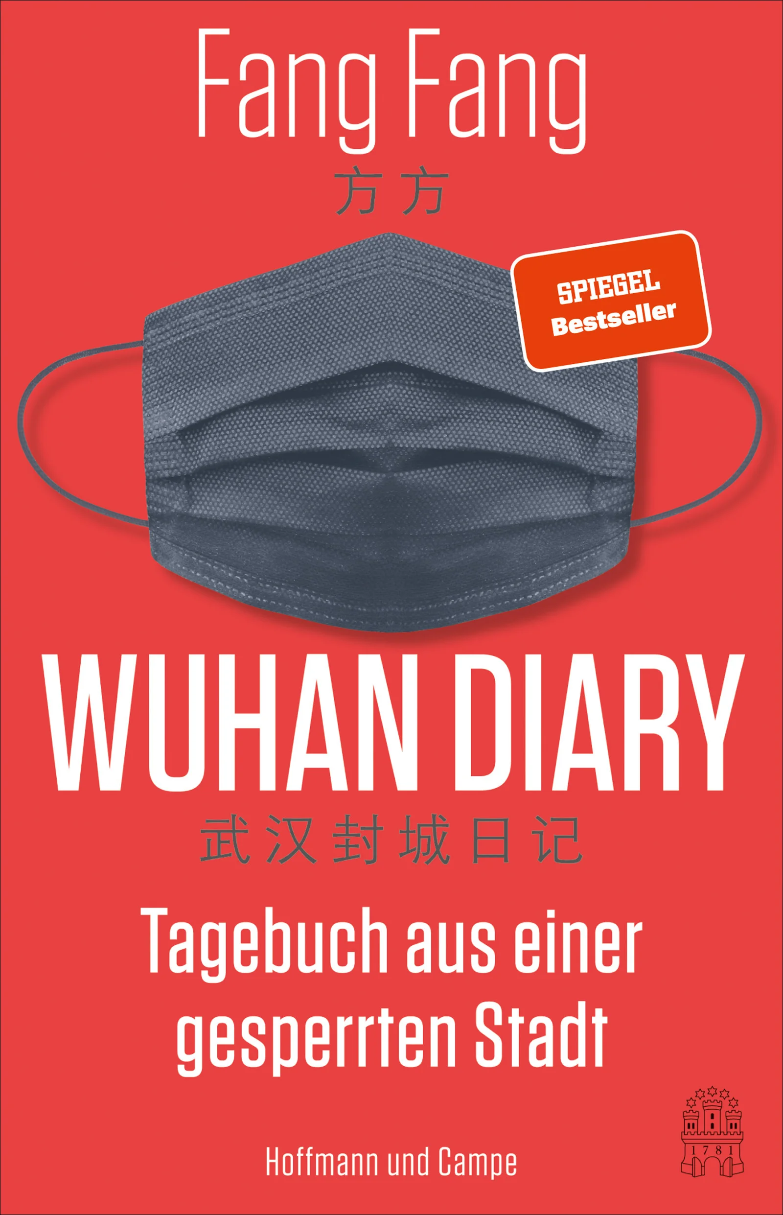 Das Tagebuch der berühmten chinesischen Schriftstellerin Fang Fang aus einer abgeriegelten Stadt ist ein einzigartiges, ergreifendes Zeitdokument über den Kampf gegen einen unsichtbaren Feind, den die Menschen in Wuhan weltweit als erste führten.Wuhan: Am 25. Januar, zwei Tage nachdem erstmals in der Geschichte eine 9-Millionen-Einwohner-Stadt komplett von der Außenwelt abgeriegelt wurde, beginnt Fang Fang, online Tagebuch zu schreiben. Eingeschlossen in ihrer Wohnung berichtet sie vom Hereinbrechen und dem Verlauf einer Katastrophe, von der Panik während der ersten Tage der Covid-19-Epidemie bis zu ihrer erfolgreichen Eindämmung. Sie erzählt von der Einsamkeit, dem heroischen Kampf des Personals in den Krankenhäusern, vom Leid der Erkrankten, dem Schmerz der Angehörigen von Verstorbenen und der Solidarität unter Nachbarn.Millionen Chinesen folgen ihren Gedanken und ihren Geschichten aus dem unmöglichen Alltag – vom Zorn über die Untätigkeit und Vertuschungsmanöver der Behörden während der Anfangsphase der Epidemie und der Unterdrückung warnender Stimmen, bis zur Anerkennung der wirkungsvollen Maßnahmen der Regierung in den Wochen danach.Fang Fang liefert einen unverstellten Blick auf die Katastrophe “von unten”, ganz nah an den Menschen, ihren Ängsten und Nöten, aber auch ihren kleinen Freuden und dem speziellen Wuhaner Humor selbst in dunkelsten Stunden. Zugleich wurde ihr Wuhan Diary in China zum Gegenstand erbitterter Auseinandersetzung über den Umgang mit kritischen Stimmen und Verantwortung – und somit über Chinas künftigen Weg. „Als Zeugen, die wir die tragischen Tage von Wuhan miterlebt haben, sind wir verpflichtet, für diejenigen Gerechtigkeit einzufordern, die gestorben sind.“- Fang Fang
