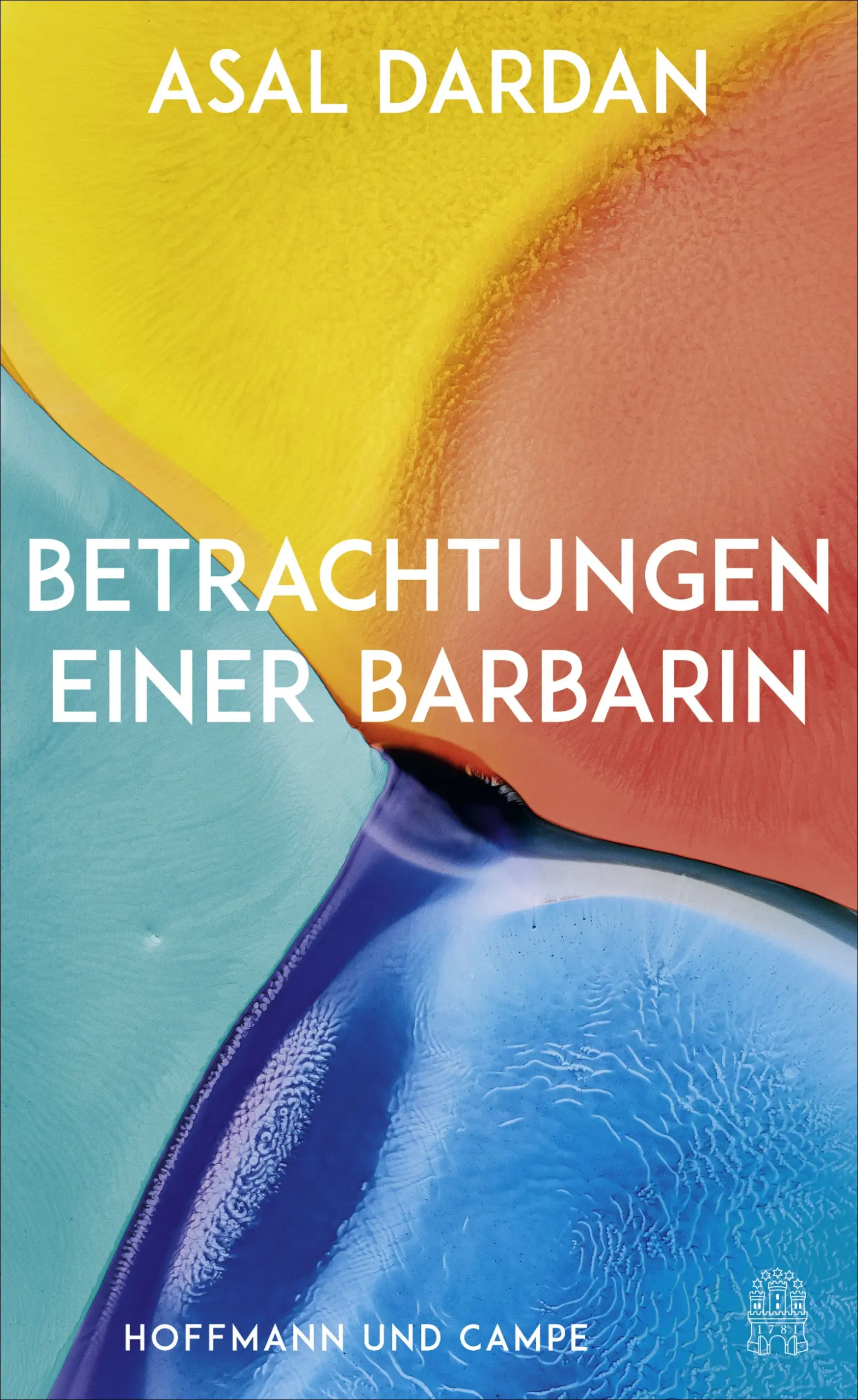 “Asal Dardan traut sich, von den Zwischenorten zu erzählen, von der immerwährenden Suche nach Verortung, und sie stellt damit die dringenden Fragen an unsere Gesellschaft.” Lena GorelikAls Kind iranischer Eltern ist Asal Dardan in Deutschland aufgewachsen, die Erfahrung des Exils hat sie geprägt. In einer erhellenden Auseinandersetzung mit der deutschen Gesellschaft begibt sie sich auf die Suche nach einer gemeinsamen Sprache, nach der Überbrückung des ewigen Gegensatzes von „Wir“ und den „Anderen“. Immer ist ihr Blick überraschend, immer ist ihre Analyse scharfsichtig. Da ist das geflüchtete Kind, das Trost in Spitzwegs heimeligen Bildern findet, die auch Hitler so gut gefielen. Da sind die bürokratischen Rentenbescheide der sardischen Nachbarin, deren Inhalte niemand entschlüsseln kann. Da werden die Goldfische vom persischen Neujahrsfest in die Freiheit entlassen und eigene, neue Traditionen gewählt. Sprachlich brillant und stilistisch elegant schlägt die Autorin Bögen von der ganz persönlichen Erfahrung zum gesellschaftlich-politisch Brisanten und zeigt auf, dass Zusammenleben bedeutet, Differenz anzunehmen.
