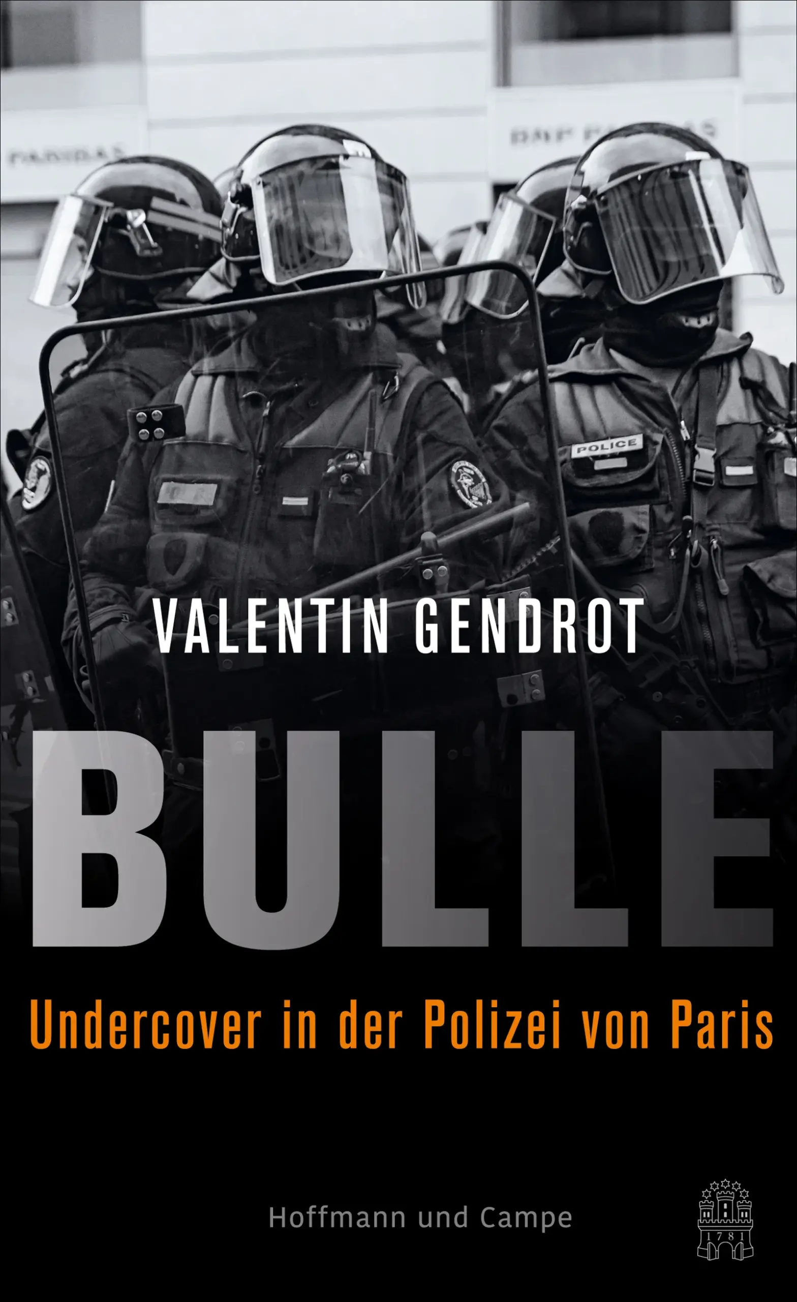 Aus dem Inneren der Polizei: Der Sensationsbericht aus FrankreichUndercover in der vielleicht härtesten Polizei Europas.Valentin Gendrot wollte wissen, wie es wirklich ist, ein Bulle im härtesten Pariser Arrondissement zu sein. Sein Erfahrungsbericht hat Frankreich schockiert und ist zu einem der erfolgreichsten Sachbücher des Jahres 2020 geworden.Noch nie ist es einem Journalisten gelungen, die Polizei zu infiltrieren und aus erster Hand über Rassismus, Gewalt und Überforderung in ihren Reihen zu berichten. Valentin Gendrot lässt sich in nur drei Monaten zum Hilfspolizisten ausbilden, bekommt eine Waffe in die Hand gedrückt und muss fortan auf den Straßen des gefährlichsten Pariser Bezirks für Ordnung sorgen. Seine Kollegen beleidigen und misshandeln migrantische Jugendliche, tauschen sich in rassistischen Chats aus und folgen auf der Straße ihrer eigenen Rechtsvorstellung. Gendrot lässt sich auf ihre Welt ein, deckt sie, wenn Straftaten im Amt vertuscht werden sollen, erfährt von fehlender Unterstützung vom Staat, schlechter Bezahlung und fehlender Achtung. Bis sich ein Kollege schließlich das Leben nimmt …Ein dringendes, wichtiges Buch, sowohl für die Opfer von Polizeigewalt als auch für die Polizei selbst, von dem wir in Deutschland viel lernen können.  „Zwei Jahre undercover in der Pariser Polizei. Zwei Jahre Rassismus, Gewalt und Missbrauch staatlicher Macht ertragen und drüber berichten. Das ist eine journalistische Meisterleistung.“- Thilo Mischke„Ein bewundernswert überzeugender Selbstversuch bis zur Selbstverleugnung. Aufklärerisch-entlarvend, nicht denunzierend. Nachahmenswert sicher auch für Deutschland.“- Günter Wallraff