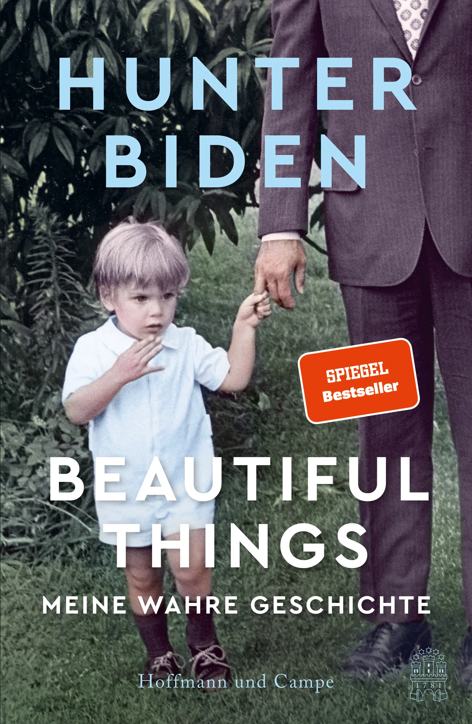  „Es ist egal, wie viel Geld du hast, in welchen Kreisen du verkehrst und aus welcher Familie du kommst: Am Ende sind wir alle allein.“Hunter Biden, der Sohn des US-Präsidenten, enthüllt die Wahrheit über sein Leben: Er erzählt von der bedingungslosen Liebe zwischen zwei Brüdern, die ein viel zu früher Tod trennte; von seinem Sturz in eine Hölle aus Drogen und Alkohol – und von der rettenden Kraft einer Liebe in letzter Sekunde.Beautiful Things ist der radikal ehrliche Bericht eines Mannes aus höchsten Kreisen, der immer tiefer in die Fänge seiner eigenen Dämonen gerät. Ungeschönt und schonungslos gegenüber sich selbst erzählt Hunter Biden von seinem Leben am Abgrund, während sein Vater aufbricht, Präsident der USA zu werden. Hunter Bidens Buch ist das bestürzende Dokument seiner unentrinnbaren Sucht, eine unvergessliche Liebeserklärung an seinen verstorbenen Bruder und eine Feier der Hoffnung, dass es auch dann noch Rettung gibt, wenn alles verloren scheint.„Ich habe mir in den Straßen von Washington Stoff besorgt, in einem Hotel in L.A. Crack gekocht, und die fünfzig Meter zwischen dem Schnapsladen und meinem Apartment nicht mehr geschafft, ohne auf offener Straße die Flasche anzusetzen. Meine Ehe ist in tausend Scherben gegangen, mehr als einmal wurde mir eine Pistole ins Gesicht gehalten und irgendwann vegetierte ich in runtergekommenen Motels an der Interstate 95, während meine Familie vor Angst um mich fast gestorben ist.“ Stimmen zum Buch:„Unter Junkies spielt es spielt keine Rolle, ob man von der Uni kommt oder aus dem Knast. Hunter Biden zeigt uns, dass niemand – auch nicht der Sohn des Präsidenten – davor gefeit ist, keinen Ausweg mehr aus einem Höllenzug zu finden, der ungebremst auf einen Abgrund zurast. Hier hat jemand den Mut gefunden, uns alles von dieser Fahrt zu erzählen, was verdammt großartig ist.“Stephen King„Dieses Buch ist derart zwingend, unerschrocken und packend, dass ich beim Lesen von der ersten bis zur letzten Seite völlig erstarrt bin – wenn man davon absieht, dass mir immer wieder der Unterkiefer runtergeklappt ist.“Dave Eggers