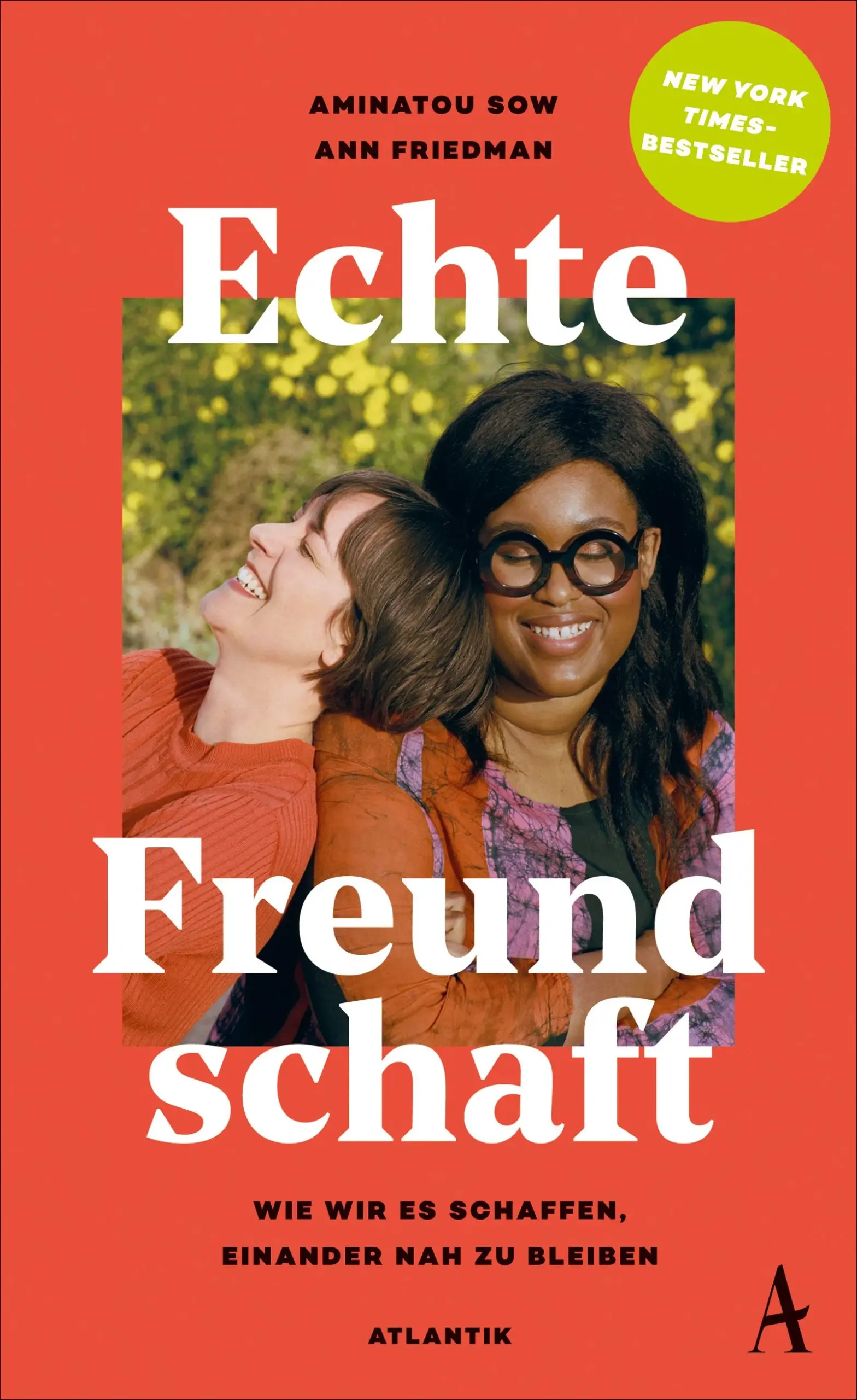 „Dieses Buch willst du deiner besten Freundin schenken und sagen: Danke, dass du mit mir auf dieser Welt bist.“Roxane Gay„Ein lustiges und wahnsinnig aufrichtiges Buch darüber, wie wir es in einer immer schnelleren, immer globaleren Welt schaffen können, trotz aller Distanz und aller Hürden Freunde zu bleiben.“ ELLEAnn und Aminatou begegnen sich 2009, als sie beide in ihren Zwanzigern sind, auf einer Gossip-Girl-Party und werden beste Freundinnen. In den folgenden zehn Jahren muss ihre enge Freundschaft so einiges aushalten, immer wieder emotionale sowie physische Distanzen überwinden. Doch sie schaffen es, einander nah zu bleiben, weil sie um den echten Wert von Freundschaft wissen und aktiv und reflektiert darum kämpfen, sich diesen Wert zu erhalten. Echte Freundschaft ist die Geschichte einer besonderen Frauenfreundschaft in unserer heutigen Zeit und setzt sich ebenso unterhaltsam wie aufschlussreich mit Themen wie Wahlfamilie, Shine Theory, dem modernen Berufsleben von Frauen, Long-Distance-Freundschaften, interracial friendships und Freundschaft im digitalen Zeitalter auseinander.