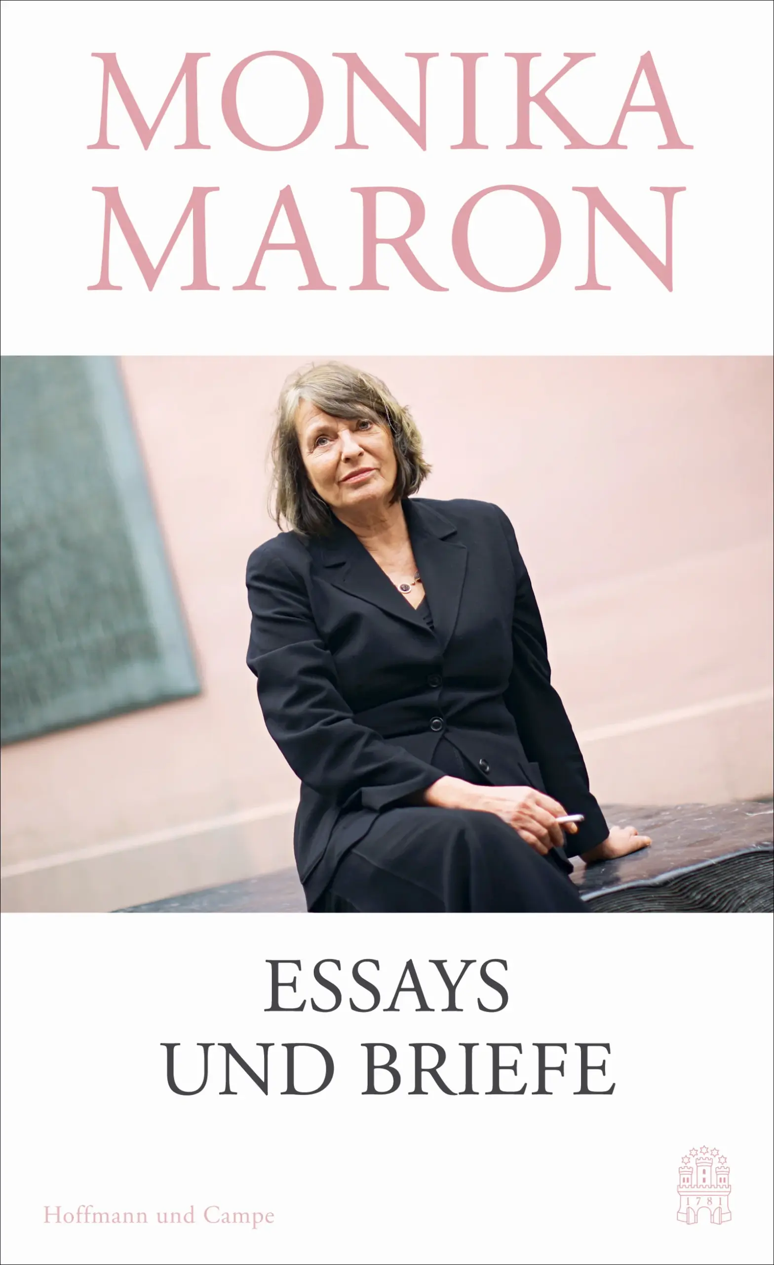 Die gesammelten Essays und Briefe einer großen Schriftstellerin unserer Zeit in einem Band. Eindrucksvoll zeigen die Essays, dass Monika Maron schon immer Stellung zu politischen, sozialen, gesellschaftlichen und kulturellen Themen bezog und sich nie vereinnahmen ließ. »Monika Marons jüdisch-polnischer-sozialistisch-bürgerlicher ost-westdeutscher Lebenslauf ist sehr eindrücklich. In ihren Essays und Romanen zeichnet sie nach, wie Geschichte in Familien und Paarbeziehungen nicht nur vorkommt, sondern auf sie durchschlägt, weil sie dort zu Handlungen aufruft.«Jürgen KaubeHerausgeber der Frankfurter Allgemeinen Zeitung